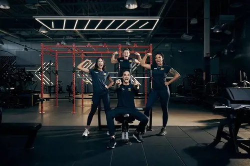 Fitness24Seven - Välkommen till Fitness24Seven - På detta gym kan du bland annat träna styrketräning och konditionsträning med moderna träningsmaskiner och fria vikter.Här finns också TjejgymEn del av gymmet är för tjejer och för tjejer endast. En avslappnad miljö med plats för både fria vikter och styrkemaskiner.Alla de andra delarna av gymmet är självklart öppna för både tjejer och killar.Cardio &amp; uppvärmningFå upp pulsen, känn farten och bli varm i kläderna.Spring på löpbandet, gå på Crosstrainern eller varför inte testa roddmaskinen?Oavsett vilket tempo du söker finns det utrustning som passar för just dig och din uppvärmning.Fria vikterTunga och lätta, stora och små.Vi erbjuder alla typer av fria vikter, alltifrån kettlebells till hantlar och skivstänger.Använd vikterna för att träna precis det du känner för.Bara fantasin sätter gränser.StyrkemaskinerUtmana dina muskler. På detta gym finns ett stort utbud av moderna styrkemaskiner för de flesta muskelgrupper.Träna biceps, triceps och mycket mer.Välkommen att svettas och lämna gärna maskinerna rena och fina till nästa person.OmklädningsrumTräningen börjar och slutar här.Byt om i lugn och ro, och gör dig redo för dagens utmaningar.Självklart finns här också förvaringsskåp för dina personliga prylar.Shop24SevenI behov av ny energi?I våra smarta varuautomater finns allt du behöver, oavsett när du behöver det.Köp en dryck, shake eller kanske en bar. Betalningen sker enkelt via swish eller kort. Välkommen att fylla på.Small group workoutKom igång med träningen!Small group workout är cirkelträning med en utbildad instruktör ute i gymmet.Vi tränar hela kroppen och alla kan vara med!Small Group Workout är en del av Fitness24sevens egna utbud.Stretch &amp; RelaxGe dig själv tid för återhämtning.Denna sektion är till för stretch och nedvarvning.Kom ner på mattan och sträck ut dina muskler.Slappna av och hitta tillbaka till lugnet med hjälp av redskap som Pilatesbollar och gummiband.RullstolsanpassatDetta gym är anpassat för rullstol och har tillgänglighetsanpassade dusch- och omklädningsrum.Gymmen i Stockholm har, som alla våra andra gym, öppet dygnet runt för alla våra medlemmar, så att du kan träna när det passar dig.Första Fitness24Seven gymmet öppnade 2003Det var 2003 som Fitness24Sevens grundare och ägare, Christian Ask, öppnade det första gymmet och äntrade Fitness-marknaden med ett gym på Henrik Smithsgatan i Malmö, Sverige.Därefter gick allting väldigt fort och det var 2005 som vi öppnade vårt allra första kontor och vårt första gym med gruppträningssalar i Lund, Sverige.Kontoret och gymmet är i anknytningar till varandra och är idag ett av våra flaggskepp.Redan 2006 hade vi 10 gym i Sverige och antalet skulle komma att bli allt fler.Om Fitness24Seven på LinkedinVi är en global fitnesskedja som erbjuder gym och gruppträning för över 400 000 medlemmar världen över.På Fitness24Seven är vår vision att leda människor till ett hälsosammare liv, oavsett vem de är eller var de bor.Med mer än 250 gym i fem länder har vi kommit ganska långt, men vår resa har precis börjat.Vi är alltid på väg någonstans nytt och vi bryter hela tiden nya mark. Vårt företag växer snabbt och är alltid i behov av nya hungriga talanger.När du jobbar med oss arbetar du tillsammans med 2 000 medarbetare i över 80 städer. Vi jobbar i hög hastighet och vår väg förändras hela tiden.Det du gör idag kanske inte är det du gör imorgon. Vi sätter ganska ambitiösa mål som vi uppnår tillsammans, eftersom vi tror att samarbete gör laget.Genom tillgänglighet, gästfrihet och funktionalitet erbjuder vi våra medlemmar en hälsosammare livsstil till ett attraktivt pris.Vi älskar att hålla saker enkelt och vårt erbjudande är inget undantag. Ett medlemskap som ger tillgång till alla gym i alla länder 24 timmar om dygnet.Anta utmaningen – gå med i vårt team!Star Trac hos Fitness24SevenMer om Fitness24SevenFitness24Seven på Facebook