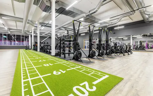 STC Industrigatan 12 YSTAD - Kom i form på 90 dagar! - STC Ystad är det perfekta gymmet för dig som vill träna i en ny och inspirerande miljö med generösa ytor för både kondition och styrketräningHär finns tillgång till personliga tränare som motiverar och bidrar med kunskap så att du når dina mål. Med två gruppträningssalar erbjuds ett maxat gruppträningsschema med ett härligt gäng instruktörer. En komplett träningsanläggning som erbjuder Kids Club under bemannade öppettider.STC Livsstilsprogram hjälper dig att gå ner i vikt på ett säkert och hållbart sätt genom att förändra ditt tankesätt kring kostvanor och träningsrutiner. Tillsammans med vår livsstilscoach tränar du i PT Small Group för att nå din målvikt.Möts av den lyxiga träningsmiljön och den bubblande glädjen som infinner sig på STC.Låt endorfinerna flöda i takt till musiken på funktionella ytor, moderna styrke- och konditionsmaskiner.Tillsammans med engagerade instruktörer och virtuella gruppträningspass kan du prova allt från yoga till tuffa BODYPUMP® pass.Gymträning STC Industrigatan 12 YSTADLåt endorfinerna flöda i det breda utbudet av moderna träningsmaskiner.CyklarTrampa igång svetten och känn hur konditionen förbättras på cykeln.CrosstrainerStäll dig på en crosstrainer och träna 80% av kroppens muskler. Ett skonsamt komplementet till löpning och skidåkning.RoddKanotist eller inte - oavsett så kan du träna upp styrka, kondition och uthållighet med roddmaskinen.SkiergTräna dig inför skidsäsongen året om med hjälp av skiergmaskinenLöpbandUppnå "runners high" på något av våra moderna löpband!STC - Kom iform på STC Industrigatan 12 YSTADHär, i hjärtat av YSTAD finner du träningsglädje fördelat på ! Gymmet erbjuder träning på moderna och förstklassiga konditions- och styrketräningsmaskiner framför stora luftiga panoramafönster som ger mer energi till din träning.Detta Malmö gym bjuder på roliga gruppträningspass för dig som vill variera din träning och träna tillsammans med andra. Här får du guidning och peppning av våra välutbildade instruktörer oavsett om du föredrar ett lugnare eller mer pulshöjande tempo. På gymmets takterrass tränar du under bar himmel i den friska luften. Här hittar du vår träningsrigg. Om du vill förbättra din kondition, få en starkare kropp eller en mer hälsosam livsstil finns våra personliga tränare alltid nära till hands för att du ska nå nya höjder med din träning.. Med närhet till fler av våra gym i Malmö."STC driver både kompletta träningsanläggningar för hela familjen samt mindre expressklubbar med tonvikt på styrka och kondition.Vårt breda utbud av gruppträning baseras på program från världens största leverantör, Les Mills.Våra gruppträningsinstruktörer är självklart certifierade och licensierade. Vi erbjuder träning för alla människor i alla åldrar."På vårt stora fräscha STC-gym känner du pulsen och träningsglädjen så fort du kliver in i gymmet.Här finns den senaste utrustningen för kondition och styrka, gruppträning, virtuell träning, proffsiga personliga tränare, kids club och cafédel.Med närhet till fler STC-gym runt om i området.Vi erbjuder dig ett brett träningsutbud, generösa öppettider &amp; över 200 gym att träna på.Erbjudande: Köp ett flexibelt gymkort från 299 kr/mån på STC med fri kort- &amp; startavgift.- Gruppträning.- Fräscha anläggningar.- Personlig träning.- Över 200 online pass.&nbsp;Om STCVi på STC tror på gemenskap och har därför sedan starten 1998 skapat miljöer där människor i alla åldrar kan träffas och träna för ett friskare liv.Vi har även ett stort grupptränings-utbud av egenutvecklad grupptränings-koncept där instruktörerna utbildas och licensieras löpande.&nbsp;Våra gym har den senaste tränings-utrustningen från tex. Cybex och Concept Träningsredskap av bästa kvalitet.Våra personliga tränare är certifierade och licensierade för att kunna erbjuda bästa möjliga personliga träning till våra medlemmar.Om STC - Över 200 gym från norr till söderVi på STC tror på gemenskap och har därför sedan starten 1998 skapat miljöer där människor i alla åldrar kan träffas och träna för ett friskare liv.Träningsanläggningarna är designade för att tillgodose ett varierat utbud av gruppträning som främst baseras på program från Les Mills, det världsledande företaget inom gruppträning där alla våra gruppträningsinstruktörer är certifierade och licensierade för att alltid leverera kvalitet.Vi har även ett stort gruppträningsutbud av egenutvecklad gruppträningskoncept där instruktörerna utbildas och licensieras löpande.Våra gym har den senaste träningsutrustningen av bästa kvalitet och våra personliga tränare är certifierade och licensierade för att kunna erbjuda bästa möjliga personliga träning till våra medlemmar.AffärsidéPassion för träning och att förbättra folkhälsan i Sverige har alltid varit grunden på STC, och lever vidare än idag.Vi vill genom ett brett träningsutbud som kännetecknas av glädje, passion och gemenskap erbjuda alla människor i alla åldrar träning och rörelse för ett friskare och lyckligare liv.Med vårt innehållsrika och prisvärda utbud strävar vi efter att vara en unik aktör inom friskvårdsbranschen.Glädje, passion, personlighet, proffsighet och gemenskap präglar våra klubbar och vår vardag i en härlig miljö.Hos oss är det alltid rent och fräscht, sällan kö till utrustningen och en skön atmosfär där alla passar in. Vi vet att om träningen finns nära så är chanserna att du kommer i gång mycket större!Vi finns på många platser i Stockholm för att du ska ha nära till träningen. Dessutom har vi öppet alla dagar klockan 05.00 – 23.00 för medlemmar.Träning kan göra underverk för din hälsa! Genom fysisk aktivitet kan du både förebygga och behandla många sjukdomar.På STC får du som blivit ordinerad Fysisk aktivitet på recept, FaR®, rabatterat pris på din träningFysisk aktivitet på recept innebär att legitimerad vårdpersonal ordinerar fysisk aktivitet.Aktiviteten blir en del av behandlingen och anpassas efter dina egna förutsättningar och önskemål.Det finns stort vetenskapligt stöd för att Fysisk aktivitet på recept (FaR®) fungerar.De positiva effekterna får du oavsett ålder eller tidigare träningsvana. Det är alltså aldrig för sent att börja röra på dig.Du som är otränad kommer snabbt att bli fysiskt starkare.Helsingborg CityHelsingborg HästmöllegrändenHelsingborg MariastadenHelsingborg OlympiaLandskronaMalmö HyllieMalmö LimhamnMalmö SorgenfriStaffanstorpTrelleborgYstad
