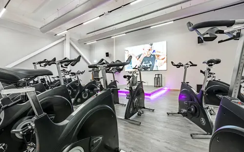 STC Industrigatan 12 YSTAD - Kom i form på 90 dagar! - STC Ystad är det perfekta gymmet för dig som vill träna i en ny och inspirerande miljö med generösa ytor för både kondition och styrketräningHär finns tillgång till personliga tränare som motiverar och bidrar med kunskap så att du når dina mål. Med två gruppträningssalar erbjuds ett maxat gruppträningsschema med ett härligt gäng instruktörer. En komplett träningsanläggning som erbjuder Kids Club under bemannade öppettider.STC Livsstilsprogram hjälper dig att gå ner i vikt på ett säkert och hållbart sätt genom att förändra ditt tankesätt kring kostvanor och träningsrutiner. Tillsammans med vår livsstilscoach tränar du i PT Small Group för att nå din målvikt.Möts av den lyxiga träningsmiljön och den bubblande glädjen som infinner sig på STC.Låt endorfinerna flöda i takt till musiken på funktionella ytor, moderna styrke- och konditionsmaskiner.Tillsammans med engagerade instruktörer och virtuella gruppträningspass kan du prova allt från yoga till tuffa BODYPUMP® pass.Gymträning STC Industrigatan 12 YSTADLåt endorfinerna flöda i det breda utbudet av moderna träningsmaskiner.CyklarTrampa igång svetten och känn hur konditionen förbättras på cykeln.CrosstrainerStäll dig på en crosstrainer och träna 80% av kroppens muskler. Ett skonsamt komplementet till löpning och skidåkning.RoddKanotist eller inte - oavsett så kan du träna upp styrka, kondition och uthållighet med roddmaskinen.SkiergTräna dig inför skidsäsongen året om med hjälp av skiergmaskinenLöpbandUppnå "runners high" på något av våra moderna löpband!STC - Kom iform på STC Industrigatan 12 YSTADHär, i hjärtat av YSTAD finner du träningsglädje fördelat på ! Gymmet erbjuder träning på moderna och förstklassiga konditions- och styrketräningsmaskiner framför stora luftiga panoramafönster som ger mer energi till din träning.Detta Malmö gym bjuder på roliga gruppträningspass för dig som vill variera din träning och träna tillsammans med andra. Här får du guidning och peppning av våra välutbildade instruktörer oavsett om du föredrar ett lugnare eller mer pulshöjande tempo. På gymmets takterrass tränar du under bar himmel i den friska luften. Här hittar du vår träningsrigg. Om du vill förbättra din kondition, få en starkare kropp eller en mer hälsosam livsstil finns våra personliga tränare alltid nära till hands för att du ska nå nya höjder med din träning.. Med närhet till fler av våra gym i Malmö."STC driver både kompletta träningsanläggningar för hela familjen samt mindre expressklubbar med tonvikt på styrka och kondition.Vårt breda utbud av gruppträning baseras på program från världens största leverantör, Les Mills.Våra gruppträningsinstruktörer är självklart certifierade och licensierade. Vi erbjuder träning för alla människor i alla åldrar."På vårt stora fräscha STC-gym känner du pulsen och träningsglädjen så fort du kliver in i gymmet.Här finns den senaste utrustningen för kondition och styrka, gruppträning, virtuell träning, proffsiga personliga tränare, kids club och cafédel.Med närhet till fler STC-gym runt om i området.Vi erbjuder dig ett brett träningsutbud, generösa öppettider &amp; över 200 gym att träna på.Erbjudande: Köp ett flexibelt gymkort från 299 kr/mån på STC med fri kort- &amp; startavgift.- Gruppträning.- Fräscha anläggningar.- Personlig träning.- Över 200 online pass.&nbsp;Om STCVi på STC tror på gemenskap och har därför sedan starten 1998 skapat miljöer där människor i alla åldrar kan träffas och träna för ett friskare liv.Vi har även ett stort grupptränings-utbud av egenutvecklad grupptränings-koncept där instruktörerna utbildas och licensieras löpande.&nbsp;Våra gym har den senaste tränings-utrustningen från tex. Cybex och Concept Träningsredskap av bästa kvalitet.Våra personliga tränare är certifierade och licensierade för att kunna erbjuda bästa möjliga personliga träning till våra medlemmar.Om STC - Över 200 gym från norr till söderVi på STC tror på gemenskap och har därför sedan starten 1998 skapat miljöer där människor i alla åldrar kan träffas och träna för ett friskare liv.Träningsanläggningarna är designade för att tillgodose ett varierat utbud av gruppträning som främst baseras på program från Les Mills, det världsledande företaget inom gruppträning där alla våra gruppträningsinstruktörer är certifierade och licensierade för att alltid leverera kvalitet.Vi har även ett stort gruppträningsutbud av egenutvecklad gruppträningskoncept där instruktörerna utbildas och licensieras löpande.Våra gym har den senaste träningsutrustningen av bästa kvalitet och våra personliga tränare är certifierade och licensierade för att kunna erbjuda bästa möjliga personliga träning till våra medlemmar.AffärsidéPassion för träning och att förbättra folkhälsan i Sverige har alltid varit grunden på STC, och lever vidare än idag.Vi vill genom ett brett träningsutbud som kännetecknas av glädje, passion och gemenskap erbjuda alla människor i alla åldrar träning och rörelse för ett friskare och lyckligare liv.Med vårt innehållsrika och prisvärda utbud strävar vi efter att vara en unik aktör inom friskvårdsbranschen.Glädje, passion, personlighet, proffsighet och gemenskap präglar våra klubbar och vår vardag i en härlig miljö.Hos oss är det alltid rent och fräscht, sällan kö till utrustningen och en skön atmosfär där alla passar in. Vi vet att om träningen finns nära så är chanserna att du kommer i gång mycket större!Vi finns på många platser i Stockholm för att du ska ha nära till träningen. Dessutom har vi öppet alla dagar klockan 05.00 – 23.00 för medlemmar.Träning kan göra underverk för din hälsa! Genom fysisk aktivitet kan du både förebygga och behandla många sjukdomar.På STC får du som blivit ordinerad Fysisk aktivitet på recept, FaR®, rabatterat pris på din träningFysisk aktivitet på recept innebär att legitimerad vårdpersonal ordinerar fysisk aktivitet.Aktiviteten blir en del av behandlingen och anpassas efter dina egna förutsättningar och önskemål.Det finns stort vetenskapligt stöd för att Fysisk aktivitet på recept (FaR®) fungerar.De positiva effekterna får du oavsett ålder eller tidigare träningsvana. Det är alltså aldrig för sent att börja röra på dig.Du som är otränad kommer snabbt att bli fysiskt starkare.Helsingborg CityHelsingborg HästmöllegrändenHelsingborg MariastadenHelsingborg OlympiaLandskronaMalmö HyllieMalmö LimhamnMalmö SorgenfriStaffanstorpTrelleborgYstad