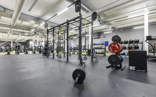 STC Industrigatan 12 YSTAD - Kom i form på 90 dagar! - STC Ystad är det perfekta gymmet för dig som vill träna i en ny och inspirerande miljö med generösa ytor för både kondition och styrketräningHär finns tillgång till personliga tränare som motiverar och bidrar med kunskap så att du når dina mål. Med två gruppträningssalar erbjuds ett maxat gruppträningsschema med ett härligt gäng instruktörer. En komplett träningsanläggning som erbjuder Kids Club under bemannade öppettider.STC Livsstilsprogram hjälper dig att gå ner i vikt på ett säkert och hållbart sätt genom att förändra ditt tankesätt kring kostvanor och träningsrutiner. Tillsammans med vår livsstilscoach tränar du i PT Small Group för att nå din målvikt.Möts av den lyxiga träningsmiljön och den bubblande glädjen som infinner sig på STC.Låt endorfinerna flöda i takt till musiken på funktionella ytor, moderna styrke- och konditionsmaskiner.Tillsammans med engagerade instruktörer och virtuella gruppträningspass kan du prova allt från yoga till tuffa BODYPUMP® pass.Gymträning STC Industrigatan 12 YSTADLåt endorfinerna flöda i det breda utbudet av moderna träningsmaskiner.CyklarTrampa igång svetten och känn hur konditionen förbättras på cykeln.CrosstrainerStäll dig på en crosstrainer och träna 80% av kroppens muskler. Ett skonsamt komplementet till löpning och skidåkning.RoddKanotist eller inte - oavsett så kan du träna upp styrka, kondition och uthållighet med roddmaskinen.SkiergTräna dig inför skidsäsongen året om med hjälp av skiergmaskinenLöpbandUppnå "runners high" på något av våra moderna löpband!STC - Kom iform på STC Industrigatan 12 YSTADHär, i hjärtat av YSTAD finner du träningsglädje fördelat på ! Gymmet erbjuder träning på moderna och förstklassiga konditions- och styrketräningsmaskiner framför stora luftiga panoramafönster som ger mer energi till din träning.Detta Malmö gym bjuder på roliga gruppträningspass för dig som vill variera din träning och träna tillsammans med andra. Här får du guidning och peppning av våra välutbildade instruktörer oavsett om du föredrar ett lugnare eller mer pulshöjande tempo. På gymmets takterrass tränar du under bar himmel i den friska luften. Här hittar du vår träningsrigg. Om du vill förbättra din kondition, få en starkare kropp eller en mer hälsosam livsstil finns våra personliga tränare alltid nära till hands för att du ska nå nya höjder med din träning.. Med närhet till fler av våra gym i Malmö."STC driver både kompletta träningsanläggningar för hela familjen samt mindre expressklubbar med tonvikt på styrka och kondition.Vårt breda utbud av gruppträning baseras på program från världens största leverantör, Les Mills.Våra gruppträningsinstruktörer är självklart certifierade och licensierade. Vi erbjuder träning för alla människor i alla åldrar."På vårt stora fräscha STC-gym känner du pulsen och träningsglädjen så fort du kliver in i gymmet.Här finns den senaste utrustningen för kondition och styrka, gruppträning, virtuell träning, proffsiga personliga tränare, kids club och cafédel.Med närhet till fler STC-gym runt om i området.Vi erbjuder dig ett brett träningsutbud, generösa öppettider &amp; över 200 gym att träna på.Erbjudande: Köp ett flexibelt gymkort från 299 kr/mån på STC med fri kort- &amp; startavgift.- Gruppträning.- Fräscha anläggningar.- Personlig träning.- Över 200 online pass.&nbsp;Om STCVi på STC tror på gemenskap och har därför sedan starten 1998 skapat miljöer där människor i alla åldrar kan träffas och träna för ett friskare liv.Vi har även ett stort grupptränings-utbud av egenutvecklad grupptränings-koncept där instruktörerna utbildas och licensieras löpande.&nbsp;Våra gym har den senaste tränings-utrustningen från tex. Cybex och Concept Träningsredskap av bästa kvalitet.Våra personliga tränare är certifierade och licensierade för att kunna erbjuda bästa möjliga personliga träning till våra medlemmar.Om STC - Över 200 gym från norr till söderVi på STC tror på gemenskap och har därför sedan starten 1998 skapat miljöer där människor i alla åldrar kan träffas och träna för ett friskare liv.Träningsanläggningarna är designade för att tillgodose ett varierat utbud av gruppträning som främst baseras på program från Les Mills, det världsledande företaget inom gruppträning där alla våra gruppträningsinstruktörer är certifierade och licensierade för att alltid leverera kvalitet.Vi har även ett stort gruppträningsutbud av egenutvecklad gruppträningskoncept där instruktörerna utbildas och licensieras löpande.Våra gym har den senaste träningsutrustningen av bästa kvalitet och våra personliga tränare är certifierade och licensierade för att kunna erbjuda bästa möjliga personliga träning till våra medlemmar.AffärsidéPassion för träning och att förbättra folkhälsan i Sverige har alltid varit grunden på STC, och lever vidare än idag.Vi vill genom ett brett träningsutbud som kännetecknas av glädje, passion och gemenskap erbjuda alla människor i alla åldrar träning och rörelse för ett friskare och lyckligare liv.Med vårt innehållsrika och prisvärda utbud strävar vi efter att vara en unik aktör inom friskvårdsbranschen.Glädje, passion, personlighet, proffsighet och gemenskap präglar våra klubbar och vår vardag i en härlig miljö.Hos oss är det alltid rent och fräscht, sällan kö till utrustningen och en skön atmosfär där alla passar in. Vi vet att om träningen finns nära så är chanserna att du kommer i gång mycket större!Vi finns på många platser i Stockholm för att du ska ha nära till träningen. Dessutom har vi öppet alla dagar klockan 05.00 – 23.00 för medlemmar.Träning kan göra underverk för din hälsa! Genom fysisk aktivitet kan du både förebygga och behandla många sjukdomar.På STC får du som blivit ordinerad Fysisk aktivitet på recept, FaR®, rabatterat pris på din träningFysisk aktivitet på recept innebär att legitimerad vårdpersonal ordinerar fysisk aktivitet.Aktiviteten blir en del av behandlingen och anpassas efter dina egna förutsättningar och önskemål.Det finns stort vetenskapligt stöd för att Fysisk aktivitet på recept (FaR®) fungerar.De positiva effekterna får du oavsett ålder eller tidigare träningsvana. Det är alltså aldrig för sent att börja röra på dig.Du som är otränad kommer snabbt att bli fysiskt starkare.Helsingborg CityHelsingborg HästmöllegrändenHelsingborg MariastadenHelsingborg OlympiaLandskronaMalmö HyllieMalmö LimhamnMalmö SorgenfriStaffanstorpTrelleborgYstad