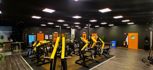Nordic Wellness DragongatanVälkommen till vår splitternya &amp; toppmoderna klubb i Ystad!Här välkomnar vi dig till en premiumklubb med nya, fräscha lokaler på två våningar som är välutrustat med helt nya maskiner, flera gruppträningssalar och Kidz Club.Hos oss jobbar proffsig personal med stor känsla för glädje och service!I våra gruppträningssalar träffar du välutbildade instruktörer som ger dig en fantastisk träningsupplevelse.Vill du ha snabba resultat eller hjälp med att komma igång?Då kontaktar du en av våra personliga tränare.Har du barn mellan 1,5-10 år?Då kan du lämna i barnet i Kidz Club under tiden du tränar hos oss.Vilken träningsform du än att erbjuda och oavsett om du är van vid träna eller ej, så gör vi vårt allra bästa för att du ska trivas!Varmt välkommen till oss!Besök oss så visar vi dig runt och berättar mer!GRATIS KONSULTATION!Vill du få hjälp att nå dina mål?Med en personlig tränare kommer du snabbt igång med ett individanpassat träningsschema som ger resultat.I det första mötet går vi igenom vad du önskar uppnå samt sätter realistiska mål efter dina förutsättningar.Fyll i kontaktformuläret nedan så kontaktar vi dig för 30 minuters kostnadsfri konsultation.Vissa personliga tränare erbjuder nu också tjänsten PT online.Vid förhinder behöver du avboka mötet 24h innan utsatt tid, annars debiteras du 200 kr.Här kan du ta del av toppmoderna maskiner, fria vikter, gruppträning, virtuell träning och riktigt mycket tränings-glädje.Kom gärna in och ta en kaffe, kika på den fantastiska anläggningen och prata med oss direkt i receptionen.Vi erbjuder självklart prov-vecka för dig som vill testa vår härliga klubb och utbud.Vi har gratis parkering hos oss också.GRATIS KONSULTATION!Vill du få hjälp att nå dina mål?Med en personlig tränare kommer du snabbt igång med ett individanpassat träningsschema som ger resultat.I det första mötet går vi igenom vad du önskar uppnå samt sätter realistiska mål efter dina förutsättningar.Fyll i kontaktformuläret nedan så kontaktar vi dig för 30 minuters kostnadsfri konsultation.Vissa personliga tränare erbjuder nu också tjänsten PT online.Vid förhinder behöver du avboka mötet 24h innan utsatt tid, annars debiteras du 200 kr.Kolla ditt gym på alla bolagNordic Wellness Din Bästa-GymPartnerHär är de 15st mest sökta gymmen på GymKarta i Juli 2023Nordic Wellness Lindholmen på Lindholmsallén 20 i GöteborgSATS Gamlestaden på Gamlestadstorget 7 i GöteborgSTC Sävedalen - Göteborgsvägen 104 - GymKarta.seSTC munkebäck på Munkebäcks Allé 26 i GöteborgNordic Wellness Göteborg Kviberg Arena - GymKarta.seNordic Wellness Kungälv Kongahälla - GymKarta.seActic Lerum - Vattenpalatset på Häradsvägen 3 i Lerum&nbsp;Maximus Gym Brunnsbo på Folkvisegatan 15 i GöteborgSATS Hovås på Björklundabacken 2 i Hovås - GymKarta.seNordic Wellness Backaplan på Gustaf Dalénsgatan 13Fitness24Seven på Lergöksgatan 6 i Västra FrölundaSATS Askim (Sisjön stora) på Ekonomivägen 6 i AskimSTC på Ekenleden 10 i Kållered - GymKarta.seNordic Wellness Marklandsgatan - GymKarta.seNordic Wellness på Vasagatan 7 i Göteborg