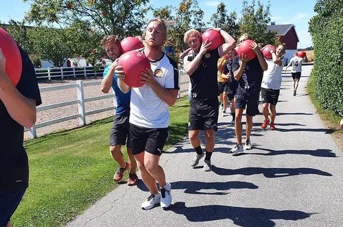HOLGER - en liten Functional Fitness Box! - HOLGER är en liten Functional Fitness Box vackert belägen strax söder om Skurup. Vår adress är Hassle Bösarp 142, 274 93 Skurup. Hos oss finns inga speglar, stora maskiner eller dyr inredning. Istället så handlar HOLGER om gemenskap, kamratskap, rolig träning och god hälsa. Vi utför varierad och utmanande träning under hög intensitet. Vi lyfter, ror, springer, hoppar, klättrar… men framförallt så skrattar, pushar, skämtar, stöttar vi varandra. Oavsett nivå så är alla välkomna till HOLGER. Från den som har ambition att tävla till nybörjaren som kämpar med sin första push-up. Vårt mål är att vara det självklara valet för människor i Skurup med omnejd som tycker om denna typen av träning. HOLGER ska vara en plats att mötas, träna hårt, gå in i väggen och komma igen. En fritidsgård för vuxna med andra ord. Varmt välkomna att bli en del av vår gemenskap. Det är människorna som gör HOLGER.