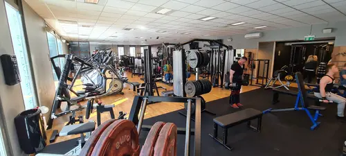 Välkommen till Nordic Wellness Vellinge City!Här kan du ta del av toppmoderna maskiner, fria vikter, gruppträning, virtuell träning och riktigt mycket tränings-glädje.Kom gärna in och ta en kaffe, kika på den fantastiska anläggningen och prata med oss direkt i receptionen.Vi erbjuder självklart prov-vecka för dig som vill testa vår härliga klubb och utbud.Vi har gratis parkering hos oss också.GRATIS KONSULTATION!Vill du få hjälp att nå dina mål?Med en personlig tränare kommer du snabbt igång med ett individanpassat träningsschema som ger resultat.I det första mötet går vi igenom vad du önskar uppnå samt sätter realistiska mål efter dina förutsättningar.Fyll i kontaktformuläret nedan så kontaktar vi dig för 30 minuters kostnadsfri konsultation.Vissa personliga tränare erbjuder nu också tjänsten PT online.Vid förhinder behöver du avboka mötet 24h innan utsatt tid, annars debiteras du 200 kr.Kolla ditt gym på alla bolagFitnessprofilen Julia på Nordic Wellness: Är ditt mål att ha en något tajtare form till beachen?BEHÖVER DU PT? Känner du att du inte har disciplinen att komma i gång med träningen hemma? Hör av dig direkt till Julia och boka professionell hjälp!Nordic Wellness Din Bästa-GymPartnerHär är de 15st mest sökta gymmen på GymKarta i Juli 2023Nordic Wellness Lindholmen på Lindholmsallén 20 i GöteborgSATS Gamlestaden på Gamlestadstorget 7 i GöteborgSTC Sävedalen - Göteborgsvägen 104 - GymKarta.seSTC munkebäck på Munkebäcks Allé 26 i GöteborgNordic Wellness Göteborg Kviberg Arena - GymKarta.seNordic Wellness Kungälv Kongahälla - GymKarta.seActic Lerum - Vattenpalatset på Häradsvägen 3 i Lerum&nbsp;Maximus Gym Brunnsbo på Folkvisegatan 15 i GöteborgSATS Hovås på Björklundabacken 2 i Hovås - GymKarta.seNordic Wellness Backaplan på Gustaf Dalénsgatan 13Fitness24Seven på Lergöksgatan 6 i Västra FrölundaSATS Askim (Sisjön stora) på Ekonomivägen 6 i AskimSTC på Ekenleden 10 i Kållered - GymKarta.seNordic Wellness Marklandsgatan - GymKarta.seNordic Wellness på Vasagatan 7 i GöteborgNo Carb Protein-Pannkakor - Muskelshoppen