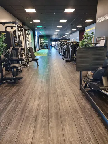 Välkommen till Nordic Wellness Malmö Svågertorp!Här kan du ta del av toppmoderna maskiner, fria vikter, gruppträning, virtuell träning och riktigt mycket tränings-glädje.Kom gärna in och ta en kaffe, kika på den fantastiska anläggningen och prata med oss direkt i receptionen.Vi erbjuder självklart prov-vecka för dig som vill testa vår härliga klubb och utbud.Vi har gratis parkering hos oss också.GRATIS KONSULTATION!Vill du få hjälp att nå dina mål?Med en personlig tränare kommer du snabbt igång med ett individanpassat träningsschema som ger resultat.I det första mötet går vi igenom vad du önskar uppnå samt sätter realistiska mål efter dina förutsättningar.Fyll i kontaktformuläret nedan så kontaktar vi dig för 30 minuters kostnadsfri konsultation.Vissa personliga tränare erbjuder nu också tjänsten PT online.Vid förhinder behöver du avboka mötet 24h innan utsatt tid, annars debiteras du 200 kr.Kolla ditt gym på alla bolagFitnessprofilen Julia på Nordic Wellness: Är ditt mål att ha en något tajtare form till beachen?BEHÖVER DU PT? Känner du att du inte har disciplinen att komma i gång med träningen hemma? Hör av dig direkt till Julia och boka professionell hjälp!Nordic Wellness Din Bästa-GymPartnerHär är de 15st mest sökta gymmen på GymKarta i Juli 2023Nordic Wellness Lindholmen på Lindholmsallén 20 i GöteborgSATS Gamlestaden på Gamlestadstorget 7 i GöteborgSTC Sävedalen - Göteborgsvägen 104 - GymKarta.seSTC munkebäck på Munkebäcks Allé 26 i GöteborgNordic Wellness Göteborg Kviberg Arena - GymKarta.seNordic Wellness Kungälv Kongahälla - GymKarta.seActic Lerum - Vattenpalatset på Häradsvägen 3 i Lerum&nbsp;Maximus Gym Brunnsbo på Folkvisegatan 15 i GöteborgSATS Hovås på Björklundabacken 2 i Hovås - GymKarta.seNordic Wellness Backaplan på Gustaf Dalénsgatan 13Fitness24Seven på Lergöksgatan 6 i Västra FrölundaSATS Askim (Sisjön stora) på Ekonomivägen 6 i AskimSTC på Ekenleden 10 i Kållered - GymKarta.seNordic Wellness Marklandsgatan - GymKarta.seNordic Wellness på Vasagatan 7 i GöteborgNo Carb Protein-Pannkakor - Muskelshoppen