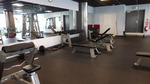 Därför ska du träna hos Actic Malmö SödervärnSom en av Sveriges ledande gymkedjor har vi jobbat med träning i över 40 årVi har ett brett erbjudande av inspirerande träning på 110 gym och 50 bad från Luleå i norr till Malmö i söder.Hos oss träffar du vänlig och kunnig personal och gymmar i fräscha lokaler. Du kan träna gruppträning både inomhus och utomhus och självklart är du också välkommen att simma och bada hos oss!110 GYM ÖVER HELA SVERIGE50 BAD I DIREKT ANSLUTNING TILL VÅRA GYMINSPIRERANDE OCH EFFEKTIV GRUPPTRÄNINGONLINEPASS I ACTIC APPENVECKORS DIGITAL TRÄNINGSSTART MED COACHGENERÖSA ÖPPETTIDERSKRÄDDARSY DITT MEDLEMSKAPHitta ditt Actic gym nära digMed över 115 gym runt om i Sverige finns det många möjligheter till träning, ange namnet på det gym eller den stad som du vill träna på nedan så hittar du den information du behöver.Träna i gymmet, testa på gruppträningspass, simma i badet eller kontakta oss så kan vi hjälpa dig att hitta den träning som passar dig!GruppträningDet är roligare att träna tillsammans!För dig som gillar att träna i grupp med en peppande instruktör till inspirerande musik rekommenderar vi gruppträning.Mer än hälften av våra anläggningar erbjuder gruppträning!Boka passDu hittar aktuella scheman för alla gruppträningspass på Mina Sidor eller på ditt gym.Du bokar enkelt dina gruppträningspass i vår Actic app eller på Mina Sidor.Bokningsreglerna hittar du här.Träna på gym och få upp din styrka!Varför ska du träna styrketräning? Nedan får du några exempel på vilka fördelar du får genom att träna styrka på gym med oss:En starkare kropp avlastar kroppens leder.Skelettets hållfasthet förbättras och bentätheten ökar, något som motverkar risken att drabbas av benskörhet.Ämnesomsättningen ökar, vilket är bra om du vill gå ner eller hålla din vikt.Muskulära obalanser tränas bort och ger en bättre hållning.Du kommer att få en bättre hållning vid stärkande av core.Du kommer lättare kunna lyfta dina barn eller barnbarn, bära hem kassarna från mataffären&nbsp; och förhoppningsvis även känna dig starkare!Träna styrka med säker och effektiv träningHos oss på Actic hittar du alltid instruktörer ute i lokalen som ger råd och tips kring hur du kan träna styrketräning på gym.Vi visar hur övningar kan genomföras för att undvika skador och berättar hur du kan undvika vanliga fel i din träning – allt för att du ska få ut maximalt av din träning, nå dina mål och bygga muskler.Lycka till med din styrketräning!30 minuter räcker!På Actic tränar vi enligt träningsmetoden HIT (högintensitetsträning), vilket innebär att du på endast 30 minuter ger din kropp tillräcklig träning för att utvecklas.Genom att träna på gym och köra ett set med 8-12 repetitioner i varje maskin med mycket kort vila mellan maskinerna hinner du träna hela kroppen på endast 30 minuter.Vår rekommendation är 2-3 träningspass på gymmet i veckan.Då hinner du både stimulera muskeltillväxten och få tid till återhämtning mellan passen.