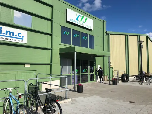 Välkommen till Nordic Wellness Fair Play!Här kan du ta del av toppmoderna maskiner, fria vikter, gruppträning, virtuell träning och riktigt mycket tränings-glädje.Kom gärna in och ta en kaffe, kika på den fantastiska anläggningen och prata med oss direkt i receptionen.Vi erbjuder självklart prov-vecka för dig som vill testa vår härliga klubb och utbud.Vi har gratis parkering hos oss också.GRATIS KONSULTATION!Vill du få hjälp att nå dina mål?Med en personlig tränare kommer du snabbt igång med ett individanpassat träningsschema som ger resultat.I det första mötet går vi igenom vad du önskar uppnå samt sätter realistiska mål efter dina förutsättningar.Fyll i kontaktformuläret nedan så kontaktar vi dig för 30 minuters kostnadsfri konsultation.Vissa personliga tränare erbjuder nu också tjänsten PT online.Vid förhinder behöver du avboka mötet 24h innan utsatt tid, annars debiteras du 200 kr.Kolla ditt gym på alla bolagFitnessprofilen Julia på Nordic Wellness: Är ditt mål att ha en något tajtare form till beachen?BEHÖVER DU PT? Känner du att du inte har disciplinen att komma i gång med träningen hemma? Hör av dig direkt till Julia och boka professionell hjälp!Nordic Wellness Din Bästa-GymPartnerHär är de 15st mest sökta gymmen på GymKarta i Juli 2023Nordic Wellness Lindholmen på Lindholmsallén 20 i GöteborgSATS Gamlestaden på Gamlestadstorget 7 i GöteborgSTC Sävedalen - Göteborgsvägen 104 - GymKarta.seSTC munkebäck på Munkebäcks Allé 26 i GöteborgNordic Wellness Göteborg Kviberg Arena - GymKarta.seNordic Wellness Kungälv Kongahälla - GymKarta.seActic Lerum - Vattenpalatset på Häradsvägen 3 i Lerum&nbsp;Maximus Gym Brunnsbo på Folkvisegatan 15 i GöteborgSATS Hovås på Björklundabacken 2 i Hovås - GymKarta.seNordic Wellness Backaplan på Gustaf Dalénsgatan 13Fitness24Seven på Lergöksgatan 6 i Västra FrölundaSATS Askim (Sisjön stora) på Ekonomivägen 6 i AskimSTC på Ekenleden 10 i Kållered - GymKarta.seNordic Wellness Marklandsgatan - GymKarta.seNordic Wellness på Vasagatan 7 i GöteborgNo Carb Protein-Pannkakor - Muskelshoppen
