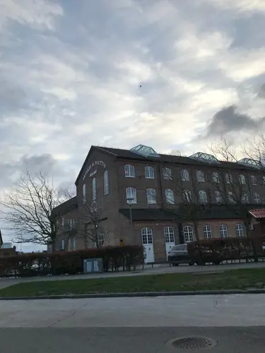 Vår träning på Friskis &amp; Svettis LimhamnMänniskan är gjord för rörelse, vi mår bra när vi rör på oss.Vad är du sugen på att träna idag?​Det finns många skäl till att träna. Vi tycker att träning ska kännas lustfyllt, så att ha kul är ett gott skäl till att träna. Du får mer energi. Du får en härligare känsla i kroppen.Träna hos oss kan du göra på många olika sättKika in här och hitta träningen som passar dig bäst. Eller utmana dig och träna något nytt.&nbsp;ÅldersgränserPå några av våra träningsformer har vi särskilda åldersgränser2-6 år på Familjejympa7-12 år på all gruppträning utan redskap tillsammans med förälder/vuxen.10 år på träning i gymmet tillsammans med förälder/vuxen13 år på all typ av träningSpinningKonditionsträningen som är både svettig &amp; energifylld - på spincykelDu tränar på en spincykel, där det är du själv som väljer och reglerar motståndet.Du bestämmer hur lätt eller utmanande det blir för dig.&nbsp;Ledaren guidar genom passet och peppar dig igenom de&nbsp;tre olika positioner som ett spinpass innehåller: en sittande och två stående.Allt för att variera träningseffekten.&nbsp;Spinning ger dig effektiv konditionsträning som ger varierande träningseffekter: snabbhet, uthållighet och styrka.Indoor walkingFlowig träning på crosstrainer. Indoor walking (IW) är effektiv konditionsträning på crosstrainer, en så kallad walker. På köpet utmanar du din bålstabilitet och balans.&nbsp;Rörelsemönstret på en Crosstrainer/walker liknar löpning och skidåkning.Hela kroppen engageras och känslan är skönt flowingEn schysst bonus är att träningen är skonsam för lederna, oavsett om du väljer att ta det lugnt eller utmana dig ordentligt.&nbsp;Första gången? För att träna IW är det bra om du är minst 150 cm lång på grund av walkerns storlek och avstånd mellan trampor och stavar.Här hittar du fler Friskis &amp; Svettis i GöteborgFriskis&amp;Svettis Västra hamngatanFriskis&amp;Svettis MajornaFriskisSvettisFriskis&amp;Svettis KvillebäckenFriskis&amp;Svettis ValhallaFriskis&amp;Svettis GårdaFriskis&amp;Svettis JohannebergFriskis&amp; Svettis FrölundaVarmt välkommen till Göteborgs främsta träningsanläggningar med gymutrustning från de världsledande varumärkena Technogym, Life Fitness, Precor, Cybex!Kolla ditt gym på alla bolagKöp Kosttillskott &amp; TräningskläderIndoor walking hemma?Här är de 15st mest sökta gymmen på GymKarta i Juli 2023Nordic Wellness Lindholmen på Lindholmsallén 20 i GöteborgSATS Gamlestaden på Gamlestadstorget 7 i GöteborgSTC Sävedalen - Göteborgsvägen 104 - GymKarta.seSTC munkebäck på Munkebäcks Allé 26 i GöteborgNordic Wellness Göteborg Kviberg Arena - GymKarta.seNordic Wellness Kungälv Kongahälla - GymKarta.seActic Lerum - Vattenpalatset på Häradsvägen 3 i Lerum&nbsp;Maximus Gym Brunnsbo på Folkvisegatan 15 i GöteborgSATS Hovås på Björklundabacken 2 i Hovås - GymKarta.seNordic Wellness Backaplan på Gustaf Dalénsgatan 13Fitness24Seven på Lergöksgatan 6 i Västra FrölundaSATS Askim (Sisjön stora) på Ekonomivägen 6 i AskimSTC på Ekenleden 10 i Kållered - GymKarta.seNordic Wellness Marklandsgatan - GymKarta.seNordic Wellness på Vasagatan 7 i Göteborg