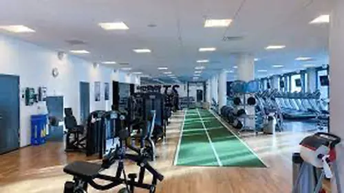 SATS Mobilia - Detta är ett av våra mest populära center som har högt tempo och inspirerande tränings-atmosfär året runtVälbesökt center med unik tränings-atmosfär och populära maskiner.Recension av Victor Johansson Member 566P - Sats Mobilia i MalmöSats Mobilia är ett bra gym på flera sätt och denna recension ska försöka sammanfatta upplevelsen på ett rättvist sätt.Sats Mobilia ligger på översta våningen på köpcentret Mobilia.Inne på gymmet finns ett cykelställ där man kan låsa sin cykel om man inte vill lämna sin cykel i regnet.Detta cykelställ är inte lika stöldbegärligt som det utomhus heller.Själva gymmet är en stor lokal med mycket fönster för naturlig ljussättning vilket skapar en fräsch känsla att träna iBåde gymmet och omklädningsrummen är alltid i rent och snyggt skick och det finns alltid många skåp lediga.Inne i omklädningsrummet finns det flera toaletter och en bastu.Ute i gymmet finns det flera vatten-stationer så att man kan fylla på sin vattenflaska utan att behöva gå igenom hela gymmet.Det finns också rengörings-spray och papper på flera ställen på gymmet vilket gör att fler faktiskt bryr sig om att hålla maskinerna rena och fräscha.Om man tycker om att träna på sen eftermiddag eller kväll kan man räkna med att det är ganska mycket folk men tack vare det stora utbudet av maskiner och annan utrustning så kan man få till ett bra träningspass ändåPå dagtid är det inte mycket människor där och du kan räkna med att få träna ifred.Utrustningsmässigt så har Sats Mobilia allt man kan tänka sig finnas på ett gym. Det finns många Löpband, Crosstrainers och Motionscyklar.Det finns också flera alternativ till samtliga muskelgrupper i maskinväg så att det ska finnas något för alla.Utöver maskinerna finns det många stationer för skivstänger och olika sorters racks om man föredrar att träna med fria vikter.Föredrar man hantlar så är det inte något problem heller då det finns dubbla uppsättningar med hantlar samt många lutbara bänkar.Gymmet ska också ha lite beröm för den stora mängden övrig utrustning som finns tillgänglig för medlemmarna.I gymmets hyllor finns allt från tyngdlyftar bälten till huvudsele för att träna nacken.Sist men absolut inte minst så ska personalen få sig en klapp på axeln.Alltid får man ett hej med ett leende på läpparna när man kommer och de har även ett allmänt trevligt bemötande.Om du som läser detta tränar på något annat Sats och om du är nöjd, gör som jag och skriv en recension.Jag tycker att SATS är värda all uppmuntran...Andra Sats i Malmö som jag inte ännu besökt är:SATS EntréSATS Västra HamnenSATS Malmö CityVälkommen till SATS' 12 gym i Göteborg!AskimEriksbergGamlestadenHovåsKompassenLandalaMasthuggetMölnlyckeSisjönTorpavallenTorslandaValhalla&nbsp;SATS Din GymPartnerAlla är välkomna till SATS. Vi motiverar våra medlemmar genom att utgå från deras egen nivå och bidra med positiva utmaningar, både stora och små.&nbsp;Här finner du ett brett utbud av olika träningsformer och en mängd olika grupptränings-pass.Med flexibla medlemskap kan vi erbjuda ett skräddarsytt upplägg som passar just för dig; oavsett om du vill styrketräna, träna kondition, träna med PT, träna hemma med Online Training eller träna i grupp.Vi har något för alla. Flera av våra gym erbjuder även barnpassning.Muskelshoppen – Köp Kosttillskott &amp; Träningskläder i Göteborg &amp; MölndalHär kan du läsa om SATS historiaHär är de 15st mest sökta gymmen på GymKarta i Juli 2023Nordic Wellness Lindholmen på Lindholmsallén 20 i GöteborgSATS Gamlestaden på Gamlestadstorget 7 i GöteborgSTC Sävedalen - Göteborgsvägen 104 - GymKarta.seSTC munkebäck på Munkebäcks Allé 26 i GöteborgNordic Wellness Göteborg Kviberg Arena - GymKarta.seNordic Wellness Kungälv Kongahälla - GymKarta.seActic Lerum - Vattenpalatset på Häradsvägen 3 i Lerum&nbsp;Maximus Gym Brunnsbo på Folkvisegatan 15 i GöteborgSATS Hovås på Björklundabacken 2 i Hovås - GymKarta.seNordic Wellness Backaplan på Gustaf Dalénsgatan 13Fitness24Seven på Lergöksgatan 6 i Västra FrölundaSATS Askim (Sisjön stora) på Ekonomivägen 6 i AskimSTC på Ekenleden 10 i Kållered - GymKarta.seNordic Wellness Marklandsgatan - GymKarta.seNordic Wellness på Vasagatan 7 i Göteborg