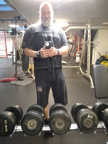 Vår träning på Friskis &amp; Svettis Människan är gjord för rörelse, vi mår bra när vi rör på oss.Vad är du sugen på att träna idag?​Det finns många skäl till att träna. Vi tycker att träning ska kännas lustfyllt, så att ha kul är ett gott skäl till att träna. Du får mer energi. Du får en härligare känsla i kroppen.Träna hos oss kan du göra på många olika sättKika in här och hitta träningen som passar dig bäst. Eller utmana dig och träna något nytt.&nbsp;ÅldersgränserPå några av våra träningsformer har vi särskilda åldersgränser2-6 år på Familjejympa7-12 år på all gruppträning utan redskap tillsammans med förälder/vuxen.10 år på träning i gymmet tillsammans med förälder/vuxen13 år på all typ av träningSpinningKonditionsträningen som är både svettig &amp; energifylld - på spincykelDu tränar på en spincykel, där det är du själv som väljer och reglerar motståndet.Du bestämmer hur lätt eller utmanande det blir för dig.&nbsp;Ledaren guidar genom passet och peppar dig igenom de&nbsp;tre olika positioner som ett spinpass innehåller: en sittande och två stående.Allt för att variera träningseffekten.&nbsp;Spinning ger dig effektiv konditionsträning som ger varierande träningseffekter: snabbhet, uthållighet och styrka.Indoor walkingFlowig träning på crosstrainer. Indoor walking (IW) är effektiv konditionsträning på crosstrainer, en så kallad walker. På köpet utmanar du din bålstabilitet och balans.&nbsp;Rörelsemönstret på en Crosstrainer/walker liknar löpning och skidåkning.Hela kroppen engageras och känslan är skönt flowingEn schysst bonus är att träningen är skonsam för lederna, oavsett om du väljer att ta det lugnt eller utmana dig ordentligt.&nbsp;Första gången? För att träna IW är det bra om du är minst 150 cm lång på grund av walkerns storlek och avstånd mellan trampor och stavar.Här hittar du fler Friskis &amp; Svettis i GöteborgFriskis&amp;Svettis Västra hamngatanFriskis&amp;Svettis MajornaFriskisSvettisFriskis&amp;Svettis KvillebäckenFriskis&amp;Svettis ValhallaFriskis&amp;Svettis GårdaFriskis&amp;Svettis JohannebergFriskis&amp; Svettis FrölundaVarmt välkommen till Göteborgs främsta träningsanläggningar med gymutrustning från de världsledande varumärkena Technogym, Life Fitness, Precor, Cybex!Kolla ditt gym på alla bolagKöp Kosttillskott &amp; TräningskläderIndoor walking hemma?
