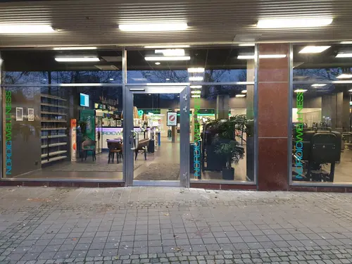 Välkommen till Nordic Wellness Malmö Värnhemstorget!Här kan du ta del av toppmoderna maskiner, fria vikter, gruppträning, virtuell träning och riktigt mycket tränings-glädje.Kom gärna in och ta en kaffe, kika på den fantastiska anläggningen och prata med oss direkt i receptionen.Vi erbjuder självklart prov-vecka för dig som vill testa vår härliga klubb och utbud.Vi har gratis parkering hos oss också.GRATIS KONSULTATION!Vill du få hjälp att nå dina mål?Med en personlig tränare kommer du snabbt igång med ett individanpassat träningsschema som ger resultat.I det första mötet går vi igenom vad du önskar uppnå samt sätter realistiska mål efter dina förutsättningar.Fyll i kontaktformuläret nedan så kontaktar vi dig för 30 minuters kostnadsfri konsultation.Vissa personliga tränare erbjuder nu också tjänsten PT online.Vid förhinder behöver du avboka mötet 24h innan utsatt tid, annars debiteras du 200 kr.Kolla ditt gym på alla bolagFitnessprofilen Julia på Nordic Wellness: Är ditt mål att ha en något tajtare form till beachen?BEHÖVER DU PT? Känner du att du inte har disciplinen att komma i gång med träningen hemma? Hör av dig direkt till Julia och boka professionell hjälp!Nordic Wellness Din Bästa-GymPartnerHär är de 15st mest sökta gymmen på GymKarta i Juli 2023Nordic Wellness Lindholmen på Lindholmsallén 20 i GöteborgSATS Gamlestaden på Gamlestadstorget 7 i GöteborgSTC Sävedalen - Göteborgsvägen 104 - GymKarta.seSTC munkebäck på Munkebäcks Allé 26 i GöteborgNordic Wellness Göteborg Kviberg Arena - GymKarta.seNordic Wellness Kungälv Kongahälla - GymKarta.seActic Lerum - Vattenpalatset på Häradsvägen 3 i Lerum&nbsp;Maximus Gym Brunnsbo på Folkvisegatan 15 i GöteborgSATS Hovås på Björklundabacken 2 i Hovås - GymKarta.seNordic Wellness Backaplan på Gustaf Dalénsgatan 13Fitness24Seven på Lergöksgatan 6 i Västra FrölundaSATS Askim (Sisjön stora) på Ekonomivägen 6 i AskimSTC på Ekenleden 10 i Kållered - GymKarta.seNordic Wellness Marklandsgatan - GymKarta.seNordic Wellness på Vasagatan 7 i Göteborg