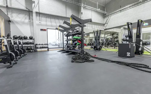 STC Staffanstorp Barkvägen 32 - Kom i form på 90 dagar!- STC Staffanstorp är det perfekta gymmet för dig som vill träna i en ny och inspirerande miljö med generösa ytor för både kondition och styrketräningHär finns tillgång till personliga tränare som motiverar och bidrar med kunskap så att du når dina mål.Med två gruppträningssalar erbjuds ett maxat gruppträningsschema med ett härligt gäng instruktörer.En komplett träningsanläggning som erbjuder Kids Club under bemannade öppettider.STC Livsstilsprogram hjälper dig att gå ner i vikt på ett säkert och hållbart sätt genom att förändra ditt tankesätt kring kostvanor och träningsrutiner.Tillsammans med vår livsstilscoach tränar du i PT Small Group för att nå din målvikt.Möts av den lyxiga träningsmiljön och den bubblande glädjen som infinner sig på STC.Låt endorfinerna flöda i takt till musiken på funktionella ytor, moderna styrke- och konditionsmaskiner.Tillsammans med engagerade instruktörer och virtuella gruppträningspass kan du prova allt från yoga till tuffa BODYPUMP® pass.Gymträning STC Staffanstorp på Barkvägen 32Låt endorfinerna flöda i det breda utbudet av moderna träningsmaskiner.CyklarTrampa igång svetten och känn hur konditionen förbättras på cykeln.CrosstrainerStäll dig på en crosstrainer och träna 80% av kroppens muskler.Ett skonsamt komplementet till löpning och skidåkning.RoddKanotist eller inte - oavsett så kan du träna upp styrka, kondition och uthållighet med roddmaskinen.SkiergTräna dig inför skidsäsongen året om med hjälp av skiergmaskinenLöpbandUppnå "runners high" på något av våra moderna löpband!STC - Kom iform på STC Barkvägen 32 StaffanstorpHär, i hjärtat av YSTAD finner du träningsglädje fördelat på !Gymmet erbjuder träning på moderna och förstklassiga konditions- och styrketräningsmaskiner framför stora luftiga panoramafönster som ger mer energi till din träning.Detta Malmö gym bjuder på roliga gruppträningspass för dig som vill variera din träning och träna tillsammans med andra. Här får du guidning och peppning av våra välutbildade instruktörer oavsett om du föredrar ett lugnare eller mer pulshöjande tempo.På gymmets takterrass tränar du under bar himmel i den friska luften. Här hittar du vår träningsrigg.Om du vill förbättra din kondition, få en starkare kropp eller en mer hälsosam livsstil finns våra personliga tränare alltid nära till hands för att du ska nå nya höjder med din träning..Med närhet till fler av våra gym i Malmö."STC driver både kompletta träningsanläggningar för hela familjen samt mindre expressklubbar med tonvikt på styrka och kondition.Vårt breda utbud av gruppträning baseras på program från världens största leverantör, Les Mills.Våra gruppträningsinstruktörer är självklart certifierade och licensierade. Vi erbjuder träning för alla människor i alla åldrar."På vårt stora fräscha STC-gym känner du pulsen och träningsglädjen så fort du kliver in i gymmet.Här finns den senaste utrustningen för kondition och styrka, gruppträning, virtuell träning, proffsiga personliga tränare, kids club och cafédel.Med närhet till fler STC-gym runt om i området.Vi erbjuder dig ett brett träningsutbud, generösa öppettider &amp; över 200 gym att träna på.Erbjudande: Köp ett flexibelt gymkort från 299 kr/mån på STC med fri kort- &amp; startavgift.- Gruppträning.- Fräscha anläggningar.- Personlig träning.- Över 200 online pass.&nbsp;Om STCVi på STC tror på gemenskap och har därför sedan starten 1998 skapat miljöer där människor i alla åldrar kan träffas och träna för ett friskare liv.Vi har även ett stort grupptränings-utbud av egenutvecklad grupptränings-koncept där instruktörerna utbildas och licensieras löpande.&nbsp;Våra gym har den senaste tränings-utrustningen från tex. Cybex och Concept Träningsredskap av bästa kvalitet.Våra personliga tränare är certifierade och licensierade för att kunna erbjuda bästa möjliga personliga träning till våra medlemmar.Om STC - Över 200 gym från norr till söderVi på STC tror på gemenskap och har därför sedan starten 1998 skapat miljöer där människor i alla åldrar kan träffas och träna för ett friskare liv.Träningsanläggningarna är designade för att tillgodose ett varierat utbud av gruppträning som främst baseras på program från Les Mills, det världsledande företaget inom gruppträning där alla våra gruppträningsinstruktörer är certifierade och licensierade för att alltid leverera kvalitet.Vi har även ett stort gruppträningsutbud av egenutvecklad gruppträningskoncept där instruktörerna utbildas och licensieras löpande.Våra gym har den senaste träningsutrustningen av bästa kvalitet och våra personliga tränare är certifierade och licensierade för att kunna erbjuda bästa möjliga personliga träning till våra medlemmar.AffärsidéPassion för träning och att förbättra folkhälsan i Sverige har alltid varit grunden på STC, och lever vidare än idag.Vi vill genom ett brett träningsutbud som kännetecknas av glädje, passion och gemenskap erbjuda alla människor i alla åldrar träning och rörelse för ett friskare och lyckligare liv.Med vårt innehållsrika och prisvärda utbud strävar vi efter att vara en unik aktör inom friskvårdsbranschen.Glädje, passion, personlighet, proffsighet och gemenskap präglar våra klubbar och vår vardag i en härlig miljö.Hos oss är det alltid rent och fräscht, sällan kö till utrustningen och en skön atmosfär där alla passar in. Vi vet att om träningen finns nära så är chanserna att du kommer i gång mycket större!Vi finns på många platser i Stockholm för att du ska ha nära till träningen. Dessutom har vi öppet alla dagar klockan 05.00 – 23.00 för medlemmar.Träning kan göra underverk för din hälsa! Genom fysisk aktivitet kan du både förebygga och behandla många sjukdomar.På STC får du som blivit ordinerad Fysisk aktivitet på recept, FaR®, rabatterat pris på din träningFysisk aktivitet på recept innebär att legitimerad vårdpersonal ordinerar fysisk aktivitet.Aktiviteten blir en del av behandlingen och anpassas efter dina egna förutsättningar och önskemål.Det finns stort vetenskapligt stöd för att Fysisk aktivitet på recept (FaR®) fungerar.De positiva effekterna får du oavsett ålder eller tidigare träningsvana. Det är alltså aldrig för sent att börja röra på dig.Du som är otränad kommer snabbt att bli fysiskt starkare.Helsingborg CityHelsingborg HästmöllegrändenHelsingborg MariastadenHelsingborg OlympiaLandskronaMalmö HyllieMalmö LimhamnMalmö SorgenfriStaffanstorpTrelleborgYstad