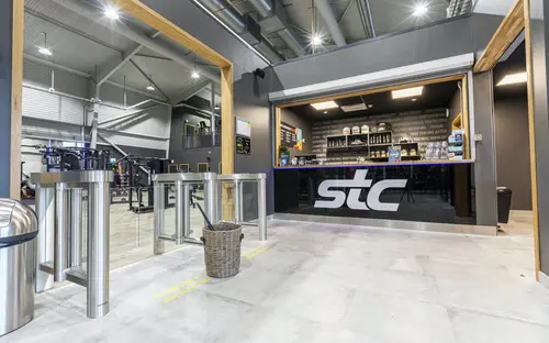 STC Staffanstorp Barkvägen 32 - Kom i form på 90 dagar!- STC Staffanstorp är det perfekta gymmet för dig som vill träna i en ny och inspirerande miljö med generösa ytor för både kondition och styrketräningHär finns tillgång till personliga tränare som motiverar och bidrar med kunskap så att du når dina mål.Med två gruppträningssalar erbjuds ett maxat gruppträningsschema med ett härligt gäng instruktörer.En komplett träningsanläggning som erbjuder Kids Club under bemannade öppettider.STC Livsstilsprogram hjälper dig att gå ner i vikt på ett säkert och hållbart sätt genom att förändra ditt tankesätt kring kostvanor och träningsrutiner.Tillsammans med vår livsstilscoach tränar du i PT Small Group för att nå din målvikt.Möts av den lyxiga träningsmiljön och den bubblande glädjen som infinner sig på STC.Låt endorfinerna flöda i takt till musiken på funktionella ytor, moderna styrke- och konditionsmaskiner.Tillsammans med engagerade instruktörer och virtuella gruppträningspass kan du prova allt från yoga till tuffa BODYPUMP® pass.Gymträning STC Staffanstorp på Barkvägen 32Låt endorfinerna flöda i det breda utbudet av moderna träningsmaskiner.CyklarTrampa igång svetten och känn hur konditionen förbättras på cykeln.CrosstrainerStäll dig på en crosstrainer och träna 80% av kroppens muskler.Ett skonsamt komplementet till löpning och skidåkning.RoddKanotist eller inte - oavsett så kan du träna upp styrka, kondition och uthållighet med roddmaskinen.SkiergTräna dig inför skidsäsongen året om med hjälp av skiergmaskinenLöpbandUppnå "runners high" på något av våra moderna löpband!STC - Kom iform på STC Barkvägen 32 StaffanstorpHär, i hjärtat av YSTAD finner du träningsglädje fördelat på !Gymmet erbjuder träning på moderna och förstklassiga konditions- och styrketräningsmaskiner framför stora luftiga panoramafönster som ger mer energi till din träning.Detta Malmö gym bjuder på roliga gruppträningspass för dig som vill variera din träning och träna tillsammans med andra. Här får du guidning och peppning av våra välutbildade instruktörer oavsett om du föredrar ett lugnare eller mer pulshöjande tempo.På gymmets takterrass tränar du under bar himmel i den friska luften. Här hittar du vår träningsrigg.Om du vill förbättra din kondition, få en starkare kropp eller en mer hälsosam livsstil finns våra personliga tränare alltid nära till hands för att du ska nå nya höjder med din träning..Med närhet till fler av våra gym i Malmö."STC driver både kompletta träningsanläggningar för hela familjen samt mindre expressklubbar med tonvikt på styrka och kondition.Vårt breda utbud av gruppträning baseras på program från världens största leverantör, Les Mills.Våra gruppträningsinstruktörer är självklart certifierade och licensierade. Vi erbjuder träning för alla människor i alla åldrar."På vårt stora fräscha STC-gym känner du pulsen och träningsglädjen så fort du kliver in i gymmet.Här finns den senaste utrustningen för kondition och styrka, gruppträning, virtuell träning, proffsiga personliga tränare, kids club och cafédel.Med närhet till fler STC-gym runt om i området.Vi erbjuder dig ett brett träningsutbud, generösa öppettider &amp; över 200 gym att träna på.Erbjudande: Köp ett flexibelt gymkort från 299 kr/mån på STC med fri kort- &amp; startavgift.- Gruppträning.- Fräscha anläggningar.- Personlig träning.- Över 200 online pass.&nbsp;Om STCVi på STC tror på gemenskap och har därför sedan starten 1998 skapat miljöer där människor i alla åldrar kan träffas och träna för ett friskare liv.Vi har även ett stort grupptränings-utbud av egenutvecklad grupptränings-koncept där instruktörerna utbildas och licensieras löpande.&nbsp;Våra gym har den senaste tränings-utrustningen från tex. Cybex och Concept Träningsredskap av bästa kvalitet.Våra personliga tränare är certifierade och licensierade för att kunna erbjuda bästa möjliga personliga träning till våra medlemmar.Om STC - Över 200 gym från norr till söderVi på STC tror på gemenskap och har därför sedan starten 1998 skapat miljöer där människor i alla åldrar kan träffas och träna för ett friskare liv.Träningsanläggningarna är designade för att tillgodose ett varierat utbud av gruppträning som främst baseras på program från Les Mills, det världsledande företaget inom gruppträning där alla våra gruppträningsinstruktörer är certifierade och licensierade för att alltid leverera kvalitet.Vi har även ett stort gruppträningsutbud av egenutvecklad gruppträningskoncept där instruktörerna utbildas och licensieras löpande.Våra gym har den senaste träningsutrustningen av bästa kvalitet och våra personliga tränare är certifierade och licensierade för att kunna erbjuda bästa möjliga personliga träning till våra medlemmar.AffärsidéPassion för träning och att förbättra folkhälsan i Sverige har alltid varit grunden på STC, och lever vidare än idag.Vi vill genom ett brett träningsutbud som kännetecknas av glädje, passion och gemenskap erbjuda alla människor i alla åldrar träning och rörelse för ett friskare och lyckligare liv.Med vårt innehållsrika och prisvärda utbud strävar vi efter att vara en unik aktör inom friskvårdsbranschen.Glädje, passion, personlighet, proffsighet och gemenskap präglar våra klubbar och vår vardag i en härlig miljö.Hos oss är det alltid rent och fräscht, sällan kö till utrustningen och en skön atmosfär där alla passar in. Vi vet att om träningen finns nära så är chanserna att du kommer i gång mycket större!Vi finns på många platser i Stockholm för att du ska ha nära till träningen. Dessutom har vi öppet alla dagar klockan 05.00 – 23.00 för medlemmar.Träning kan göra underverk för din hälsa! Genom fysisk aktivitet kan du både förebygga och behandla många sjukdomar.På STC får du som blivit ordinerad Fysisk aktivitet på recept, FaR®, rabatterat pris på din träningFysisk aktivitet på recept innebär att legitimerad vårdpersonal ordinerar fysisk aktivitet.Aktiviteten blir en del av behandlingen och anpassas efter dina egna förutsättningar och önskemål.Det finns stort vetenskapligt stöd för att Fysisk aktivitet på recept (FaR®) fungerar.De positiva effekterna får du oavsett ålder eller tidigare träningsvana. Det är alltså aldrig för sent att börja röra på dig.Du som är otränad kommer snabbt att bli fysiskt starkare.Helsingborg CityHelsingborg HästmöllegrändenHelsingborg MariastadenHelsingborg OlympiaLandskronaMalmö HyllieMalmö LimhamnMalmö SorgenfriStaffanstorpTrelleborgYstad