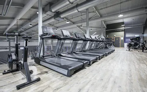 STC Staffanstorp Barkvägen 32 - Kom i form på 90 dagar!- STC Staffanstorp är det perfekta gymmet för dig som vill träna i en ny och inspirerande miljö med generösa ytor för både kondition och styrketräningHär finns tillgång till personliga tränare som motiverar och bidrar med kunskap så att du når dina mål.Med två gruppträningssalar erbjuds ett maxat gruppträningsschema med ett härligt gäng instruktörer.En komplett träningsanläggning som erbjuder Kids Club under bemannade öppettider.STC Livsstilsprogram hjälper dig att gå ner i vikt på ett säkert och hållbart sätt genom att förändra ditt tankesätt kring kostvanor och träningsrutiner.Tillsammans med vår livsstilscoach tränar du i PT Small Group för att nå din målvikt.Möts av den lyxiga träningsmiljön och den bubblande glädjen som infinner sig på STC.Låt endorfinerna flöda i takt till musiken på funktionella ytor, moderna styrke- och konditionsmaskiner.Tillsammans med engagerade instruktörer och virtuella gruppträningspass kan du prova allt från yoga till tuffa BODYPUMP® pass.Gymträning STC Staffanstorp på Barkvägen 32Låt endorfinerna flöda i det breda utbudet av moderna träningsmaskiner.CyklarTrampa igång svetten och känn hur konditionen förbättras på cykeln.CrosstrainerStäll dig på en crosstrainer och träna 80% av kroppens muskler.Ett skonsamt komplementet till löpning och skidåkning.RoddKanotist eller inte - oavsett så kan du träna upp styrka, kondition och uthållighet med roddmaskinen.SkiergTräna dig inför skidsäsongen året om med hjälp av skiergmaskinenLöpbandUppnå "runners high" på något av våra moderna löpband!STC - Kom iform på STC Barkvägen 32 StaffanstorpHär, i hjärtat av YSTAD finner du träningsglädje fördelat på !Gymmet erbjuder träning på moderna och förstklassiga konditions- och styrketräningsmaskiner framför stora luftiga panoramafönster som ger mer energi till din träning.Detta Malmö gym bjuder på roliga gruppträningspass för dig som vill variera din träning och träna tillsammans med andra. Här får du guidning och peppning av våra välutbildade instruktörer oavsett om du föredrar ett lugnare eller mer pulshöjande tempo.På gymmets takterrass tränar du under bar himmel i den friska luften. Här hittar du vår träningsrigg.Om du vill förbättra din kondition, få en starkare kropp eller en mer hälsosam livsstil finns våra personliga tränare alltid nära till hands för att du ska nå nya höjder med din träning..Med närhet till fler av våra gym i Malmö."STC driver både kompletta träningsanläggningar för hela familjen samt mindre expressklubbar med tonvikt på styrka och kondition.Vårt breda utbud av gruppträning baseras på program från världens största leverantör, Les Mills.Våra gruppträningsinstruktörer är självklart certifierade och licensierade. Vi erbjuder träning för alla människor i alla åldrar."På vårt stora fräscha STC-gym känner du pulsen och träningsglädjen så fort du kliver in i gymmet.Här finns den senaste utrustningen för kondition och styrka, gruppträning, virtuell träning, proffsiga personliga tränare, kids club och cafédel.Med närhet till fler STC-gym runt om i området.Vi erbjuder dig ett brett träningsutbud, generösa öppettider &amp; över 200 gym att träna på.Erbjudande: Köp ett flexibelt gymkort från 299 kr/mån på STC med fri kort- &amp; startavgift.- Gruppträning.- Fräscha anläggningar.- Personlig träning.- Över 200 online pass.&nbsp;Om STCVi på STC tror på gemenskap och har därför sedan starten 1998 skapat miljöer där människor i alla åldrar kan träffas och träna för ett friskare liv.Vi har även ett stort grupptränings-utbud av egenutvecklad grupptränings-koncept där instruktörerna utbildas och licensieras löpande.&nbsp;Våra gym har den senaste tränings-utrustningen från tex. Cybex och Concept Träningsredskap av bästa kvalitet.Våra personliga tränare är certifierade och licensierade för att kunna erbjuda bästa möjliga personliga träning till våra medlemmar.Om STC - Över 200 gym från norr till söderVi på STC tror på gemenskap och har därför sedan starten 1998 skapat miljöer där människor i alla åldrar kan träffas och träna för ett friskare liv.Träningsanläggningarna är designade för att tillgodose ett varierat utbud av gruppträning som främst baseras på program från Les Mills, det världsledande företaget inom gruppträning där alla våra gruppträningsinstruktörer är certifierade och licensierade för att alltid leverera kvalitet.Vi har även ett stort gruppträningsutbud av egenutvecklad gruppträningskoncept där instruktörerna utbildas och licensieras löpande.Våra gym har den senaste träningsutrustningen av bästa kvalitet och våra personliga tränare är certifierade och licensierade för att kunna erbjuda bästa möjliga personliga träning till våra medlemmar.AffärsidéPassion för träning och att förbättra folkhälsan i Sverige har alltid varit grunden på STC, och lever vidare än idag.Vi vill genom ett brett träningsutbud som kännetecknas av glädje, passion och gemenskap erbjuda alla människor i alla åldrar träning och rörelse för ett friskare och lyckligare liv.Med vårt innehållsrika och prisvärda utbud strävar vi efter att vara en unik aktör inom friskvårdsbranschen.Glädje, passion, personlighet, proffsighet och gemenskap präglar våra klubbar och vår vardag i en härlig miljö.Hos oss är det alltid rent och fräscht, sällan kö till utrustningen och en skön atmosfär där alla passar in. Vi vet att om träningen finns nära så är chanserna att du kommer i gång mycket större!Vi finns på många platser i Stockholm för att du ska ha nära till träningen. Dessutom har vi öppet alla dagar klockan 05.00 – 23.00 för medlemmar.Träning kan göra underverk för din hälsa! Genom fysisk aktivitet kan du både förebygga och behandla många sjukdomar.På STC får du som blivit ordinerad Fysisk aktivitet på recept, FaR®, rabatterat pris på din träningFysisk aktivitet på recept innebär att legitimerad vårdpersonal ordinerar fysisk aktivitet.Aktiviteten blir en del av behandlingen och anpassas efter dina egna förutsättningar och önskemål.Det finns stort vetenskapligt stöd för att Fysisk aktivitet på recept (FaR®) fungerar.De positiva effekterna får du oavsett ålder eller tidigare träningsvana. Det är alltså aldrig för sent att börja röra på dig.Du som är otränad kommer snabbt att bli fysiskt starkare.Helsingborg CityHelsingborg HästmöllegrändenHelsingborg MariastadenHelsingborg OlympiaLandskronaMalmö HyllieMalmö LimhamnMalmö SorgenfriStaffanstorpTrelleborgYstad