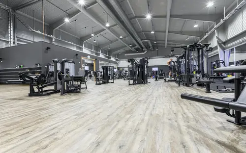 STC Staffanstorp Barkvägen 32 - Kom i form på 90 dagar!- STC Staffanstorp är det perfekta gymmet för dig som vill träna i en ny och inspirerande miljö med generösa ytor för både kondition och styrketräningHär finns tillgång till personliga tränare som motiverar och bidrar med kunskap så att du når dina mål.Med två gruppträningssalar erbjuds ett maxat gruppträningsschema med ett härligt gäng instruktörer.En komplett träningsanläggning som erbjuder Kids Club under bemannade öppettider.STC Livsstilsprogram hjälper dig att gå ner i vikt på ett säkert och hållbart sätt genom att förändra ditt tankesätt kring kostvanor och träningsrutiner.Tillsammans med vår livsstilscoach tränar du i PT Small Group för att nå din målvikt.Möts av den lyxiga träningsmiljön och den bubblande glädjen som infinner sig på STC.Låt endorfinerna flöda i takt till musiken på funktionella ytor, moderna styrke- och konditionsmaskiner.Tillsammans med engagerade instruktörer och virtuella gruppträningspass kan du prova allt från yoga till tuffa BODYPUMP® pass.Gymträning STC Staffanstorp på Barkvägen 32Låt endorfinerna flöda i det breda utbudet av moderna träningsmaskiner.CyklarTrampa igång svetten och känn hur konditionen förbättras på cykeln.CrosstrainerStäll dig på en crosstrainer och träna 80% av kroppens muskler.Ett skonsamt komplementet till löpning och skidåkning.RoddKanotist eller inte - oavsett så kan du träna upp styrka, kondition och uthållighet med roddmaskinen.SkiergTräna dig inför skidsäsongen året om med hjälp av skiergmaskinenLöpbandUppnå "runners high" på något av våra moderna löpband!STC - Kom iform på STC Barkvägen 32 StaffanstorpHär, i hjärtat av YSTAD finner du träningsglädje fördelat på !Gymmet erbjuder träning på moderna och förstklassiga konditions- och styrketräningsmaskiner framför stora luftiga panoramafönster som ger mer energi till din träning.Detta Malmö gym bjuder på roliga gruppträningspass för dig som vill variera din träning och träna tillsammans med andra. Här får du guidning och peppning av våra välutbildade instruktörer oavsett om du föredrar ett lugnare eller mer pulshöjande tempo.På gymmets takterrass tränar du under bar himmel i den friska luften. Här hittar du vår träningsrigg.Om du vill förbättra din kondition, få en starkare kropp eller en mer hälsosam livsstil finns våra personliga tränare alltid nära till hands för att du ska nå nya höjder med din träning..Med närhet till fler av våra gym i Malmö."STC driver både kompletta träningsanläggningar för hela familjen samt mindre expressklubbar med tonvikt på styrka och kondition.Vårt breda utbud av gruppträning baseras på program från världens största leverantör, Les Mills.Våra gruppträningsinstruktörer är självklart certifierade och licensierade. Vi erbjuder träning för alla människor i alla åldrar."På vårt stora fräscha STC-gym känner du pulsen och träningsglädjen så fort du kliver in i gymmet.Här finns den senaste utrustningen för kondition och styrka, gruppträning, virtuell träning, proffsiga personliga tränare, kids club och cafédel.Med närhet till fler STC-gym runt om i området.Vi erbjuder dig ett brett träningsutbud, generösa öppettider &amp; över 200 gym att träna på.Erbjudande: Köp ett flexibelt gymkort från 299 kr/mån på STC med fri kort- &amp; startavgift.- Gruppträning.- Fräscha anläggningar.- Personlig träning.- Över 200 online pass.&nbsp;Om STCVi på STC tror på gemenskap och har därför sedan starten 1998 skapat miljöer där människor i alla åldrar kan träffas och träna för ett friskare liv.Vi har även ett stort grupptränings-utbud av egenutvecklad grupptränings-koncept där instruktörerna utbildas och licensieras löpande.&nbsp;Våra gym har den senaste tränings-utrustningen från tex. Cybex och Concept Träningsredskap av bästa kvalitet.Våra personliga tränare är certifierade och licensierade för att kunna erbjuda bästa möjliga personliga träning till våra medlemmar.Om STC - Över 200 gym från norr till söderVi på STC tror på gemenskap och har därför sedan starten 1998 skapat miljöer där människor i alla åldrar kan träffas och träna för ett friskare liv.Träningsanläggningarna är designade för att tillgodose ett varierat utbud av gruppträning som främst baseras på program från Les Mills, det världsledande företaget inom gruppträning där alla våra gruppträningsinstruktörer är certifierade och licensierade för att alltid leverera kvalitet.Vi har även ett stort gruppträningsutbud av egenutvecklad gruppträningskoncept där instruktörerna utbildas och licensieras löpande.Våra gym har den senaste träningsutrustningen av bästa kvalitet och våra personliga tränare är certifierade och licensierade för att kunna erbjuda bästa möjliga personliga träning till våra medlemmar.AffärsidéPassion för träning och att förbättra folkhälsan i Sverige har alltid varit grunden på STC, och lever vidare än idag.Vi vill genom ett brett träningsutbud som kännetecknas av glädje, passion och gemenskap erbjuda alla människor i alla åldrar träning och rörelse för ett friskare och lyckligare liv.Med vårt innehållsrika och prisvärda utbud strävar vi efter att vara en unik aktör inom friskvårdsbranschen.Glädje, passion, personlighet, proffsighet och gemenskap präglar våra klubbar och vår vardag i en härlig miljö.Hos oss är det alltid rent och fräscht, sällan kö till utrustningen och en skön atmosfär där alla passar in. Vi vet att om träningen finns nära så är chanserna att du kommer i gång mycket större!Vi finns på många platser i Stockholm för att du ska ha nära till träningen. Dessutom har vi öppet alla dagar klockan 05.00 – 23.00 för medlemmar.Träning kan göra underverk för din hälsa! Genom fysisk aktivitet kan du både förebygga och behandla många sjukdomar.På STC får du som blivit ordinerad Fysisk aktivitet på recept, FaR®, rabatterat pris på din träningFysisk aktivitet på recept innebär att legitimerad vårdpersonal ordinerar fysisk aktivitet.Aktiviteten blir en del av behandlingen och anpassas efter dina egna förutsättningar och önskemål.Det finns stort vetenskapligt stöd för att Fysisk aktivitet på recept (FaR®) fungerar.De positiva effekterna får du oavsett ålder eller tidigare träningsvana. Det är alltså aldrig för sent att börja röra på dig.Du som är otränad kommer snabbt att bli fysiskt starkare.Helsingborg CityHelsingborg HästmöllegrändenHelsingborg MariastadenHelsingborg OlympiaLandskronaMalmö HyllieMalmö LimhamnMalmö SorgenfriStaffanstorpTrelleborgYstad