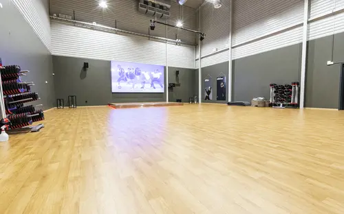 STC Staffanstorp Barkvägen 32 - Kom i form på 90 dagar!- STC Staffanstorp är det perfekta gymmet för dig som vill träna i en ny och inspirerande miljö med generösa ytor för både kondition och styrketräningHär finns tillgång till personliga tränare som motiverar och bidrar med kunskap så att du når dina mål.Med två gruppträningssalar erbjuds ett maxat gruppträningsschema med ett härligt gäng instruktörer.En komplett träningsanläggning som erbjuder Kids Club under bemannade öppettider.STC Livsstilsprogram hjälper dig att gå ner i vikt på ett säkert och hållbart sätt genom att förändra ditt tankesätt kring kostvanor och träningsrutiner.Tillsammans med vår livsstilscoach tränar du i PT Small Group för att nå din målvikt.Möts av den lyxiga träningsmiljön och den bubblande glädjen som infinner sig på STC.Låt endorfinerna flöda i takt till musiken på funktionella ytor, moderna styrke- och konditionsmaskiner.Tillsammans med engagerade instruktörer och virtuella gruppträningspass kan du prova allt från yoga till tuffa BODYPUMP® pass.Gymträning STC Staffanstorp på Barkvägen 32Låt endorfinerna flöda i det breda utbudet av moderna träningsmaskiner.CyklarTrampa igång svetten och känn hur konditionen förbättras på cykeln.CrosstrainerStäll dig på en crosstrainer och träna 80% av kroppens muskler.Ett skonsamt komplementet till löpning och skidåkning.RoddKanotist eller inte - oavsett så kan du träna upp styrka, kondition och uthållighet med roddmaskinen.SkiergTräna dig inför skidsäsongen året om med hjälp av skiergmaskinenLöpbandUppnå "runners high" på något av våra moderna löpband!STC - Kom iform på STC Barkvägen 32 StaffanstorpHär, i hjärtat av YSTAD finner du träningsglädje fördelat på !Gymmet erbjuder träning på moderna och förstklassiga konditions- och styrketräningsmaskiner framför stora luftiga panoramafönster som ger mer energi till din träning.Detta Malmö gym bjuder på roliga gruppträningspass för dig som vill variera din träning och träna tillsammans med andra. Här får du guidning och peppning av våra välutbildade instruktörer oavsett om du föredrar ett lugnare eller mer pulshöjande tempo.På gymmets takterrass tränar du under bar himmel i den friska luften. Här hittar du vår träningsrigg.Om du vill förbättra din kondition, få en starkare kropp eller en mer hälsosam livsstil finns våra personliga tränare alltid nära till hands för att du ska nå nya höjder med din träning..Med närhet till fler av våra gym i Malmö."STC driver både kompletta träningsanläggningar för hela familjen samt mindre expressklubbar med tonvikt på styrka och kondition.Vårt breda utbud av gruppträning baseras på program från världens största leverantör, Les Mills.Våra gruppträningsinstruktörer är självklart certifierade och licensierade. Vi erbjuder träning för alla människor i alla åldrar."På vårt stora fräscha STC-gym känner du pulsen och träningsglädjen så fort du kliver in i gymmet.Här finns den senaste utrustningen för kondition och styrka, gruppträning, virtuell träning, proffsiga personliga tränare, kids club och cafédel.Med närhet till fler STC-gym runt om i området.Vi erbjuder dig ett brett träningsutbud, generösa öppettider &amp; över 200 gym att träna på.Erbjudande: Köp ett flexibelt gymkort från 299 kr/mån på STC med fri kort- &amp; startavgift.- Gruppträning.- Fräscha anläggningar.- Personlig träning.- Över 200 online pass.&nbsp;Om STCVi på STC tror på gemenskap och har därför sedan starten 1998 skapat miljöer där människor i alla åldrar kan träffas och träna för ett friskare liv.Vi har även ett stort grupptränings-utbud av egenutvecklad grupptränings-koncept där instruktörerna utbildas och licensieras löpande.&nbsp;Våra gym har den senaste tränings-utrustningen från tex. Cybex och Concept Träningsredskap av bästa kvalitet.Våra personliga tränare är certifierade och licensierade för att kunna erbjuda bästa möjliga personliga träning till våra medlemmar.Om STC - Över 200 gym från norr till söderVi på STC tror på gemenskap och har därför sedan starten 1998 skapat miljöer där människor i alla åldrar kan träffas och träna för ett friskare liv.Träningsanläggningarna är designade för att tillgodose ett varierat utbud av gruppträning som främst baseras på program från Les Mills, det världsledande företaget inom gruppträning där alla våra gruppträningsinstruktörer är certifierade och licensierade för att alltid leverera kvalitet.Vi har även ett stort gruppträningsutbud av egenutvecklad gruppträningskoncept där instruktörerna utbildas och licensieras löpande.Våra gym har den senaste träningsutrustningen av bästa kvalitet och våra personliga tränare är certifierade och licensierade för att kunna erbjuda bästa möjliga personliga träning till våra medlemmar.AffärsidéPassion för träning och att förbättra folkhälsan i Sverige har alltid varit grunden på STC, och lever vidare än idag.Vi vill genom ett brett träningsutbud som kännetecknas av glädje, passion och gemenskap erbjuda alla människor i alla åldrar träning och rörelse för ett friskare och lyckligare liv.Med vårt innehållsrika och prisvärda utbud strävar vi efter att vara en unik aktör inom friskvårdsbranschen.Glädje, passion, personlighet, proffsighet och gemenskap präglar våra klubbar och vår vardag i en härlig miljö.Hos oss är det alltid rent och fräscht, sällan kö till utrustningen och en skön atmosfär där alla passar in. Vi vet att om träningen finns nära så är chanserna att du kommer i gång mycket större!Vi finns på många platser i Stockholm för att du ska ha nära till träningen. Dessutom har vi öppet alla dagar klockan 05.00 – 23.00 för medlemmar.Träning kan göra underverk för din hälsa! Genom fysisk aktivitet kan du både förebygga och behandla många sjukdomar.På STC får du som blivit ordinerad Fysisk aktivitet på recept, FaR®, rabatterat pris på din träningFysisk aktivitet på recept innebär att legitimerad vårdpersonal ordinerar fysisk aktivitet.Aktiviteten blir en del av behandlingen och anpassas efter dina egna förutsättningar och önskemål.Det finns stort vetenskapligt stöd för att Fysisk aktivitet på recept (FaR®) fungerar.De positiva effekterna får du oavsett ålder eller tidigare träningsvana. Det är alltså aldrig för sent att börja röra på dig.Du som är otränad kommer snabbt att bli fysiskt starkare.Helsingborg CityHelsingborg HästmöllegrändenHelsingborg MariastadenHelsingborg OlympiaLandskronaMalmö HyllieMalmö LimhamnMalmö SorgenfriStaffanstorpTrelleborgYstad