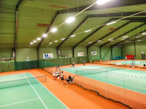 Därför ska du träna hos Actic Vikingahallen Lund Som en av Sveriges ledande gymkedjor har vi jobbat med träning i över 40 årVi har ett brett erbjudande av inspirerande träning på 110 gym och 50 bad från Luleå i norr till Malmö i söder.Hos oss träffar du vänlig och kunnig personal och gymmar i fräscha lokaler. Du kan träna gruppträning både inomhus och utomhus och självklart är du också välkommen att simma och bada hos oss!110 GYM ÖVER HELA SVERIGE50 BAD I DIREKT ANSLUTNING TILL VÅRA GYMINSPIRERANDE OCH EFFEKTIV GRUPPTRÄNINGONLINEPASS I ACTIC APPENVECKORS DIGITAL TRÄNINGSSTART MED COACHGENERÖSA ÖPPETTIDERSKRÄDDARSY DITT MEDLEMSKAPHitta ditt Actic gym nära digMed över 115 gym runt om i Sverige finns det många möjligheter till träning, ange namnet på det gym eller den stad som du vill träna på nedan så hittar du den information du behöver.Träna i gymmet, testa på gruppträningspass, simma i badet eller kontakta oss så kan vi hjälpa dig att hitta den träning som passar dig!GruppträningDet är roligare att träna tillsammans!För dig som gillar att träna i grupp med en peppande instruktör till inspirerande musik rekommenderar vi gruppträning.Mer än hälften av våra anläggningar erbjuder gruppträning!Boka passDu hittar aktuella scheman för alla gruppträningspass på Mina Sidor eller på ditt gym.Du bokar enkelt dina gruppträningspass i vår Actic app eller på Mina Sidor.Bokningsreglerna hittar du här.Träna på gym och få upp din styrka!Varför ska du träna styrketräning? Nedan får du några exempel på vilka fördelar du får genom att träna styrka på gym med oss:&nbsp;En starkare kropp avlastar kroppens leder.Skelettets hållfasthet förbättras och bentätheten ökar, något som motverkar risken att drabbas av benskörhet.Ämnesomsättningen ökar, vilket är bra om du vill gå ner eller hålla din vikt.Muskulära obalanser tränas bort och ger en bättre hållning.Du kommer att få en bättre hållning vid stärkande av core.Du kommer lättare kunna lyfta dina barn eller barnbarn, bära hem kassarna från mataffären&nbsp; och förhoppningsvis även känna dig starkare!Träna styrka med säker och effektiv träningHos oss på Actic hittar du alltid instruktörer ute i lokalen som ger råd och tips kring hur du kan träna styrketräning på gym.Vi visar hur övningar kan genomföras för att undvika skador och berättar hur du kan undvika vanliga fel i din träning – allt för att du ska få ut maximalt av din träning, nå dina mål och bygga muskler.Lycka till med din styrketräning!30 minuter räcker!På Actic tränar vi enligt träningsmetoden HIT (högintensitetsträning), vilket innebär att du på endast 30 minuter ger din kropp tillräcklig träning för att utvecklas.Genom att träna på gym och köra ett set med 8-12 repetitioner i varje maskin med mycket kort vila mellan maskinerna hinner du träna hela kroppen på endast 30 minuter.Vår rekommendation är 2-3 träningspass på gymmet i veckan.Då hinner du både stimulera muskeltillväxten och få tid till återhämtning mellan passen.