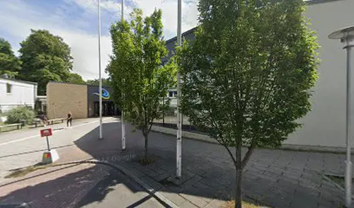Därför ska du träna hos Actic Högevallsgatan 1 Som en av Sveriges ledande gymkedjor har vi jobbat med träning i över 40 årVi har ett brett erbjudande av inspirerande träning på 110 gym och 50 bad från Luleå i norr till Malmö i söder.Hos oss träffar du vänlig och kunnig personal och gymmar i fräscha lokaler. Du kan träna gruppträning både inomhus och utomhus och självklart är du också välkommen att simma och bada hos oss!110 GYM ÖVER HELA SVERIGE50 BAD I DIREKT ANSLUTNING TILL VÅRA GYMINSPIRERANDE OCH EFFEKTIV GRUPPTRÄNINGONLINEPASS I ACTIC APPENVECKORS DIGITAL TRÄNINGSSTART MED COACHGENERÖSA ÖPPETTIDERSKRÄDDARSY DITT MEDLEMSKAPHitta ditt Actic gym nära digMed över 115 gym runt om i Sverige finns det många möjligheter till träning, ange namnet på det gym eller den stad som du vill träna på nedan så hittar du den information du behöver.Träna i gymmet, testa på gruppträningspass, simma i badet eller kontakta oss så kan vi hjälpa dig att hitta den träning som passar dig!GruppträningDet är roligare att träna tillsammans!För dig som gillar att träna i grupp med en peppande instruktör till inspirerande musik rekommenderar vi gruppträning.Mer än hälften av våra anläggningar erbjuder gruppträning!Boka passDu hittar aktuella scheman för alla gruppträningspass på Mina Sidor eller på ditt gym.Du bokar enkelt dina gruppträningspass i vår Actic app eller på Mina Sidor.Bokningsreglerna hittar du här.Träna på gym och få upp din styrka!Varför ska du träna styrketräning? Nedan får du några exempel på vilka fördelar du får genom att träna styrka på gym med oss:&nbsp;En starkare kropp avlastar kroppens leder.Skelettets hållfasthet förbättras och bentätheten ökar, något som motverkar risken att drabbas av benskörhet.Ämnesomsättningen ökar, vilket är bra om du vill gå ner eller hålla din vikt.Muskulära obalanser tränas bort och ger en bättre hållning.Du kommer att få en bättre hållning vid stärkande av core.Du kommer lättare kunna lyfta dina barn eller barnbarn, bära hem kassarna från mataffären&nbsp; och förhoppningsvis även känna dig starkare!Träna styrka med säker och effektiv träningHos oss på Actic hittar du alltid instruktörer ute i lokalen som ger råd och tips kring hur du kan träna styrketräning på gym.Vi visar hur övningar kan genomföras för att undvika skador och berättar hur du kan undvika vanliga fel i din träning – allt för att du ska få ut maximalt av din träning, nå dina mål och bygga muskler.Lycka till med din styrketräning!30 minuter räcker!På Actic tränar vi enligt träningsmetoden HIT (högintensitetsträning), vilket innebär att du på endast 30 minuter ger din kropp tillräcklig träning för att utvecklas.Genom att träna på gym och köra ett set med 8-12 repetitioner i varje maskin med mycket kort vila mellan maskinerna hinner du träna hela kroppen på endast 30 minuter.Vår rekommendation är 2-3 träningspass på gymmet i veckan.Då hinner du både stimulera muskeltillväxten och få tid till återhämtning mellan passen.