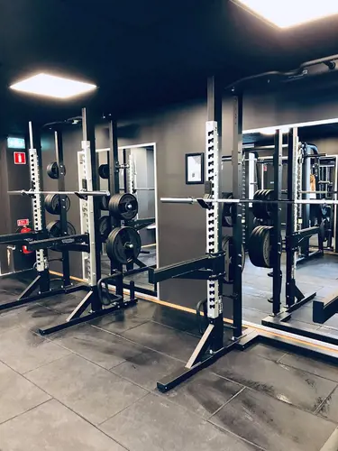 Välkommen till Nordic Wellness Lilla Fiskaregatan Lund!Här kan du ta del av toppmoderna maskiner, fria vikter, gruppträning, virtuell träning och riktigt mycket tränings-glädje.Kom gärna in och ta en kaffe, kika på den fantastiska anläggningen och prata med oss direkt i receptionen.Vi erbjuder självklart prov-vecka för dig som vill testa vår härliga klubb och utbud.Vi har gratis parkering hos oss också.GRATIS KONSULTATION!Vill du få hjälp att nå dina mål?Med en personlig tränare kommer du snabbt igång med ett individanpassat träningsschema som ger resultat.I det första mötet går vi igenom vad du önskar uppnå samt sätter realistiska mål efter dina förutsättningar.Fyll i kontaktformuläret nedan så kontaktar vi dig för 30 minuters kostnadsfri konsultation.Vissa personliga tränare erbjuder nu också tjänsten PT online.Vid förhinder behöver du avboka mötet 24h innan utsatt tid, annars debiteras du 200 kr.Kolla ditt gym på alla bolagFitnessprofilen Julia på Nordic Wellness: Är ditt mål att ha en något tajtare form till beachen?BEHÖVER DU PT? Känner du att du inte har disciplinen att komma i gång med träningen hemma? Hör av dig direkt till Julia och boka professionell hjälp!Nordic Wellness Din Bästa-GymPartnerHär är de 15st mest sökta gymmen på GymKarta i Juli 2023Nordic Wellness Lindholmen på Lindholmsallén 20 i GöteborgSATS Gamlestaden på Gamlestadstorget 7 i GöteborgSTC Sävedalen - Göteborgsvägen 104 - GymKarta.seSTC munkebäck på Munkebäcks Allé 26 i GöteborgNordic Wellness Göteborg Kviberg Arena - GymKarta.seNordic Wellness Kungälv Kongahälla - GymKarta.seActic Lerum - Vattenpalatset på Häradsvägen 3 i Lerum&nbsp;Maximus Gym Brunnsbo på Folkvisegatan 15 i GöteborgSATS Hovås på Björklundabacken 2 i Hovås - GymKarta.seNordic Wellness Backaplan på Gustaf Dalénsgatan 13Fitness24Seven på Lergöksgatan 6 i Västra FrölundaSATS Askim (Sisjön stora) på Ekonomivägen 6 i AskimSTC på Ekenleden 10 i Kållered - GymKarta.seNordic Wellness Marklandsgatan - GymKarta.seNordic Wellness på Vasagatan 7 i GöteborgNo Carb Protein-Pannkakor - Muskelshoppen