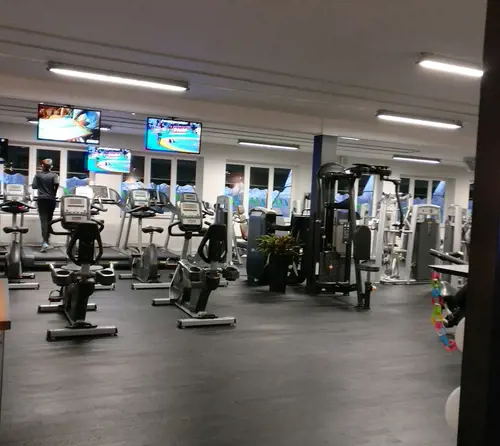 Välkommen till Nordic Wellness Kävlinge!Här kan du ta del av toppmoderna maskiner, fria vikter, gruppträning, virtuell träning och riktigt mycket tränings-glädje.Kom gärna in och ta en kaffe, kika på den fantastiska anläggningen och prata med oss direkt i receptionen.Vi erbjuder självklart prov-vecka för dig som vill testa vår härliga klubb och utbud.Vi har gratis parkering hos oss också.GRATIS KONSULTATION!Vill du få hjälp att nå dina mål?Med en personlig tränare kommer du snabbt igång med ett individanpassat träningsschema som ger resultat.I det första mötet går vi igenom vad du önskar uppnå samt sätter realistiska mål efter dina förutsättningar.Fyll i kontaktformuläret nedan så kontaktar vi dig för 30 minuters kostnadsfri konsultation.Vissa personliga tränare erbjuder nu också tjänsten PT online.Vid förhinder behöver du avboka mötet 24h innan utsatt tid, annars debiteras du 200 kr.Kolla ditt gym på alla bolagFitnessprofilen Julia på Nordic Wellness: Är ditt mål att ha en något tajtare form till beachen?BEHÖVER DU PT? Känner du att du inte har disciplinen att komma i gång med träningen hemma? Hör av dig direkt till Julia och boka professionell hjälp!Nordic Wellness Din Bästa-GymPartnerHär är de 15st mest sökta gymmen på GymKarta i Juli 2023Nordic Wellness Lindholmen på Lindholmsallén 20 i GöteborgSATS Gamlestaden på Gamlestadstorget 7 i GöteborgSTC Sävedalen - Göteborgsvägen 104 - GymKarta.seSTC munkebäck på Munkebäcks Allé 26 i GöteborgNordic Wellness Göteborg Kviberg Arena - GymKarta.seNordic Wellness Kungälv Kongahälla - GymKarta.seActic Lerum - Vattenpalatset på Häradsvägen 3 i Lerum&nbsp;Maximus Gym Brunnsbo på Folkvisegatan 15 i GöteborgSATS Hovås på Björklundabacken 2 i Hovås - GymKarta.seNordic Wellness Backaplan på Gustaf Dalénsgatan 13Fitness24Seven på Lergöksgatan 6 i Västra FrölundaSATS Askim (Sisjön stora) på Ekonomivägen 6 i AskimSTC på Ekenleden 10 i Kållered - GymKarta.seNordic Wellness Marklandsgatan - GymKarta.seNordic Wellness på Vasagatan 7 i GöteborgNo Carb Protein-Pannkakor - Muskelshoppen