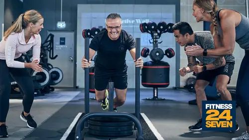 Fitness24Seven - Välkommen till Fitness24Seven - På detta gym kan du bland annat träna styrketräning och konditionsträning med moderna träningsmaskiner och fria vikter.Här finns också TjejgymEn del av gymmet är för tjejer och för tjejer endast. En avslappnad miljö med plats för både fria vikter och styrkemaskiner.Alla de andra delarna av gymmet är självklart öppna för både tjejer och killar.Cardio &amp; uppvärmningFå upp pulsen, känn farten och bli varm i kläderna.Spring på löpbandet, gå på Crosstrainern eller varför inte testa roddmaskinen?Oavsett vilket tempo du söker finns det utrustning som passar för just dig och din uppvärmning.Fria vikterTunga och lätta, stora och små.Vi erbjuder alla typer av fria vikter, alltifrån kettlebells till hantlar och skivstänger.Använd vikterna för att träna precis det du känner för.Bara fantasin sätter gränser.StyrkemaskinerUtmana dina muskler. På detta gym finns ett stort utbud av moderna styrkemaskiner för de flesta muskelgrupper.Träna biceps, triceps och mycket mer.Välkommen att svettas och lämna gärna maskinerna rena och fina till nästa person.OmklädningsrumTräningen börjar och slutar här.Byt om i lugn och ro, och gör dig redo för dagens utmaningar.Självklart finns här också förvaringsskåp för dina personliga prylar.Shop24SevenI behov av ny energi?I våra smarta varuautomater finns allt du behöver, oavsett när du behöver det.Köp en dryck, shake eller kanske en bar. Betalningen sker enkelt via swish eller kort. Välkommen att fylla på.Small group workoutKom igång med träningen!Small group workout är cirkelträning med en utbildad instruktör ute i gymmet.Vi tränar hela kroppen och alla kan vara med!Small Group Workout är en del av Fitness24sevens egna utbud.Stretch &amp; RelaxGe dig själv tid för återhämtning.Denna sektion är till för stretch och nedvarvning.Kom ner på mattan och sträck ut dina muskler.Slappna av och hitta tillbaka till lugnet med hjälp av redskap som Pilatesbollar och gummiband.RullstolsanpassatDetta gym är anpassat för rullstol och har tillgänglighetsanpassade dusch- och omklädningsrum.Gymmen i Stockholm har, som alla våra andra gym, öppet dygnet runt för alla våra medlemmar, så att du kan träna när det passar dig.Första Fitness24Seven gymmet öppnade 2003Det var 2003 som Fitness24Sevens grundare och ägare, Christian Ask, öppnade det första gymmet och äntrade Fitness-marknaden med ett gym på Henrik Smithsgatan i Malmö, Sverige.Därefter gick allting väldigt fort och det var 2005 som vi öppnade vårt allra första kontor och vårt första gym med gruppträningssalar i Lund, Sverige.Kontoret och gymmet är i anknytningar till varandra och är idag ett av våra flaggskepp.Redan 2006 hade vi 10 gym i Sverige och antalet skulle komma att bli allt fler.Om Fitness24Seven på LinkedinVi är en global fitnesskedja som erbjuder gym och gruppträning för över 400 000 medlemmar världen över.På Fitness24Seven är vår vision att leda människor till ett hälsosammare liv, oavsett vem de är eller var de bor.Med mer än 250 gym i fem länder har vi kommit ganska långt, men vår resa har precis börjat.Vi är alltid på väg någonstans nytt och vi bryter hela tiden nya mark. Vårt företag växer snabbt och är alltid i behov av nya hungriga talanger.När du jobbar med oss arbetar du tillsammans med 2 000 medarbetare i över 80 städer. Vi jobbar i hög hastighet och vår väg förändras hela tiden.Det du gör idag kanske inte är det du gör imorgon. Vi sätter ganska ambitiösa mål som vi uppnår tillsammans, eftersom vi tror att samarbete gör laget.Genom tillgänglighet, gästfrihet och funktionalitet erbjuder vi våra medlemmar en hälsosammare livsstil till ett attraktivt pris.Vi älskar att hålla saker enkelt och vårt erbjudande är inget undantag. Ett medlemskap som ger tillgång till alla gym i alla länder 24 timmar om dygnet.Anta utmaningen – gå med i vårt team!Star Trac hos Fitness24SevenMer om Fitness24SevenFitness24Seven på Facebook