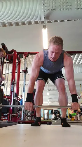 Därför ska du träna hos Actic EslövSom en av Sveriges ledande gymkedjor har vi jobbat med träning i över 40 årVi har ett brett erbjudande av inspirerande träning på 110 gym och 50 bad från Luleå i norr till Malmö i söder.Hos oss träffar du vänlig och kunnig personal och gymmar i fräscha lokaler. Du kan träna gruppträning både inomhus och utomhus och självklart är du också välkommen att simma och bada hos oss!110 GYM ÖVER HELA SVERIGE50 BAD I DIREKT ANSLUTNING TILL VÅRA GYMINSPIRERANDE OCH EFFEKTIV GRUPPTRÄNINGONLINEPASS I ACTIC APPENVECKORS DIGITAL TRÄNINGSSTART MED COACHGENERÖSA ÖPPETTIDERSKRÄDDARSY DITT MEDLEMSKAPHitta ditt Actic gym nära digMed över 115 gym runt om i Sverige finns det många möjligheter till träning, ange namnet på det gym eller den stad som du vill träna på nedan så hittar du den information du behöver.Träna i gymmet, testa på gruppträningspass, simma i badet eller kontakta oss så kan vi hjälpa dig att hitta den träning som passar dig!GruppträningDet är roligare att träna tillsammans!För dig som gillar att träna i grupp med en peppande instruktör till inspirerande musik rekommenderar vi gruppträning.Mer än hälften av våra anläggningar erbjuder gruppträning!Boka passDu hittar aktuella scheman för alla gruppträningspass på Mina Sidor eller på ditt gym.Du bokar enkelt dina gruppträningspass i vår Actic app eller på Mina Sidor.Bokningsreglerna hittar du här.Träna på gym och få upp din styrka!Varför ska du träna styrketräning? Nedan får du några exempel på vilka fördelar du får genom att träna styrka på gym med oss:En starkare kropp avlastar kroppens leder.Skelettets hållfasthet förbättras och bentätheten ökar, något som motverkar risken att drabbas av benskörhet.Ämnesomsättningen ökar, vilket är bra om du vill gå ner eller hålla din vikt.Muskulära obalanser tränas bort och ger en bättre hållning.Du kommer att få en bättre hållning vid stärkande av core.Du kommer lättare kunna lyfta dina barn eller barnbarn, bära hem kassarna från mataffären&nbsp; och förhoppningsvis även känna dig starkare!Träna styrka med säker och effektiv träningHos oss på Actic hittar du alltid instruktörer ute i lokalen som ger råd och tips kring hur du kan träna styrketräning på gym.Vi visar hur övningar kan genomföras för att undvika skador och berättar hur du kan undvika vanliga fel i din träning – allt för att du ska få ut maximalt av din träning, nå dina mål och bygga muskler.Lycka till med din styrketräning!30 minuter räcker!På Actic tränar vi enligt träningsmetoden HIT (högintensitetsträning), vilket innebär att du på endast 30 minuter ger din kropp tillräcklig träning för att utvecklas.Genom att träna på gym och köra ett set med 8-12 repetitioner i varje maskin med mycket kort vila mellan maskinerna hinner du träna hela kroppen på endast 30 minuter.Vår rekommendation är 2-3 träningspass på gymmet i veckan.Då hinner du både stimulera muskeltillväxten och få tid till återhämtning mellan passen.
