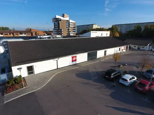 Vår träning på Friskis &amp; Svettis Människan är gjord för rörelse, vi mår bra när vi rör på oss.Vad är du sugen på att träna idag?​Det finns många skäl till att träna. Vi tycker att träning ska kännas lustfyllt, så att ha kul är ett gott skäl till att träna. Du får mer energi. Du får en härligare känsla i kroppen.Träna hos oss kan du göra på många olika sättKika in här och hitta träningen som passar dig bäst. Eller utmana dig och träna något nytt.&nbsp;ÅldersgränserPå några av våra träningsformer har vi särskilda åldersgränser2-6 år på Familjejympa7-12 år på all gruppträning utan redskap tillsammans med förälder/vuxen.10 år på träning i gymmet tillsammans med förälder/vuxen13 år på all typ av träningSpinningKonditionsträningen som är både svettig &amp; energifylld - på spincykelDu tränar på en spincykel, där det är du själv som väljer och reglerar motståndet.Du bestämmer hur lätt eller utmanande det blir för dig.&nbsp;Ledaren guidar genom passet och peppar dig igenom de&nbsp;tre olika positioner som ett spinpass innehåller: en sittande och två stående.Allt för att variera träningseffekten.&nbsp;Spinning ger dig effektiv konditionsträning som ger varierande träningseffekter: snabbhet, uthållighet och styrka.Indoor walkingFlowig träning på crosstrainer. Indoor walking (IW) är effektiv konditionsträning på crosstrainer, en så kallad walker. På köpet utmanar du din bålstabilitet och balans.&nbsp;Rörelsemönstret på en Crosstrainer/walker liknar löpning och skidåkning.Hela kroppen engageras och känslan är skönt flowingEn schysst bonus är att träningen är skonsam för lederna, oavsett om du väljer att ta det lugnt eller utmana dig ordentligt.&nbsp;Första gången? För att träna IW är det bra om du är minst 150 cm lång på grund av walkerns storlek och avstånd mellan trampor och stavar.Här hittar du fler Friskis &amp; Svettis i GöteborgFriskis&amp;Svettis Västra hamngatanFriskis&amp;Svettis MajornaFriskisSvettisFriskis&amp;Svettis KvillebäckenFriskis&amp;Svettis ValhallaFriskis&amp;Svettis GårdaFriskis&amp;Svettis JohannebergFriskis&amp; Svettis FrölundaVarmt välkommen till Göteborgs främsta träningsanläggningar med gymutrustning från de världsledande varumärkena Technogym, Life Fitness, Precor, Cybex!Kolla ditt gym på alla bolagKöp Kosttillskott &amp; TräningskläderIndoor walking hemma?