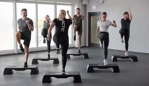 Därför ska du träna hos Actic Höör - BjörkvikshallenSom en av Sveriges ledande gymkedjor har vi jobbat med träning i över 40 årVi har ett brett erbjudande av inspirerande träning på 110 gym och 50 bad från Luleå i norr till Malmö i söder.Hos oss träffar du vänlig och kunnig personal och gymmar i fräscha lokaler. Du kan träna gruppträning både inomhus och utomhus och självklart är du också välkommen att simma och bada hos oss!110 GYM ÖVER HELA SVERIGE50 BAD I DIREKT ANSLUTNING TILL VÅRA GYMINSPIRERANDE OCH EFFEKTIV GRUPPTRÄNINGONLINEPASS I ACTIC APPENVECKORS DIGITAL TRÄNINGSSTART MED COACHGENERÖSA ÖPPETTIDERSKRÄDDARSY DITT MEDLEMSKAPHitta ditt Actic gym nära digMed över 115 gym runt om i Sverige finns det många möjligheter till träning, ange namnet på det gym eller den stad som du vill träna på nedan så hittar du den information du behöver.Träna i gymmet, testa på gruppträningspass, simma i badet eller kontakta oss så kan vi hjälpa dig att hitta den träning som passar dig!GruppträningDet är roligare att träna tillsammans!För dig som gillar att träna i grupp med en peppande instruktör till inspirerande musik rekommenderar vi gruppträning.Mer än hälften av våra anläggningar erbjuder gruppträning!Boka passDu hittar aktuella scheman för alla gruppträningspass på Mina Sidor eller på ditt gym.Du bokar enkelt dina gruppträningspass i vår Actic app eller på Mina Sidor.Bokningsreglerna hittar du här.Träna på gym och få upp din styrka!Varför ska du träna styrketräning? Nedan får du några exempel på vilka fördelar du får genom att träna styrka på gym med oss:&nbsp;En starkare kropp avlastar kroppens leder.Skelettets hållfasthet förbättras och bentätheten ökar, något som motverkar risken att drabbas av benskörhet.Ämnesomsättningen ökar, vilket är bra om du vill gå ner eller hålla din vikt.Muskulära obalanser tränas bort och ger en bättre hållning.Du kommer att få en bättre hållning vid stärkande av core.Du kommer lättare kunna lyfta dina barn eller barnbarn, bära hem kassarna från mataffären&nbsp; och förhoppningsvis även känna dig starkare!Träna styrka med säker och effektiv träningHos oss på Actic hittar du alltid instruktörer ute i lokalen som ger råd och tips kring hur du kan träna styrketräning på gym.Vi visar hur övningar kan genomföras för att undvika skador och berättar hur du kan undvika vanliga fel i din träning – allt för att du ska få ut maximalt av din träning, nå dina mål och bygga muskler.Lycka till med din styrketräning!30 minuter räcker!På Actic tränar vi enligt träningsmetoden HIT (högintensitetsträning), vilket innebär att du på endast 30 minuter ger din kropp tillräcklig träning för att utvecklas.Genom att träna på gym och köra ett set med 8-12 repetitioner i varje maskin med mycket kort vila mellan maskinerna hinner du träna hela kroppen på endast 30 minuter.Vår rekommendation är 2-3 träningspass på gymmet i veckan.Då hinner du både stimulera muskeltillväxten och få tid till återhämtning mellan passen.