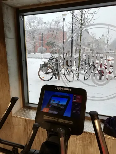 Vår träning på Friskis &amp; Svettis Kristianstad CityMänniskan är gjord för rörelse, vi mår bra när vi rör på oss.Vad är du sugen på att träna idag?​Det finns många skäl till att träna. Vi tycker att träning ska kännas lustfyllt, så att ha kul är ett gott skäl till att träna. Du får mer energi. Du får en härligare känsla i kroppen.Träna hos oss kan du göra på många olika sättKika in här och hitta träningen som passar dig bäst. Eller utmana dig och träna något nytt.&nbsp;ÅldersgränserPå några av våra träningsformer har vi särskilda åldersgränser2-6 år på Familjejympa7-12 år på all gruppträning utan redskap tillsammans med förälder/vuxen.10 år på träning i gymmet tillsammans med förälder/vuxen13 år på all typ av träningSpinningKonditionsträningen som är både svettig &amp; energifylld - på spincykelDu tränar på en spincykel, där det är du själv som väljer och reglerar motståndet.Du bestämmer hur lätt eller utmanande det blir för dig.&nbsp;Ledaren guidar genom passet och peppar dig igenom de&nbsp;tre olika positioner som ett spinpass innehåller: en sittande och två stående.Allt för att variera träningseffekten.&nbsp;Spinning ger dig effektiv konditionsträning som ger varierande träningseffekter: snabbhet, uthållighet och styrka.Indoor walkingFlowig träning på crosstrainer. Indoor walking (IW) är effektiv konditionsträning på crosstrainer, en så kallad walker. På köpet utmanar du din bålstabilitet och balans.&nbsp;Rörelsemönstret på en Crosstrainer/walker liknar löpning och skidåkning.Hela kroppen engageras och känslan är skönt flowingEn schysst bonus är att träningen är skonsam för lederna, oavsett om du väljer att ta det lugnt eller utmana dig ordentligt.&nbsp;Första gången? För att träna IW är det bra om du är minst 150 cm lång på grund av walkerns storlek och avstånd mellan trampor och stavar.Här hittar du fler Friskis &amp; Svettis i GöteborgFriskis&amp;Svettis Västra hamngatanFriskis&amp;Svettis MajornaFriskisSvettisFriskis&amp;Svettis KvillebäckenFriskis&amp;Svettis ValhallaFriskis&amp;Svettis GårdaFriskis&amp;Svettis JohannebergFriskis&amp; Svettis FrölundaVarmt välkommen till Göteborgs främsta träningsanläggningar med gymutrustning från de världsledande varumärkena Technogym, Life Fitness, Precor, Cybex!Kolla ditt gym på alla bolagKöp Kosttillskott &amp; TräningskläderIndoor walking hemma?Här är de 15st mest sökta gymmen på GymKarta i Juli 2023Nordic Wellness Lindholmen på Lindholmsallén 20 i GöteborgSATS Gamlestaden på Gamlestadstorget 7 i GöteborgSTC Sävedalen - Göteborgsvägen 104 - GymKarta.seSTC munkebäck på Munkebäcks Allé 26 i GöteborgNordic Wellness Göteborg Kviberg Arena - GymKarta.seNordic Wellness Kungälv Kongahälla - GymKarta.seActic Lerum - Vattenpalatset på Häradsvägen 3 i Lerum&nbsp;Maximus Gym Brunnsbo på Folkvisegatan 15 i GöteborgSATS Hovås på Björklundabacken 2 i Hovås - GymKarta.seNordic Wellness Backaplan på Gustaf Dalénsgatan 13Fitness24Seven på Lergöksgatan 6 i Västra FrölundaSATS Askim (Sisjön stora) på Ekonomivägen 6 i AskimSTC på Ekenleden 10 i Kållered - GymKarta.seNordic Wellness Marklandsgatan - GymKarta.seNordic Wellness på Vasagatan 7 i Göteborg