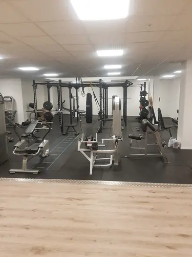 Vår träning på Friskis &amp; Svettis HelsingborgMänniskan är gjord för rörelse, vi mår bra när vi rör på oss.Vad är du sugen på att träna idag?​Det finns många skäl till att träna. Vi tycker att träning ska kännas lustfyllt, så att ha kul är ett gott skäl till att träna. Du får mer energi. Du får en härligare känsla i kroppen.Träna hos oss kan du göra på många olika sättKika in här och hitta träningen som passar dig bäst. Eller utmana dig och träna något nytt.&nbsp;ÅldersgränserPå några av våra träningsformer har vi särskilda åldersgränser2-6 år på Familjejympa7-12 år på all gruppträning utan redskap tillsammans med förälder/vuxen.10 år på träning i gymmet tillsammans med förälder/vuxen13 år på all typ av träningSpinningKonditionsträningen som är både svettig &amp; energifylld - på spincykelDu tränar på en spincykel, där det är du själv som väljer och reglerar motståndet.Du bestämmer hur lätt eller utmanande det blir för dig.&nbsp;Ledaren guidar genom passet och peppar dig igenom de&nbsp;tre olika positioner som ett spinpass innehåller: en sittande och två stående.Allt för att variera träningseffekten.&nbsp;Spinning ger dig effektiv konditionsträning som ger varierande träningseffekter: snabbhet, uthållighet och styrka.Indoor walkingFlowig träning på crosstrainer. Indoor walking (IW) är effektiv konditionsträning på crosstrainer, en så kallad walker. På köpet utmanar du din bålstabilitet och balans.&nbsp;Rörelsemönstret på en Crosstrainer/walker liknar löpning och skidåkning.Hela kroppen engageras och känslan är skönt flowingEn schysst bonus är att träningen är skonsam för lederna, oavsett om du väljer att ta det lugnt eller utmana dig ordentligt.&nbsp;Första gången? För att träna IW är det bra om du är minst 150 cm lång på grund av walkerns storlek och avstånd mellan trampor och stavar.Här hittar du fler Friskis &amp; Svettis i GöteborgFriskis&amp;Svettis Västra hamngatanFriskis&amp;Svettis MajornaFriskisSvettisFriskis&amp;Svettis KvillebäckenFriskis&amp;Svettis ValhallaFriskis&amp;Svettis GårdaFriskis&amp;Svettis JohannebergFriskis&amp; Svettis FrölundaVarmt välkommen till Göteborgs främsta träningsanläggningar med gymutrustning från de världsledande varumärkena Technogym, Life Fitness, Precor, Cybex!Kolla ditt gym på alla bolagKöp Kosttillskott &amp; TräningskläderIndoor walking hemma?Här är de 15st mest sökta gymmen på GymKarta i Juli 2023Nordic Wellness Lindholmen på Lindholmsallén 20 i GöteborgSATS Gamlestaden på Gamlestadstorget 7 i GöteborgSTC Sävedalen - Göteborgsvägen 104 - GymKarta.seSTC munkebäck på Munkebäcks Allé 26 i GöteborgNordic Wellness Göteborg Kviberg Arena - GymKarta.seNordic Wellness Kungälv Kongahälla - GymKarta.seActic Lerum - Vattenpalatset på Häradsvägen 3 i Lerum&nbsp;Maximus Gym Brunnsbo på Folkvisegatan 15 i GöteborgSATS Hovås på Björklundabacken 2 i Hovås - GymKarta.seNordic Wellness Backaplan på Gustaf Dalénsgatan 13Fitness24Seven på Lergöksgatan 6 i Västra FrölundaSATS Askim (Sisjön stora) på Ekonomivägen 6 i AskimSTC på Ekenleden 10 i Kållered - GymKarta.seNordic Wellness Marklandsgatan - GymKarta.seNordic Wellness på Vasagatan 7 i Göteborg