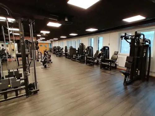 Välkommen till Nordic Wellness Helsingborg Söder!Här kan du ta del av toppmoderna maskiner, fria vikter, gruppträning, virtuell träning och riktigt mycket tränings-glädje.Kom gärna in och ta en kaffe, kika på den fantastiska anläggningen och prata med oss direkt i receptionen.Vi erbjuder självklart prov-vecka för dig som vill testa vår härliga klubb och utbud.Vi har gratis parkering hos oss också.GRATIS KONSULTATION!Vill du få hjälp att nå dina mål?Med en personlig tränare kommer du snabbt igång med ett individanpassat träningsschema som ger resultat.I det första mötet går vi igenom vad du önskar uppnå samt sätter realistiska mål efter dina förutsättningar.Fyll i kontaktformuläret nedan så kontaktar vi dig för 30 minuters kostnadsfri konsultation.Vissa personliga tränare erbjuder nu också tjänsten PT online.Vid förhinder behöver du avboka mötet 24h innan utsatt tid, annars debiteras du 200 kr.Kolla ditt gym på alla bolagFitnessprofilen Julia på Nordic Wellness: Är ditt mål att ha en något tajtare form till beachen?BEHÖVER DU PT? Känner du att du inte har disciplinen att komma i gång med träningen hemma? Hör av dig direkt till Julia och boka professionell hjälp!Nordic Wellness Din Bästa-GymPartnerHär är de 15st mest sökta gymmen på GymKarta i Juli 2023Nordic Wellness Lindholmen på Lindholmsallén 20 i GöteborgSATS Gamlestaden på Gamlestadstorget 7 i GöteborgSTC Sävedalen - Göteborgsvägen 104 - GymKarta.seSTC munkebäck på Munkebäcks Allé 26 i GöteborgNordic Wellness Göteborg Kviberg Arena - GymKarta.seNordic Wellness Kungälv Kongahälla - GymKarta.seActic Lerum - Vattenpalatset på Häradsvägen 3 i Lerum&nbsp;Maximus Gym Brunnsbo på Folkvisegatan 15 i GöteborgSATS Hovås på Björklundabacken 2 i Hovås - GymKarta.seNordic Wellness Backaplan på Gustaf Dalénsgatan 13Fitness24Seven på Lergöksgatan 6 i Västra FrölundaSATS Askim (Sisjön stora) på Ekonomivägen 6 i AskimSTC på Ekenleden 10 i Kållered - GymKarta.seNordic Wellness Marklandsgatan - GymKarta.seNordic Wellness på Vasagatan 7 i GöteborgNo Carb Protein-Pannkakor - Muskelshoppen
