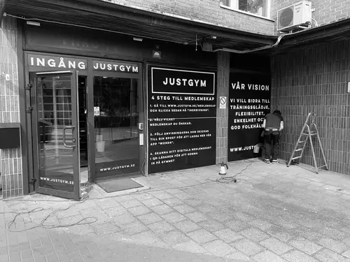 JUSTGYM Sölvesborg håller Öppet varje dag Året runt(inklusive helgdagar)Från kl 05.00 till 24.00Hur blir man medlem?KURS Styrketräning och konditionsträningÄr du helt ny för styrketräning? Få med dig denna kursen som omfattar både grunderna för styrka och konditionsträning.Dag 1:​Styrketräning och konditionsträning:​Är du nyfiken på träning? Vill du förstå i teorin varför du ska träna som du gör? Hur du ska nå dina träningsmål? Vad du i praktiken ska träna och äta? - Då är detta kursen för digHur fungerar kroppen?Hur tränar jag muskelgrupperna?&nbsp;Hur bränner jag fett?Hur bygger jag muskler?Hur blir jag starkare?Hur fungerar maskinerna?Hur fungerar fria vikter?Hur fungerar konditionsmaskinerna?Vad ska jag äta?Vad ska jag träna?Vad ska jag tänka?Vad ska jag göra för att återhämta mig?​JUSTGYM SölvesborgLördagSöndag790 kr pr platsDag 2 &nbsp;Bemästra baslyften:​Vill du lära dig mer om Knäböj, marklyft och bänkpress? Hur du ska bli bättre på dem? Vad du konkret ska göra föra att träna på dem ut efter din förutsättningar? Då är detta kursen för dig .​KnäböjRörlighet till knäböjProgressionsstege Splittknäböj med hantlar - Splittknäböj med stång - Goblett Knäböj - Knäböj Fram - Knäböj BakSpecifik Uppvärmning&nbsp;Hur blir jag starkare i knäböj? &nbsp;MarklyftTeknik till marklyft&nbsp;Progressionsstege RDL Rak - RDL Böj - Upphöjda Marklyft -&nbsp;Specifik Uppvärmning&nbsp;Hur blir jag starkare i marklyft?&nbsp;BänkpressTeknik till BänkpressProgressionsstege Pushup - Kabelpress - Hantelpress - Bänkpress&nbsp;Specifik Uppvärmning&nbsp;Hur blir jag starkare i bänkpress?Träffa din lärareSebastian HedmanMitt namn är Sebastian Hedman och jag har jobbat med träning på heltid sedan 19års ålderTränarkarriären inleddes på en stor gymkedja i Norge.Där har jag utbildat tränare över hela landet med ansvar för den högsta licensiering i systemet, samt gjort över 10 000 PT-timmar.Mitt klientel igenom åren består av allt från glada motionerande amatörer till professionella idrottare och olympiska deltagare.&nbsp;Utöver att utbilda andra tränare så har jag även flera års erfarenhet som föreläsare på företag inom både fysisk och mental träning.&nbsp;Personlig träning online hemma, eller på gymmet!Vad är en personlig tränare?En personlig tränare (PT) kan ge dig känsla av att bemästra träning som är svår att uppnå på egen hand!Även om du har tränat i många år på egen hand, så kommer en PT kunna ge dig mer varierade och meningsfulla träningar.Bättre hälsaViktreduktion&nbsp;Att bli starkareBättre kondition&nbsp;Strama uppFörebygga skadorTräningsprogram&nbsp;Kontrollera din fysiska statusPris från&nbsp;kr 850X-FORCE – UNIK TRÄNINGSMETODDen nya världsunika och patenterade svenska uppfinningen X-Force är en träningsmaskin som ökar den negativa belastningen med 40 %.Detta gör att du som användare kan träna betydligt kortare tid och få större effekt med garanterat bättre resultat, endast 6 – 12 repetitioner per maskin var 7 – 14 dagar.Varför negativ träning?Negativ träning har många fördelar.Musklerna kan arbeta med betydligt högre belastning excentriskt än koncentrisk och en tyngre last innebär också effektivare träning med snabbare resultat.För att förbättra muskelstyrkan överbelastar du muskeln och om den excentriska lasten är större tröttar du ut muskeln snabbare.Excentrisk träning kräver mindre syre än koncentrisk vilket påfrestar hjärtat mindre men ökar blodtrycket.Här är de 15st mest sökta gymmen på GymKarta i Juli 2023Nordic Wellness Lindholmen på Lindholmsallén 20 i GöteborgSATS Gamlestaden på Gamlestadstorget 7 i GöteborgSTC Sävedalen - Göteborgsvägen 104 - GymKarta.seSTC munkebäck på Munkebäcks Allé 26 i GöteborgNordic Wellness Göteborg Kviberg Arena - GymKarta.seNordic Wellness Kungälv Kongahälla - GymKarta.seActic Lerum - Vattenpalatset på Häradsvägen 3 i Lerum&nbsp;Maximus Gym Brunnsbo på Folkvisegatan 15 i GöteborgSATS Hovås på Björklundabacken 2 i Hovås - GymKarta.seNordic Wellness Backaplan på Gustaf Dalénsgatan 13Fitness24Seven på Lergöksgatan 6 i Västra FrölundaSATS Askim (Sisjön stora) på Ekonomivägen 6 i AskimSTC på Ekenleden 10 i Kållered - GymKarta.seNordic Wellness Marklandsgatan - GymKarta.seNordic Wellness på Vasagatan 7 i Göteborg