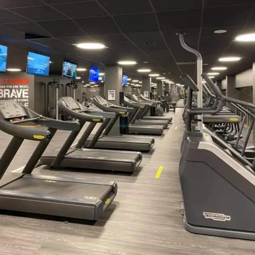 Välkommen till Nordic Wellness Hässleholm City!Här kan du ta del av toppmoderna maskiner, fria vikter, gruppträning, virtuell träning och riktigt mycket tränings-glädje.Kom gärna in och ta en kaffe, kika på den fantastiska anläggningen och prata med oss direkt i receptionen.Vi erbjuder självklart prov-vecka för dig som vill testa vår härliga klubb och utbud.Vi har gratis parkering hos oss också.GRATIS KONSULTATION!Vill du få hjälp att nå dina mål?Med en personlig tränare kommer du snabbt igång med ett individanpassat träningsschema som ger resultat.I det första mötet går vi igenom vad du önskar uppnå samt sätter realistiska mål efter dina förutsättningar.Fyll i kontaktformuläret nedan så kontaktar vi dig för 30 minuters kostnadsfri konsultation.Vissa personliga tränare erbjuder nu också tjänsten PT online.Vid förhinder behöver du avboka mötet 24h innan utsatt tid, annars debiteras du 200 kr.Kolla ditt gym på alla bolagFitnessprofilen Julia på Nordic Wellness: Är ditt mål att ha en något tajtare form till beachen?BEHÖVER DU PT? Känner du att du inte har disciplinen att komma i gång med träningen hemma? Hör av dig direkt till Julia och boka professionell hjälp!Nordic Wellness Din Bästa-GymPartnerHär är de 15st mest sökta gymmen på GymKarta i Juli 2023Nordic Wellness Lindholmen på Lindholmsallén 20 i GöteborgSATS Gamlestaden på Gamlestadstorget 7 i GöteborgSTC Sävedalen - Göteborgsvägen 104 - GymKarta.seSTC munkebäck på Munkebäcks Allé 26 i GöteborgNordic Wellness Göteborg Kviberg Arena - GymKarta.seNordic Wellness Kungälv Kongahälla - GymKarta.seActic Lerum - Vattenpalatset på Häradsvägen 3 i Lerum&nbsp;Maximus Gym Brunnsbo på Folkvisegatan 15 i GöteborgSATS Hovås på Björklundabacken 2 i Hovås - GymKarta.seNordic Wellness Backaplan på Gustaf Dalénsgatan 13Fitness24Seven på Lergöksgatan 6 i Västra FrölundaSATS Askim (Sisjön stora) på Ekonomivägen 6 i AskimSTC på Ekenleden 10 i Kållered - GymKarta.seNordic Wellness Marklandsgatan - GymKarta.seNordic Wellness på Vasagatan 7 i GöteborgNo Carb Protein-Pannkakor - Muskelshoppen