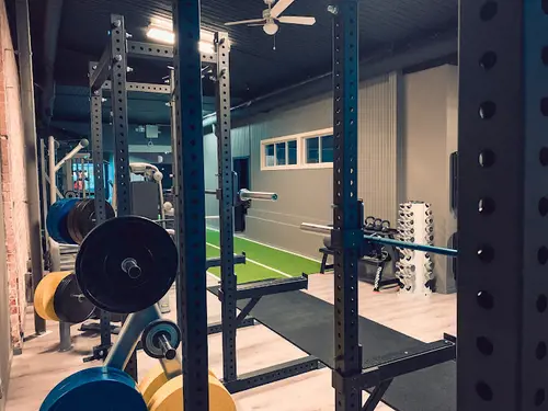 JUSTGYM Ronneby Express håller Öppet varje dag Året runt(inklusive helgdagar)Från kl 05.00 till 24.00Hur blir man medlem?KURS Styrketräning och konditionsträningÄr du helt ny för styrketräning? Få med dig denna kursen som omfattar både grunderna för styrka och konditionsträning.Dag 1:​Styrketräning och konditionsträning:​Är du nyfiken på träning? Vill du förstå i teorin varför du ska träna som du gör? Hur du ska nå dina träningsmål? Vad du i praktiken ska träna och äta? - Då är detta kursen för digHur fungerar kroppen?Hur tränar jag muskelgrupperna?&nbsp;Hur bränner jag fett?Hur bygger jag muskler?Hur blir jag starkare?Hur fungerar maskinerna?Hur fungerar fria vikter?Hur fungerar konditionsmaskinerna?Vad ska jag äta?Vad ska jag träna?Vad ska jag tänka?Vad ska jag göra för att återhämta mig?​JUSTGYM SölvesborgLördagSöndag790 kr pr platsDag 2 &nbsp;Bemästra baslyften:​Vill du lära dig mer om Knäböj, marklyft och bänkpress? Hur du ska bli bättre på dem? Vad du konkret ska göra föra att träna på dem ut efter din förutsättningar? Då är detta kursen för dig .​KnäböjRörlighet till knäböjProgressionsstege Splittknäböj med hantlar - Splittknäböj med stång - Goblett Knäböj - Knäböj Fram - Knäböj BakSpecifik Uppvärmning&nbsp;Hur blir jag starkare i knäböj? &nbsp;MarklyftTeknik till marklyft&nbsp;Progressionsstege RDL Rak - RDL Böj - Upphöjda Marklyft -&nbsp;Specifik Uppvärmning&nbsp;Hur blir jag starkare i marklyft?&nbsp;BänkpressTeknik till BänkpressProgressionsstege Pushup - Kabelpress - Hantelpress - Bänkpress&nbsp;Specifik Uppvärmning&nbsp;Hur blir jag starkare i bänkpress?Träffa din lärareSebastian HedmanMitt namn är Sebastian Hedman och jag har jobbat med träning på heltid sedan 19års ålderTränarkarriären inleddes på en stor gymkedja i Norge.Där har jag utbildat tränare över hela landet med ansvar för den högsta licensiering i systemet, samt gjort över 10 000 PT-timmar.Mitt klientel igenom åren består av allt från glada motionerande amatörer till professionella idrottare och olympiska deltagare.&nbsp;Utöver att utbilda andra tränare så har jag även flera års erfarenhet som föreläsare på företag inom både fysisk och mental träning.&nbsp;Personlig träning online hemma, eller på gymmet!Vad är en personlig tränare?En personlig tränare (PT) kan ge dig känsla av att bemästra träning som är svår att uppnå på egen hand!Även om du har tränat i många år på egen hand, så kommer en PT kunna ge dig mer varierade och meningsfulla träningar.Bättre hälsaViktreduktion&nbsp;Att bli starkareBättre kondition&nbsp;Strama uppFörebygga skadorTräningsprogram&nbsp;Kontrollera din fysiska statusPris från&nbsp;kr 850X-FORCE – UNIK TRÄNINGSMETODDen nya världsunika och patenterade svenska uppfinningen X-Force är en träningsmaskin som ökar den negativa belastningen med 40 %.Detta gör att du som användare kan träna betydligt kortare tid och få större effekt med garanterat bättre resultat, endast 6 – 12 repetitioner per maskin var 7 – 14 dagar.Varför negativ träning?Negativ träning har många fördelar.Musklerna kan arbeta med betydligt högre belastning excentriskt än koncentrisk och en tyngre last innebär också effektivare träning med snabbare resultat.För att förbättra muskelstyrkan överbelastar du muskeln och om den excentriska lasten är större tröttar du ut muskeln snabbare.Excentrisk träning kräver mindre syre än koncentrisk vilket påfrestar hjärtat mindre men ökar blodtrycket.Här är de 15st mest sökta gymmen på GymKarta i Juli 2023Nordic Wellness Lindholmen på Lindholmsallén 20 i GöteborgSATS Gamlestaden på Gamlestadstorget 7 i GöteborgSTC Sävedalen - Göteborgsvägen 104 - GymKarta.seSTC munkebäck på Munkebäcks Allé 26 i GöteborgNordic Wellness Göteborg Kviberg Arena - GymKarta.seNordic Wellness Kungälv Kongahälla - GymKarta.seActic Lerum - Vattenpalatset på Häradsvägen 3 i Lerum&nbsp;Maximus Gym Brunnsbo på Folkvisegatan 15 i GöteborgSATS Hovås på Björklundabacken 2 i Hovås - GymKarta.seNordic Wellness Backaplan på Gustaf Dalénsgatan 13Fitness24Seven på Lergöksgatan 6 i Västra FrölundaSATS Askim (Sisjön stora) på Ekonomivägen 6 i AskimSTC på Ekenleden 10 i Kållered - GymKarta.seNordic Wellness Marklandsgatan - GymKarta.seNordic Wellness på Vasagatan 7 i Göteborg