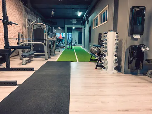 JUSTGYM Ronneby Express håller Öppet varje dag Året runt(inklusive helgdagar)Från kl 05.00 till 24.00Hur blir man medlem?KURS Styrketräning och konditionsträningÄr du helt ny för styrketräning? Få med dig denna kursen som omfattar både grunderna för styrka och konditionsträning.Dag 1:​Styrketräning och konditionsträning:​Är du nyfiken på träning? Vill du förstå i teorin varför du ska träna som du gör? Hur du ska nå dina träningsmål? Vad du i praktiken ska träna och äta? - Då är detta kursen för digHur fungerar kroppen?Hur tränar jag muskelgrupperna?&nbsp;Hur bränner jag fett?Hur bygger jag muskler?Hur blir jag starkare?Hur fungerar maskinerna?Hur fungerar fria vikter?Hur fungerar konditionsmaskinerna?Vad ska jag äta?Vad ska jag träna?Vad ska jag tänka?Vad ska jag göra för att återhämta mig?​JUSTGYM SölvesborgLördagSöndag790 kr pr platsDag 2 &nbsp;Bemästra baslyften:​Vill du lära dig mer om Knäböj, marklyft och bänkpress? Hur du ska bli bättre på dem? Vad du konkret ska göra föra att träna på dem ut efter din förutsättningar? Då är detta kursen för dig .​KnäböjRörlighet till knäböjProgressionsstege Splittknäböj med hantlar - Splittknäböj med stång - Goblett Knäböj - Knäböj Fram - Knäböj BakSpecifik Uppvärmning&nbsp;Hur blir jag starkare i knäböj? &nbsp;MarklyftTeknik till marklyft&nbsp;Progressionsstege RDL Rak - RDL Böj - Upphöjda Marklyft -&nbsp;Specifik Uppvärmning&nbsp;Hur blir jag starkare i marklyft?&nbsp;BänkpressTeknik till BänkpressProgressionsstege Pushup - Kabelpress - Hantelpress - Bänkpress&nbsp;Specifik Uppvärmning&nbsp;Hur blir jag starkare i bänkpress?Träffa din lärareSebastian HedmanMitt namn är Sebastian Hedman och jag har jobbat med träning på heltid sedan 19års ålderTränarkarriären inleddes på en stor gymkedja i Norge.Där har jag utbildat tränare över hela landet med ansvar för den högsta licensiering i systemet, samt gjort över 10 000 PT-timmar.Mitt klientel igenom åren består av allt från glada motionerande amatörer till professionella idrottare och olympiska deltagare.&nbsp;Utöver att utbilda andra tränare så har jag även flera års erfarenhet som föreläsare på företag inom både fysisk och mental träning.&nbsp;Personlig träning online hemma, eller på gymmet!Vad är en personlig tränare?En personlig tränare (PT) kan ge dig känsla av att bemästra träning som är svår att uppnå på egen hand!Även om du har tränat i många år på egen hand, så kommer en PT kunna ge dig mer varierade och meningsfulla träningar.Bättre hälsaViktreduktion&nbsp;Att bli starkareBättre kondition&nbsp;Strama uppFörebygga skadorTräningsprogram&nbsp;Kontrollera din fysiska statusPris från&nbsp;kr 850X-FORCE – UNIK TRÄNINGSMETODDen nya världsunika och patenterade svenska uppfinningen X-Force är en träningsmaskin som ökar den negativa belastningen med 40 %.Detta gör att du som användare kan träna betydligt kortare tid och få större effekt med garanterat bättre resultat, endast 6 – 12 repetitioner per maskin var 7 – 14 dagar.Varför negativ träning?Negativ träning har många fördelar.Musklerna kan arbeta med betydligt högre belastning excentriskt än koncentrisk och en tyngre last innebär också effektivare träning med snabbare resultat.För att förbättra muskelstyrkan överbelastar du muskeln och om den excentriska lasten är större tröttar du ut muskeln snabbare.Excentrisk träning kräver mindre syre än koncentrisk vilket påfrestar hjärtat mindre men ökar blodtrycket.Här är de 15st mest sökta gymmen på GymKarta i Juli 2023Nordic Wellness Lindholmen på Lindholmsallén 20 i GöteborgSATS Gamlestaden på Gamlestadstorget 7 i GöteborgSTC Sävedalen - Göteborgsvägen 104 - GymKarta.seSTC munkebäck på Munkebäcks Allé 26 i GöteborgNordic Wellness Göteborg Kviberg Arena - GymKarta.seNordic Wellness Kungälv Kongahälla - GymKarta.seActic Lerum - Vattenpalatset på Häradsvägen 3 i Lerum&nbsp;Maximus Gym Brunnsbo på Folkvisegatan 15 i GöteborgSATS Hovås på Björklundabacken 2 i Hovås - GymKarta.seNordic Wellness Backaplan på Gustaf Dalénsgatan 13Fitness24Seven på Lergöksgatan 6 i Västra FrölundaSATS Askim (Sisjön stora) på Ekonomivägen 6 i AskimSTC på Ekenleden 10 i Kållered - GymKarta.seNordic Wellness Marklandsgatan - GymKarta.seNordic Wellness på Vasagatan 7 i Göteborg