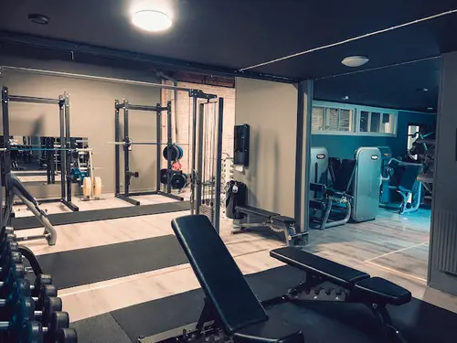 JUSTGYM Ronneby Express håller Öppet varje dag Året runt(inklusive helgdagar)Från kl 05.00 till 24.00Hur blir man medlem?KURS Styrketräning och konditionsträningÄr du helt ny för styrketräning? Få med dig denna kursen som omfattar både grunderna för styrka och konditionsträning.Dag 1:​Styrketräning och konditionsträning:​Är du nyfiken på träning? Vill du förstå i teorin varför du ska träna som du gör? Hur du ska nå dina träningsmål? Vad du i praktiken ska träna och äta? - Då är detta kursen för digHur fungerar kroppen?Hur tränar jag muskelgrupperna?&nbsp;Hur bränner jag fett?Hur bygger jag muskler?Hur blir jag starkare?Hur fungerar maskinerna?Hur fungerar fria vikter?Hur fungerar konditionsmaskinerna?Vad ska jag äta?Vad ska jag träna?Vad ska jag tänka?Vad ska jag göra för att återhämta mig?​JUSTGYM SölvesborgLördagSöndag790 kr pr platsDag 2 &nbsp;Bemästra baslyften:​Vill du lära dig mer om Knäböj, marklyft och bänkpress? Hur du ska bli bättre på dem? Vad du konkret ska göra föra att träna på dem ut efter din förutsättningar? Då är detta kursen för dig .​KnäböjRörlighet till knäböjProgressionsstege Splittknäböj med hantlar - Splittknäböj med stång - Goblett Knäböj - Knäböj Fram - Knäböj BakSpecifik Uppvärmning&nbsp;Hur blir jag starkare i knäböj? &nbsp;MarklyftTeknik till marklyft&nbsp;Progressionsstege RDL Rak - RDL Böj - Upphöjda Marklyft -&nbsp;Specifik Uppvärmning&nbsp;Hur blir jag starkare i marklyft?&nbsp;BänkpressTeknik till BänkpressProgressionsstege Pushup - Kabelpress - Hantelpress - Bänkpress&nbsp;Specifik Uppvärmning&nbsp;Hur blir jag starkare i bänkpress?Träffa din lärareSebastian HedmanMitt namn är Sebastian Hedman och jag har jobbat med träning på heltid sedan 19års ålderTränarkarriären inleddes på en stor gymkedja i Norge.Där har jag utbildat tränare över hela landet med ansvar för den högsta licensiering i systemet, samt gjort över 10 000 PT-timmar.Mitt klientel igenom åren består av allt från glada motionerande amatörer till professionella idrottare och olympiska deltagare.&nbsp;Utöver att utbilda andra tränare så har jag även flera års erfarenhet som föreläsare på företag inom både fysisk och mental träning.&nbsp;Personlig träning online hemma, eller på gymmet!Vad är en personlig tränare?En personlig tränare (PT) kan ge dig känsla av att bemästra träning som är svår att uppnå på egen hand!Även om du har tränat i många år på egen hand, så kommer en PT kunna ge dig mer varierade och meningsfulla träningar.Bättre hälsaViktreduktion&nbsp;Att bli starkareBättre kondition&nbsp;Strama uppFörebygga skadorTräningsprogram&nbsp;Kontrollera din fysiska statusPris från&nbsp;kr 850X-FORCE – UNIK TRÄNINGSMETODDen nya världsunika och patenterade svenska uppfinningen X-Force är en träningsmaskin som ökar den negativa belastningen med 40 %.Detta gör att du som användare kan träna betydligt kortare tid och få större effekt med garanterat bättre resultat, endast 6 – 12 repetitioner per maskin var 7 – 14 dagar.Varför negativ träning?Negativ träning har många fördelar.Musklerna kan arbeta med betydligt högre belastning excentriskt än koncentrisk och en tyngre last innebär också effektivare träning med snabbare resultat.För att förbättra muskelstyrkan överbelastar du muskeln och om den excentriska lasten är större tröttar du ut muskeln snabbare.Excentrisk träning kräver mindre syre än koncentrisk vilket påfrestar hjärtat mindre men ökar blodtrycket.Här är de 15st mest sökta gymmen på GymKarta i Juli 2023Nordic Wellness Lindholmen på Lindholmsallén 20 i GöteborgSATS Gamlestaden på Gamlestadstorget 7 i GöteborgSTC Sävedalen - Göteborgsvägen 104 - GymKarta.seSTC munkebäck på Munkebäcks Allé 26 i GöteborgNordic Wellness Göteborg Kviberg Arena - GymKarta.seNordic Wellness Kungälv Kongahälla - GymKarta.seActic Lerum - Vattenpalatset på Häradsvägen 3 i Lerum&nbsp;Maximus Gym Brunnsbo på Folkvisegatan 15 i GöteborgSATS Hovås på Björklundabacken 2 i Hovås - GymKarta.seNordic Wellness Backaplan på Gustaf Dalénsgatan 13Fitness24Seven på Lergöksgatan 6 i Västra FrölundaSATS Askim (Sisjön stora) på Ekonomivägen 6 i AskimSTC på Ekenleden 10 i Kållered - GymKarta.seNordic Wellness Marklandsgatan - GymKarta.seNordic Wellness på Vasagatan 7 i Göteborg