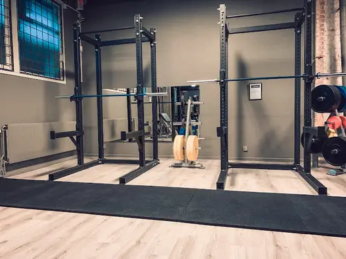 JUSTGYM Ronneby Express håller Öppet varje dag Året runt(inklusive helgdagar)Från kl 05.00 till 24.00Hur blir man medlem?KURS Styrketräning och konditionsträningÄr du helt ny för styrketräning? Få med dig denna kursen som omfattar både grunderna för styrka och konditionsträning.Dag 1:​Styrketräning och konditionsträning:​Är du nyfiken på träning? Vill du förstå i teorin varför du ska träna som du gör? Hur du ska nå dina träningsmål? Vad du i praktiken ska träna och äta? - Då är detta kursen för digHur fungerar kroppen?Hur tränar jag muskelgrupperna?&nbsp;Hur bränner jag fett?Hur bygger jag muskler?Hur blir jag starkare?Hur fungerar maskinerna?Hur fungerar fria vikter?Hur fungerar konditionsmaskinerna?Vad ska jag äta?Vad ska jag träna?Vad ska jag tänka?Vad ska jag göra för att återhämta mig?​JUSTGYM SölvesborgLördagSöndag790 kr pr platsDag 2 &nbsp;Bemästra baslyften:​Vill du lära dig mer om Knäböj, marklyft och bänkpress? Hur du ska bli bättre på dem? Vad du konkret ska göra föra att träna på dem ut efter din förutsättningar? Då är detta kursen för dig .​KnäböjRörlighet till knäböjProgressionsstege Splittknäböj med hantlar - Splittknäböj med stång - Goblett Knäböj - Knäböj Fram - Knäböj BakSpecifik Uppvärmning&nbsp;Hur blir jag starkare i knäböj? &nbsp;MarklyftTeknik till marklyft&nbsp;Progressionsstege RDL Rak - RDL Böj - Upphöjda Marklyft -&nbsp;Specifik Uppvärmning&nbsp;Hur blir jag starkare i marklyft?&nbsp;BänkpressTeknik till BänkpressProgressionsstege Pushup - Kabelpress - Hantelpress - Bänkpress&nbsp;Specifik Uppvärmning&nbsp;Hur blir jag starkare i bänkpress?Träffa din lärareSebastian HedmanMitt namn är Sebastian Hedman och jag har jobbat med träning på heltid sedan 19års ålderTränarkarriären inleddes på en stor gymkedja i Norge.Där har jag utbildat tränare över hela landet med ansvar för den högsta licensiering i systemet, samt gjort över 10 000 PT-timmar.Mitt klientel igenom åren består av allt från glada motionerande amatörer till professionella idrottare och olympiska deltagare.&nbsp;Utöver att utbilda andra tränare så har jag även flera års erfarenhet som föreläsare på företag inom både fysisk och mental träning.&nbsp;Personlig träning online hemma, eller på gymmet!Vad är en personlig tränare?En personlig tränare (PT) kan ge dig känsla av att bemästra träning som är svår att uppnå på egen hand!Även om du har tränat i många år på egen hand, så kommer en PT kunna ge dig mer varierade och meningsfulla träningar.Bättre hälsaViktreduktion&nbsp;Att bli starkareBättre kondition&nbsp;Strama uppFörebygga skadorTräningsprogram&nbsp;Kontrollera din fysiska statusPris från&nbsp;kr 850X-FORCE – UNIK TRÄNINGSMETODDen nya världsunika och patenterade svenska uppfinningen X-Force är en träningsmaskin som ökar den negativa belastningen med 40 %.Detta gör att du som användare kan träna betydligt kortare tid och få större effekt med garanterat bättre resultat, endast 6 – 12 repetitioner per maskin var 7 – 14 dagar.Varför negativ träning?Negativ träning har många fördelar.Musklerna kan arbeta med betydligt högre belastning excentriskt än koncentrisk och en tyngre last innebär också effektivare träning med snabbare resultat.För att förbättra muskelstyrkan överbelastar du muskeln och om den excentriska lasten är större tröttar du ut muskeln snabbare.Excentrisk träning kräver mindre syre än koncentrisk vilket påfrestar hjärtat mindre men ökar blodtrycket.Här är de 15st mest sökta gymmen på GymKarta i Juli 2023Nordic Wellness Lindholmen på Lindholmsallén 20 i GöteborgSATS Gamlestaden på Gamlestadstorget 7 i GöteborgSTC Sävedalen - Göteborgsvägen 104 - GymKarta.seSTC munkebäck på Munkebäcks Allé 26 i GöteborgNordic Wellness Göteborg Kviberg Arena - GymKarta.seNordic Wellness Kungälv Kongahälla - GymKarta.seActic Lerum - Vattenpalatset på Häradsvägen 3 i Lerum&nbsp;Maximus Gym Brunnsbo på Folkvisegatan 15 i GöteborgSATS Hovås på Björklundabacken 2 i Hovås - GymKarta.seNordic Wellness Backaplan på Gustaf Dalénsgatan 13Fitness24Seven på Lergöksgatan 6 i Västra FrölundaSATS Askim (Sisjön stora) på Ekonomivägen 6 i AskimSTC på Ekenleden 10 i Kållered - GymKarta.seNordic Wellness Marklandsgatan - GymKarta.seNordic Wellness på Vasagatan 7 i Göteborg