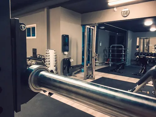 JUSTGYM Ronneby Express håller Öppet varje dag Året runt(inklusive helgdagar)Från kl 05.00 till 24.00Hur blir man medlem?KURS Styrketräning och konditionsträningÄr du helt ny för styrketräning? Få med dig denna kursen som omfattar både grunderna för styrka och konditionsträning.Dag 1:​Styrketräning och konditionsträning:​Är du nyfiken på träning? Vill du förstå i teorin varför du ska träna som du gör? Hur du ska nå dina träningsmål? Vad du i praktiken ska träna och äta? - Då är detta kursen för digHur fungerar kroppen?Hur tränar jag muskelgrupperna?&nbsp;Hur bränner jag fett?Hur bygger jag muskler?Hur blir jag starkare?Hur fungerar maskinerna?Hur fungerar fria vikter?Hur fungerar konditionsmaskinerna?Vad ska jag äta?Vad ska jag träna?Vad ska jag tänka?Vad ska jag göra för att återhämta mig?​JUSTGYM SölvesborgLördagSöndag790 kr pr platsDag 2 &nbsp;Bemästra baslyften:​Vill du lära dig mer om Knäböj, marklyft och bänkpress? Hur du ska bli bättre på dem? Vad du konkret ska göra föra att träna på dem ut efter din förutsättningar? Då är detta kursen för dig .​KnäböjRörlighet till knäböjProgressionsstege Splittknäböj med hantlar - Splittknäböj med stång - Goblett Knäböj - Knäböj Fram - Knäböj BakSpecifik Uppvärmning&nbsp;Hur blir jag starkare i knäböj? &nbsp;MarklyftTeknik till marklyft&nbsp;Progressionsstege RDL Rak - RDL Böj - Upphöjda Marklyft -&nbsp;Specifik Uppvärmning&nbsp;Hur blir jag starkare i marklyft?&nbsp;BänkpressTeknik till BänkpressProgressionsstege Pushup - Kabelpress - Hantelpress - Bänkpress&nbsp;Specifik Uppvärmning&nbsp;Hur blir jag starkare i bänkpress?Träffa din lärareSebastian HedmanMitt namn är Sebastian Hedman och jag har jobbat med träning på heltid sedan 19års ålderTränarkarriären inleddes på en stor gymkedja i Norge.Där har jag utbildat tränare över hela landet med ansvar för den högsta licensiering i systemet, samt gjort över 10 000 PT-timmar.Mitt klientel igenom åren består av allt från glada motionerande amatörer till professionella idrottare och olympiska deltagare.&nbsp;Utöver att utbilda andra tränare så har jag även flera års erfarenhet som föreläsare på företag inom både fysisk och mental träning.&nbsp;Personlig träning online hemma, eller på gymmet!Vad är en personlig tränare?En personlig tränare (PT) kan ge dig känsla av att bemästra träning som är svår att uppnå på egen hand!Även om du har tränat i många år på egen hand, så kommer en PT kunna ge dig mer varierade och meningsfulla träningar.Bättre hälsaViktreduktion&nbsp;Att bli starkareBättre kondition&nbsp;Strama uppFörebygga skadorTräningsprogram&nbsp;Kontrollera din fysiska statusPris från&nbsp;kr 850X-FORCE – UNIK TRÄNINGSMETODDen nya världsunika och patenterade svenska uppfinningen X-Force är en träningsmaskin som ökar den negativa belastningen med 40 %.Detta gör att du som användare kan träna betydligt kortare tid och få större effekt med garanterat bättre resultat, endast 6 – 12 repetitioner per maskin var 7 – 14 dagar.Varför negativ träning?Negativ träning har många fördelar.Musklerna kan arbeta med betydligt högre belastning excentriskt än koncentrisk och en tyngre last innebär också effektivare träning med snabbare resultat.För att förbättra muskelstyrkan överbelastar du muskeln och om den excentriska lasten är större tröttar du ut muskeln snabbare.Excentrisk träning kräver mindre syre än koncentrisk vilket påfrestar hjärtat mindre men ökar blodtrycket.Här är de 15st mest sökta gymmen på GymKarta i Juli 2023Nordic Wellness Lindholmen på Lindholmsallén 20 i GöteborgSATS Gamlestaden på Gamlestadstorget 7 i GöteborgSTC Sävedalen - Göteborgsvägen 104 - GymKarta.seSTC munkebäck på Munkebäcks Allé 26 i GöteborgNordic Wellness Göteborg Kviberg Arena - GymKarta.seNordic Wellness Kungälv Kongahälla - GymKarta.seActic Lerum - Vattenpalatset på Häradsvägen 3 i Lerum&nbsp;Maximus Gym Brunnsbo på Folkvisegatan 15 i GöteborgSATS Hovås på Björklundabacken 2 i Hovås - GymKarta.seNordic Wellness Backaplan på Gustaf Dalénsgatan 13Fitness24Seven på Lergöksgatan 6 i Västra FrölundaSATS Askim (Sisjön stora) på Ekonomivägen 6 i AskimSTC på Ekenleden 10 i Kållered - GymKarta.seNordic Wellness Marklandsgatan - GymKarta.seNordic Wellness på Vasagatan 7 i Göteborg
