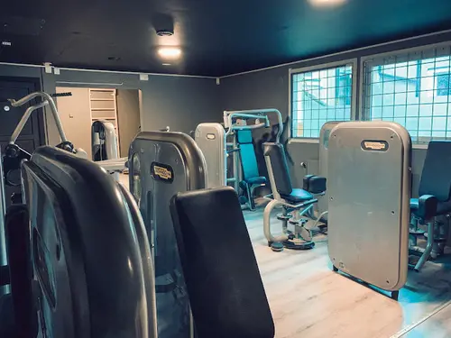 JUSTGYM Ronneby Express håller Öppet varje dag Året runt(inklusive helgdagar)Från kl 05.00 till 24.00Hur blir man medlem?KURS Styrketräning och konditionsträningÄr du helt ny för styrketräning? Få med dig denna kursen som omfattar både grunderna för styrka och konditionsträning.Dag 1:​Styrketräning och konditionsträning:​Är du nyfiken på träning? Vill du förstå i teorin varför du ska träna som du gör? Hur du ska nå dina träningsmål? Vad du i praktiken ska träna och äta? - Då är detta kursen för digHur fungerar kroppen?Hur tränar jag muskelgrupperna?&nbsp;Hur bränner jag fett?Hur bygger jag muskler?Hur blir jag starkare?Hur fungerar maskinerna?Hur fungerar fria vikter?Hur fungerar konditionsmaskinerna?Vad ska jag äta?Vad ska jag träna?Vad ska jag tänka?Vad ska jag göra för att återhämta mig?​JUSTGYM SölvesborgLördagSöndag790 kr pr platsDag 2 &nbsp;Bemästra baslyften:​Vill du lära dig mer om Knäböj, marklyft och bänkpress? Hur du ska bli bättre på dem? Vad du konkret ska göra föra att träna på dem ut efter din förutsättningar? Då är detta kursen för dig .​KnäböjRörlighet till knäböjProgressionsstege Splittknäböj med hantlar - Splittknäböj med stång - Goblett Knäböj - Knäböj Fram - Knäböj BakSpecifik Uppvärmning&nbsp;Hur blir jag starkare i knäböj? &nbsp;MarklyftTeknik till marklyft&nbsp;Progressionsstege RDL Rak - RDL Böj - Upphöjda Marklyft -&nbsp;Specifik Uppvärmning&nbsp;Hur blir jag starkare i marklyft?&nbsp;BänkpressTeknik till BänkpressProgressionsstege Pushup - Kabelpress - Hantelpress - Bänkpress&nbsp;Specifik Uppvärmning&nbsp;Hur blir jag starkare i bänkpress?Träffa din lärareSebastian HedmanMitt namn är Sebastian Hedman och jag har jobbat med träning på heltid sedan 19års ålderTränarkarriären inleddes på en stor gymkedja i Norge.Där har jag utbildat tränare över hela landet med ansvar för den högsta licensiering i systemet, samt gjort över 10 000 PT-timmar.Mitt klientel igenom åren består av allt från glada motionerande amatörer till professionella idrottare och olympiska deltagare.&nbsp;Utöver att utbilda andra tränare så har jag även flera års erfarenhet som föreläsare på företag inom både fysisk och mental träning.&nbsp;Personlig träning online hemma, eller på gymmet!Vad är en personlig tränare?En personlig tränare (PT) kan ge dig känsla av att bemästra träning som är svår att uppnå på egen hand!Även om du har tränat i många år på egen hand, så kommer en PT kunna ge dig mer varierade och meningsfulla träningar.Bättre hälsaViktreduktion&nbsp;Att bli starkareBättre kondition&nbsp;Strama uppFörebygga skadorTräningsprogram&nbsp;Kontrollera din fysiska statusPris från&nbsp;kr 850X-FORCE – UNIK TRÄNINGSMETODDen nya världsunika och patenterade svenska uppfinningen X-Force är en träningsmaskin som ökar den negativa belastningen med 40 %.Detta gör att du som användare kan träna betydligt kortare tid och få större effekt med garanterat bättre resultat, endast 6 – 12 repetitioner per maskin var 7 – 14 dagar.Varför negativ träning?Negativ träning har många fördelar.Musklerna kan arbeta med betydligt högre belastning excentriskt än koncentrisk och en tyngre last innebär också effektivare träning med snabbare resultat.För att förbättra muskelstyrkan överbelastar du muskeln och om den excentriska lasten är större tröttar du ut muskeln snabbare.Excentrisk träning kräver mindre syre än koncentrisk vilket påfrestar hjärtat mindre men ökar blodtrycket.Här är de 15st mest sökta gymmen på GymKarta i Juli 2023Nordic Wellness Lindholmen på Lindholmsallén 20 i GöteborgSATS Gamlestaden på Gamlestadstorget 7 i GöteborgSTC Sävedalen - Göteborgsvägen 104 - GymKarta.seSTC munkebäck på Munkebäcks Allé 26 i GöteborgNordic Wellness Göteborg Kviberg Arena - GymKarta.seNordic Wellness Kungälv Kongahälla - GymKarta.seActic Lerum - Vattenpalatset på Häradsvägen 3 i Lerum&nbsp;Maximus Gym Brunnsbo på Folkvisegatan 15 i GöteborgSATS Hovås på Björklundabacken 2 i Hovås - GymKarta.seNordic Wellness Backaplan på Gustaf Dalénsgatan 13Fitness24Seven på Lergöksgatan 6 i Västra FrölundaSATS Askim (Sisjön stora) på Ekonomivägen 6 i AskimSTC på Ekenleden 10 i Kållered - GymKarta.seNordic Wellness Marklandsgatan - GymKarta.seNordic Wellness på Vasagatan 7 i Göteborg