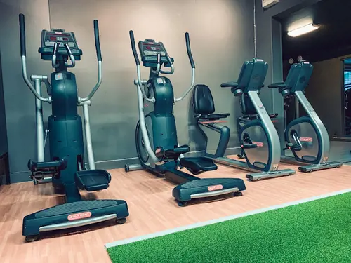 JUSTGYM Ronneby Express håller Öppet varje dag Året runt(inklusive helgdagar)Från kl 05.00 till 24.00Hur blir man medlem?KURS Styrketräning och konditionsträningÄr du helt ny för styrketräning? Få med dig denna kursen som omfattar både grunderna för styrka och konditionsträning.Dag 1:​Styrketräning och konditionsträning:​Är du nyfiken på träning? Vill du förstå i teorin varför du ska träna som du gör? Hur du ska nå dina träningsmål? Vad du i praktiken ska träna och äta? - Då är detta kursen för digHur fungerar kroppen?Hur tränar jag muskelgrupperna?&nbsp;Hur bränner jag fett?Hur bygger jag muskler?Hur blir jag starkare?Hur fungerar maskinerna?Hur fungerar fria vikter?Hur fungerar konditionsmaskinerna?Vad ska jag äta?Vad ska jag träna?Vad ska jag tänka?Vad ska jag göra för att återhämta mig?​JUSTGYM SölvesborgLördagSöndag790 kr pr platsDag 2 &nbsp;Bemästra baslyften:​Vill du lära dig mer om Knäböj, marklyft och bänkpress? Hur du ska bli bättre på dem? Vad du konkret ska göra föra att träna på dem ut efter din förutsättningar? Då är detta kursen för dig .​KnäböjRörlighet till knäböjProgressionsstege Splittknäböj med hantlar - Splittknäböj med stång - Goblett Knäböj - Knäböj Fram - Knäböj BakSpecifik Uppvärmning&nbsp;Hur blir jag starkare i knäböj? &nbsp;MarklyftTeknik till marklyft&nbsp;Progressionsstege RDL Rak - RDL Böj - Upphöjda Marklyft -&nbsp;Specifik Uppvärmning&nbsp;Hur blir jag starkare i marklyft?&nbsp;BänkpressTeknik till BänkpressProgressionsstege Pushup - Kabelpress - Hantelpress - Bänkpress&nbsp;Specifik Uppvärmning&nbsp;Hur blir jag starkare i bänkpress?Träffa din lärareSebastian HedmanMitt namn är Sebastian Hedman och jag har jobbat med träning på heltid sedan 19års ålderTränarkarriären inleddes på en stor gymkedja i Norge.Där har jag utbildat tränare över hela landet med ansvar för den högsta licensiering i systemet, samt gjort över 10 000 PT-timmar.Mitt klientel igenom åren består av allt från glada motionerande amatörer till professionella idrottare och olympiska deltagare.&nbsp;Utöver att utbilda andra tränare så har jag även flera års erfarenhet som föreläsare på företag inom både fysisk och mental träning.&nbsp;Personlig träning online hemma, eller på gymmet!Vad är en personlig tränare?En personlig tränare (PT) kan ge dig känsla av att bemästra träning som är svår att uppnå på egen hand!Även om du har tränat i många år på egen hand, så kommer en PT kunna ge dig mer varierade och meningsfulla träningar.Bättre hälsaViktreduktion&nbsp;Att bli starkareBättre kondition&nbsp;Strama uppFörebygga skadorTräningsprogram&nbsp;Kontrollera din fysiska statusPris från&nbsp;kr 850X-FORCE – UNIK TRÄNINGSMETODDen nya världsunika och patenterade svenska uppfinningen X-Force är en träningsmaskin som ökar den negativa belastningen med 40 %.Detta gör att du som användare kan träna betydligt kortare tid och få större effekt med garanterat bättre resultat, endast 6 – 12 repetitioner per maskin var 7 – 14 dagar.Varför negativ träning?Negativ träning har många fördelar.Musklerna kan arbeta med betydligt högre belastning excentriskt än koncentrisk och en tyngre last innebär också effektivare träning med snabbare resultat.För att förbättra muskelstyrkan överbelastar du muskeln och om den excentriska lasten är större tröttar du ut muskeln snabbare.Excentrisk träning kräver mindre syre än koncentrisk vilket påfrestar hjärtat mindre men ökar blodtrycket.Här är de 15st mest sökta gymmen på GymKarta i Juli 2023Nordic Wellness Lindholmen på Lindholmsallén 20 i GöteborgSATS Gamlestaden på Gamlestadstorget 7 i GöteborgSTC Sävedalen - Göteborgsvägen 104 - GymKarta.seSTC munkebäck på Munkebäcks Allé 26 i GöteborgNordic Wellness Göteborg Kviberg Arena - GymKarta.seNordic Wellness Kungälv Kongahälla - GymKarta.seActic Lerum - Vattenpalatset på Häradsvägen 3 i Lerum&nbsp;Maximus Gym Brunnsbo på Folkvisegatan 15 i GöteborgSATS Hovås på Björklundabacken 2 i Hovås - GymKarta.seNordic Wellness Backaplan på Gustaf Dalénsgatan 13Fitness24Seven på Lergöksgatan 6 i Västra FrölundaSATS Askim (Sisjön stora) på Ekonomivägen 6 i AskimSTC på Ekenleden 10 i Kållered - GymKarta.seNordic Wellness Marklandsgatan - GymKarta.seNordic Wellness på Vasagatan 7 i Göteborg