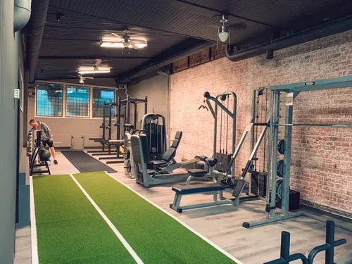 JUSTGYM Ronneby Express håller Öppet varje dag Året runt(inklusive helgdagar)Från kl 05.00 till 24.00Hur blir man medlem?KURS Styrketräning och konditionsträningÄr du helt ny för styrketräning? Få med dig denna kursen som omfattar både grunderna för styrka och konditionsträning.Dag 1:​Styrketräning och konditionsträning:​Är du nyfiken på träning? Vill du förstå i teorin varför du ska träna som du gör? Hur du ska nå dina träningsmål? Vad du i praktiken ska träna och äta? - Då är detta kursen för digHur fungerar kroppen?Hur tränar jag muskelgrupperna?&nbsp;Hur bränner jag fett?Hur bygger jag muskler?Hur blir jag starkare?Hur fungerar maskinerna?Hur fungerar fria vikter?Hur fungerar konditionsmaskinerna?Vad ska jag äta?Vad ska jag träna?Vad ska jag tänka?Vad ska jag göra för att återhämta mig?​JUSTGYM SölvesborgLördagSöndag790 kr pr platsDag 2 &nbsp;Bemästra baslyften:​Vill du lära dig mer om Knäböj, marklyft och bänkpress? Hur du ska bli bättre på dem? Vad du konkret ska göra föra att träna på dem ut efter din förutsättningar? Då är detta kursen för dig .​KnäböjRörlighet till knäböjProgressionsstege Splittknäböj med hantlar - Splittknäböj med stång - Goblett Knäböj - Knäböj Fram - Knäböj BakSpecifik Uppvärmning&nbsp;Hur blir jag starkare i knäböj? &nbsp;MarklyftTeknik till marklyft&nbsp;Progressionsstege RDL Rak - RDL Böj - Upphöjda Marklyft -&nbsp;Specifik Uppvärmning&nbsp;Hur blir jag starkare i marklyft?&nbsp;BänkpressTeknik till BänkpressProgressionsstege Pushup - Kabelpress - Hantelpress - Bänkpress&nbsp;Specifik Uppvärmning&nbsp;Hur blir jag starkare i bänkpress?Träffa din lärareSebastian HedmanMitt namn är Sebastian Hedman och jag har jobbat med träning på heltid sedan 19års ålderTränarkarriären inleddes på en stor gymkedja i Norge.Där har jag utbildat tränare över hela landet med ansvar för den högsta licensiering i systemet, samt gjort över 10 000 PT-timmar.Mitt klientel igenom åren består av allt från glada motionerande amatörer till professionella idrottare och olympiska deltagare.&nbsp;Utöver att utbilda andra tränare så har jag även flera års erfarenhet som föreläsare på företag inom både fysisk och mental träning.&nbsp;Personlig träning online hemma, eller på gymmet!Vad är en personlig tränare?En personlig tränare (PT) kan ge dig känsla av att bemästra träning som är svår att uppnå på egen hand!Även om du har tränat i många år på egen hand, så kommer en PT kunna ge dig mer varierade och meningsfulla träningar.Bättre hälsaViktreduktion&nbsp;Att bli starkareBättre kondition&nbsp;Strama uppFörebygga skadorTräningsprogram&nbsp;Kontrollera din fysiska statusPris från&nbsp;kr 850X-FORCE – UNIK TRÄNINGSMETODDen nya världsunika och patenterade svenska uppfinningen X-Force är en träningsmaskin som ökar den negativa belastningen med 40 %.Detta gör att du som användare kan träna betydligt kortare tid och få större effekt med garanterat bättre resultat, endast 6 – 12 repetitioner per maskin var 7 – 14 dagar.Varför negativ träning?Negativ träning har många fördelar.Musklerna kan arbeta med betydligt högre belastning excentriskt än koncentrisk och en tyngre last innebär också effektivare träning med snabbare resultat.För att förbättra muskelstyrkan överbelastar du muskeln och om den excentriska lasten är större tröttar du ut muskeln snabbare.Excentrisk träning kräver mindre syre än koncentrisk vilket påfrestar hjärtat mindre men ökar blodtrycket.Här är de 15st mest sökta gymmen på GymKarta i Juli 2023Nordic Wellness Lindholmen på Lindholmsallén 20 i GöteborgSATS Gamlestaden på Gamlestadstorget 7 i GöteborgSTC Sävedalen - Göteborgsvägen 104 - GymKarta.seSTC munkebäck på Munkebäcks Allé 26 i GöteborgNordic Wellness Göteborg Kviberg Arena - GymKarta.seNordic Wellness Kungälv Kongahälla - GymKarta.seActic Lerum - Vattenpalatset på Häradsvägen 3 i Lerum&nbsp;Maximus Gym Brunnsbo på Folkvisegatan 15 i GöteborgSATS Hovås på Björklundabacken 2 i Hovås - GymKarta.seNordic Wellness Backaplan på Gustaf Dalénsgatan 13Fitness24Seven på Lergöksgatan 6 i Västra FrölundaSATS Askim (Sisjön stora) på Ekonomivägen 6 i AskimSTC på Ekenleden 10 i Kållered - GymKarta.seNordic Wellness Marklandsgatan - GymKarta.seNordic Wellness på Vasagatan 7 i Göteborg