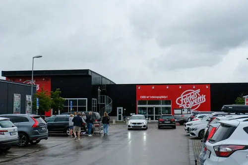 Vår träning på Friskis &amp; Svettis BåstadMänniskan är gjord för rörelse, vi mår bra när vi rör på oss.Vad är du sugen på att träna idag?​Det finns många skäl till att träna. Vi tycker att träning ska kännas lustfyllt, så att ha kul är ett gott skäl till att träna. Du får mer energi. Du får en härligare känsla i kroppen.Träna hos oss kan du göra på många olika sättKika in här och hitta träningen som passar dig bäst. Eller utmana dig och träna något nytt.&nbsp;ÅldersgränserPå några av våra träningsformer har vi särskilda åldersgränser2-6 år på Familjejympa7-12 år på all gruppträning utan redskap tillsammans med förälder/vuxen.10 år på träning i gymmet tillsammans med förälder/vuxen13 år på all typ av träningSpinningKonditionsträningen som är både svettig &amp; energifylld - på spincykelDu tränar på en spincykel, där det är du själv som väljer och reglerar motståndet.Du bestämmer hur lätt eller utmanande det blir för dig.&nbsp;Ledaren guidar genom passet och peppar dig igenom de&nbsp;tre olika positioner som ett spinpass innehåller: en sittande och två stående.Allt för att variera träningseffekten.&nbsp;Spinning ger dig effektiv konditionsträning som ger varierande träningseffekter: snabbhet, uthållighet och styrka.Indoor walkingFlowig träning på crosstrainer. Indoor walking (IW) är effektiv konditionsträning på crosstrainer, en så kallad walker. På köpet utmanar du din bålstabilitet och balans.&nbsp;Rörelsemönstret på en Crosstrainer/walker liknar löpning och skidåkning.Hela kroppen engageras och känslan är skönt flowingEn schysst bonus är att träningen är skonsam för lederna, oavsett om du väljer att ta det lugnt eller utmana dig ordentligt.&nbsp;Första gången? För att träna IW är det bra om du är minst 150 cm lång på grund av walkerns storlek och avstånd mellan trampor och stavar.Här hittar du fler Friskis &amp; Svettis i GöteborgFriskis&amp;Svettis Västra hamngatanFriskis&amp;Svettis MajornaFriskisSvettisFriskis&amp;Svettis KvillebäckenFriskis&amp;Svettis ValhallaFriskis&amp;Svettis GårdaFriskis&amp;Svettis JohannebergFriskis&amp; Svettis FrölundaVarmt välkommen till Göteborgs främsta träningsanläggningar med gymutrustning från de världsledande varumärkena Technogym, Life Fitness, Precor, Cybex!Kolla ditt gym på alla bolagKöp Kosttillskott &amp; TräningskläderIndoor walking hemma?Här är de 15st mest sökta gymmen på GymKarta i Juli 2023Nordic Wellness Lindholmen på Lindholmsallén 20 i GöteborgSATS Gamlestaden på Gamlestadstorget 7 i GöteborgSTC Sävedalen - Göteborgsvägen 104 - GymKarta.seSTC munkebäck på Munkebäcks Allé 26 i GöteborgNordic Wellness Göteborg Kviberg Arena - GymKarta.seNordic Wellness Kungälv Kongahälla - GymKarta.seActic Lerum - Vattenpalatset på Häradsvägen 3 i Lerum&nbsp;Maximus Gym Brunnsbo på Folkvisegatan 15 i GöteborgSATS Hovås på Björklundabacken 2 i Hovås - GymKarta.seNordic Wellness Backaplan på Gustaf Dalénsgatan 13Fitness24Seven på Lergöksgatan 6 i Västra FrölundaSATS Askim (Sisjön stora) på Ekonomivägen 6 i AskimSTC på Ekenleden 10 i Kållered - GymKarta.seNordic Wellness Marklandsgatan - GymKarta.seNordic Wellness på Vasagatan 7 i Göteborg