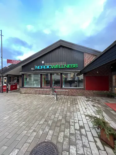 Välkommen till Nordic Wellness Bostad City!Här kan du ta del av toppmoderna maskiner, fria vikter, gruppträning, virtuell träning och riktigt mycket tränings-glädje.Kom gärna in och ta en kaffe, kika på den fantastiska anläggningen och prata med oss direkt i receptionen.Vi erbjuder självklart prov-vecka för dig som vill testa vår härliga klubb och utbud.Vi har gratis parkering hos oss också.GRATIS KONSULTATION!Vill du få hjälp att nå dina mål?Med en personlig tränare kommer du snabbt igång med ett individanpassat träningsschema som ger resultat.I det första mötet går vi igenom vad du önskar uppnå samt sätter realistiska mål efter dina förutsättningar.Fyll i kontaktformuläret nedan så kontaktar vi dig för 30 minuters kostnadsfri konsultation.Vissa personliga tränare erbjuder nu också tjänsten PT online.Vid förhinder behöver du avboka mötet 24h innan utsatt tid, annars debiteras du 200 kr.Kolla ditt gym på alla bolagFitnessprofilen Julia på Nordic Wellness: Är ditt mål att ha en något tajtare form till beachen?BEHÖVER DU PT? Känner du att du inte har disciplinen att komma i gång med träningen hemma? Hör av dig direkt till Julia och boka professionell hjälp!Nordic Wellness Din Bästa-GymPartnerHär är de 15st mest sökta gymmen på GymKarta i Juli 2023Nordic Wellness Lindholmen på Lindholmsallén 20 i GöteborgSATS Gamlestaden på Gamlestadstorget 7 i GöteborgSTC Sävedalen - Göteborgsvägen 104 - GymKarta.seSTC munkebäck på Munkebäcks Allé 26 i GöteborgNordic Wellness Göteborg Kviberg Arena - GymKarta.seNordic Wellness Kungälv Kongahälla - GymKarta.seActic Lerum - Vattenpalatset på Häradsvägen 3 i Lerum&nbsp;Maximus Gym Brunnsbo på Folkvisegatan 15 i GöteborgSATS Hovås på Björklundabacken 2 i Hovås - GymKarta.seNordic Wellness Backaplan på Gustaf Dalénsgatan 13Fitness24Seven på Lergöksgatan 6 i Västra FrölundaSATS Askim (Sisjön stora) på Ekonomivägen 6 i AskimSTC på Ekenleden 10 i Kållered - GymKarta.seNordic Wellness Marklandsgatan - GymKarta.seNordic Wellness på Vasagatan 7 i Göteborg