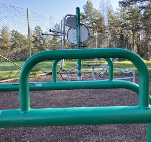 Tingsryds Urshults utegym - Att ge sig ut och springa i skogen är fin träning och avkoppling-Kan du dessutom kombinera det med lite styrketräning så är träningspasset komplettVälkommen till Tingsryds Urshults utegym!Gymmet byggdes år 2016 och är främst under sommarhalvåret flitigt använt. Här finns 8 maskiner för de stora muskelgrupperna att använda. Ett tips är att kombinera styrketräningen med löpning/rask promenad i de olika spåren eller köra moutainbike på de leder som finns för det. Styrka och kondition tillsammans mycket bättre träning än så finns det inte.Gymmet ligger uppe vid vattentornet där starten/målet för de olika slingorna är..Här kan du träna ute i det fria, dygnet runt, året runt, helt gratis.I vårt utegym finns stationer för situps, dips, chins och plyometrisk träning.Instruktioner och träningstips finner du både här på hemsidan och på informationstavlan vid gymmet. Med frisk luft, fågelkvitter och vacker natur blir det roligare att träna. Lycka till!Tips och råd för utomhusträningInstruktioner för stationen DipsInstruktioner för stationen SitupsInstruktioner för stationen Räckhäv/chinsInstruktioner för stationen UpphoppHär kan du ladda ner ritning på hur vi byggde vårt utegym!&nbsp;&nbsp;Andra UTE GYMBoo - Fisksätra-Saltsjöbaden - Sicklaön - ÄltaEnligt SS-EN16630-2015 får utrustningen endast användas av ungdomar och vuxna med en längd av minst 140cm.Vad behöver man veta innan man beställer ett Tingsryds Urshults utegym?Här följer svar på de vanligaste frågorna:Hur stor yta krävs för ett komplett utegym?- Här följer ungefärliga mått på våra redskap, och hur mycket yta de tar i anspråk.- Lägg då till lite svängrum mellan redskapen.- Särskilt häckar och stubbarna.- Dessa mått är ungefärliga och med tillhörande trall att ligga/stå på.Axelpress 6x6mStocklyft 6x6mLatsdrag 6x6mKnäböj 6x6mSingelstockar 6x6mBröstpress 6.5x8mChinsräcke 6×3.5mArmgång 8x3mBalans 8x3mHäckar 8x3mStubbar 8x3mSitups 6x6mDips 2.5x3x5mRygglyft 2.5×3.5mBenlyft 2.5×3.5mStolpe 6x6mKombo 6x4mRodd med ramp 6.5x10mRodd med trappsteg 6.5×7.5mStretch, beroende på valt måttUnderlag!Vi ser helst att underlaget vid våra gym är hårt packat grus, skötseln är lätt och det är framkomligt för funktionshindrade samt barnvagnar.Hur förankras redskapen?De gjuts fast i marken, idealiskt är att ha gymmet på en yta där man kan göra 1m djupa hål. I stort sett varje redskap kräver 4st hål.Kan man montera själv?Ja, redskapen kommer som en byggsats i tre delar som man kan montera själv på plats. Vid beställning får man monteringsanvisningar. Vi ställer även upp med montering/konsultation på plats. Ta kontakt för offert gällande montering. Vi finns även tillhands via telefon/mail när ni monterar ert gym, för konsultation.Hur lång leverans tid är det?Det beror lite på hur många redskap man beställer.&nbsp;Hur mycket väger de olika stockarna?Det är en av de vanligaste frågorna från de som tränar på gymmen. Det beror dock lite på dels vädret. De är tyngre när de regnat mycket, och beroende på hur mycket impregnering det är i virket när det kommer från brädgården kan de väga lite olika.I våra standardgym väger det lätta redskapet ca 20-25kg och den tyngre ca 40-45kg.Hur lång hållbarhetstid har ett utegym?Virket som är tryckimpregnerat har inget bäst före datum. Ett utegym håller i många år framöver.Har ni garanti på redskapen?Vi har ingen garanti men erbjuder oss att byta ut skadade redskap om det visar sig att de gått sönder av oförklarig anledning vid normalt nyttjande.Är det mycket skadegörelse på de utegym ni hittills har producerat?Nej. Vi är förskonade från det mesta när det gäller skadegörelse. Det verkar som de som klottrar och förstör hellre tränar på gymmet.Vilket ytskikt är bäst?Vi har använt oss av olika sorter, bark, flis etc. Men nu är det grus som gäller, det är mer lättskött och bark o dylikt blir gegga efter ett tag. Samt att det är bättre framkomlighet för rullstolar med grus.Behövs något fallskydd vid utegymmet- Ute gym Kålgårdsparken?Nej. All träning sker på egen risk. Men det finns ett säkerhetsavstånd mellan redskapen, se ovan.&nbsp;Nyheter Ifrån GymKartaHafstens Resort Och CampingMatinspiratör Markiz TaintonInger Zetterqvist: EM 1:ASasa The Mutant VujicJust Gym Sebastian HedmanJakob Wallin LAWABIdrottsrehab Ullevi