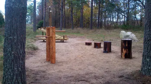 Tingsryds Urshults utegym - Att ge sig ut och springa i skogen är fin träning och avkoppling-Kan du dessutom kombinera det med lite styrketräning så är träningspasset komplettVälkommen till Tingsryds Urshults utegym!Gymmet byggdes år 2016 och är främst under sommarhalvåret flitigt använt. Här finns 8 maskiner för de stora muskelgrupperna att använda. Ett tips är att kombinera styrketräningen med löpning/rask promenad i de olika spåren eller köra moutainbike på de leder som finns för det. Styrka och kondition tillsammans mycket bättre träning än så finns det inte.Gymmet ligger uppe vid vattentornet där starten/målet för de olika slingorna är..Här kan du träna ute i det fria, dygnet runt, året runt, helt gratis.I vårt utegym finns stationer för situps, dips, chins och plyometrisk träning.Instruktioner och träningstips finner du både här på hemsidan och på informationstavlan vid gymmet. Med frisk luft, fågelkvitter och vacker natur blir det roligare att träna. Lycka till!Tips och råd för utomhusträningInstruktioner för stationen DipsInstruktioner för stationen SitupsInstruktioner för stationen Räckhäv/chinsInstruktioner för stationen UpphoppHär kan du ladda ner ritning på hur vi byggde vårt utegym!&nbsp;&nbsp;Andra UTE GYMBoo - Fisksätra-Saltsjöbaden - Sicklaön - ÄltaEnligt SS-EN16630-2015 får utrustningen endast användas av ungdomar och vuxna med en längd av minst 140cm.Vad behöver man veta innan man beställer ett Tingsryds Urshults utegym?Här följer svar på de vanligaste frågorna:Hur stor yta krävs för ett komplett utegym?- Här följer ungefärliga mått på våra redskap, och hur mycket yta de tar i anspråk.- Lägg då till lite svängrum mellan redskapen.- Särskilt häckar och stubbarna.- Dessa mått är ungefärliga och med tillhörande trall att ligga/stå på.Axelpress 6x6mStocklyft 6x6mLatsdrag 6x6mKnäböj 6x6mSingelstockar 6x6mBröstpress 6.5x8mChinsräcke 6×3.5mArmgång 8x3mBalans 8x3mHäckar 8x3mStubbar 8x3mSitups 6x6mDips 2.5x3x5mRygglyft 2.5×3.5mBenlyft 2.5×3.5mStolpe 6x6mKombo 6x4mRodd med ramp 6.5x10mRodd med trappsteg 6.5×7.5mStretch, beroende på valt måttUnderlag!Vi ser helst att underlaget vid våra gym är hårt packat grus, skötseln är lätt och det är framkomligt för funktionshindrade samt barnvagnar.Hur förankras redskapen?De gjuts fast i marken, idealiskt är att ha gymmet på en yta där man kan göra 1m djupa hål. I stort sett varje redskap kräver 4st hål.Kan man montera själv?Ja, redskapen kommer som en byggsats i tre delar som man kan montera själv på plats. Vid beställning får man monteringsanvisningar. Vi ställer även upp med montering/konsultation på plats. Ta kontakt för offert gällande montering. Vi finns även tillhands via telefon/mail när ni monterar ert gym, för konsultation.Hur lång leverans tid är det?Det beror lite på hur många redskap man beställer.&nbsp;Hur mycket väger de olika stockarna?Det är en av de vanligaste frågorna från de som tränar på gymmen. Det beror dock lite på dels vädret. De är tyngre när de regnat mycket, och beroende på hur mycket impregnering det är i virket när det kommer från brädgården kan de väga lite olika.I våra standardgym väger det lätta redskapet ca 20-25kg och den tyngre ca 40-45kg.Hur lång hållbarhetstid har ett utegym?Virket som är tryckimpregnerat har inget bäst före datum. Ett utegym håller i många år framöver.Har ni garanti på redskapen?Vi har ingen garanti men erbjuder oss att byta ut skadade redskap om det visar sig att de gått sönder av oförklarig anledning vid normalt nyttjande.Är det mycket skadegörelse på de utegym ni hittills har producerat?Nej. Vi är förskonade från det mesta när det gäller skadegörelse. Det verkar som de som klottrar och förstör hellre tränar på gymmet.Vilket ytskikt är bäst?Vi har använt oss av olika sorter, bark, flis etc. Men nu är det grus som gäller, det är mer lättskött och bark o dylikt blir gegga efter ett tag. Samt att det är bättre framkomlighet för rullstolar med grus.Behövs något fallskydd vid utegymmet- Ute gym Kålgårdsparken?Nej. All träning sker på egen risk. Men det finns ett säkerhetsavstånd mellan redskapen, se ovan.&nbsp;Nyheter Ifrån GymKartaHafstens Resort Och CampingMatinspiratör Markiz TaintonInger Zetterqvist: EM 1:ASasa The Mutant VujicJust Gym Sebastian HedmanJakob Wallin LAWABIdrottsrehab Ullevi