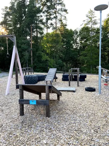 X-FORCE – UNIK TRÄNINGSMETODDen nya världsunika och patenterade svenska uppfinningen X-Force är en träningsmaskin som ökar den negativa belastningen med 40 %.Detta gör att du som användare kan träna betydligt kortare tid och få större effekt med garanterat bättre resultat, endast 6 – 12 repetitioner per maskin var 7 – 14 dagar.Varför negativ träning?Negativ träning har många fördelar.Musklerna kan arbeta med betydligt högre belastning excentriskt än koncentrisk och en tyngre last innebär också effektivare träning med snabbare resultat.För att förbättra muskelstyrkan överbelastar du muskeln och om den excentriska lasten är större tröttar du ut muskeln snabbare.Excentrisk träning kräver mindre syre än koncentrisk vilket påfrestar hjärtat mindre men ökar blodtrycket.Här är de 15st mest sökta gymmen på GymKarta i Juli 2023Nordic Wellness Lindholmen på Lindholmsallén 20 i GöteborgSATS Gamlestaden på Gamlestadstorget 7 i GöteborgSTC Sävedalen - Göteborgsvägen 104 - GymKarta.seSTC munkebäck på Munkebäcks Allé 26 i GöteborgNordic Wellness Göteborg Kviberg Arena - GymKarta.seNordic Wellness Kungälv Kongahälla - GymKarta.seActic Lerum - Vattenpalatset på Häradsvägen 3 i Lerum&nbsp;Maximus Gym Brunnsbo på Folkvisegatan 15 i GöteborgSATS Hovås på Björklundabacken 2 i Hovås - GymKarta.seNordic Wellness Backaplan på Gustaf Dalénsgatan 13Fitness24Seven på Lergöksgatan 6 i Västra FrölundaSATS Askim (Sisjön stora) på Ekonomivägen 6 i AskimSTC på Ekenleden 10 i Kållered - GymKarta.seNordic Wellness Marklandsgatan - GymKarta.seNordic Wellness på Vasagatan 7 i Göteborg