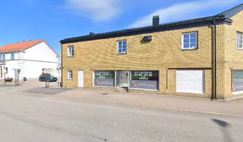 X-FORCE – UNIK TRÄNINGSMETODDen nya världsunika och patenterade svenska uppfinningen X-Force är en träningsmaskin som ökar den negativa belastningen med 40 %.Detta gör att du som användare kan träna betydligt kortare tid och få större effekt med garanterat bättre resultat, endast 6 – 12 repetitioner per maskin var 7 – 14 dagar.Varför negativ träning?Negativ träning har många fördelar.Musklerna kan arbeta med betydligt högre belastning excentriskt än koncentrisk och en tyngre last innebär också effektivare träning med snabbare resultat.För att förbättra muskelstyrkan överbelastar du muskeln och om den excentriska lasten är större tröttar du ut muskeln snabbare.Excentrisk träning kräver mindre syre än koncentrisk vilket påfrestar hjärtat mindre men ökar blodtrycket.Här är de 15st mest sökta gymmen på GymKarta i Juli 2023Nordic Wellness Lindholmen på Lindholmsallén 20 i GöteborgSATS Gamlestaden på Gamlestadstorget 7 i GöteborgSTC Sävedalen - Göteborgsvägen 104 - GymKarta.seSTC munkebäck på Munkebäcks Allé 26 i GöteborgNordic Wellness Göteborg Kviberg Arena - GymKarta.seNordic Wellness Kungälv Kongahälla - GymKarta.seActic Lerum - Vattenpalatset på Häradsvägen 3 i Lerum&nbsp;Maximus Gym Brunnsbo på Folkvisegatan 15 i GöteborgSATS Hovås på Björklundabacken 2 i Hovås - GymKarta.seNordic Wellness Backaplan på Gustaf Dalénsgatan 13Fitness24Seven på Lergöksgatan 6 i Västra FrölundaSATS Askim (Sisjön stora) på Ekonomivägen 6 i AskimSTC på Ekenleden 10 i Kållered - GymKarta.seNordic Wellness Marklandsgatan - GymKarta.seNordic Wellness på Vasagatan 7 i Göteborg