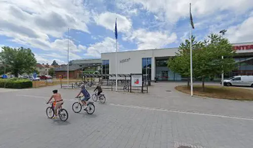 Därför ska du träna hos Actic KalmarSom en av Sveriges ledande gymkedjor har vi jobbat med träning i över 40 årVi har ett brett erbjudande av inspirerande träning på 110 gym och 50 bad från Luleå i norr till Malmö i söder.Hos oss träffar du vänlig och kunnig personal och gymmar i fräscha lokaler. Du kan träna gruppträning både inomhus och utomhus och självklart är du också välkommen att simma och bada hos oss!110 GYM ÖVER HELA SVERIGE50 BAD I DIREKT ANSLUTNING TILL VÅRA GYMINSPIRERANDE OCH EFFEKTIV GRUPPTRÄNINGONLINEPASS I ACTIC APPENVECKORS DIGITAL TRÄNINGSSTART MED COACHGENERÖSA ÖPPETTIDERSKRÄDDARSY DITT MEDLEMSKAPHitta ditt Actic gym nära digMed över 115 gym runt om i Sverige finns det många möjligheter till träning, ange namnet på det gym eller den stad som du vill träna på nedan så hittar du den information du behöver.Träna i gymmet, testa på gruppträningspass, simma i badet eller kontakta oss så kan vi hjälpa dig att hitta den träning som passar dig!GruppträningDet är roligare att träna tillsammans!För dig som gillar att träna i grupp med en peppande instruktör till inspirerande musik rekommenderar vi gruppträning.Mer än hälften av våra anläggningar erbjuder gruppträning!Boka passDu hittar aktuella scheman för alla gruppträningspass på Mina Sidor eller på ditt gym.Du bokar enkelt dina gruppträningspass i vår Actic app eller på Mina Sidor.Bokningsreglerna hittar du här.Träna på gym och få upp din styrka!Varför ska du träna styrketräning? Nedan får du några exempel på vilka fördelar du får genom att träna styrka på gym med oss:&nbsp;En starkare kropp avlastar kroppens leder.Skelettets hållfasthet förbättras och bentätheten ökar, något som motverkar risken att drabbas av benskörhet.Ämnesomsättningen ökar, vilket är bra om du vill gå ner eller hålla din vikt.Muskulära obalanser tränas bort och ger en bättre hållning.Du kommer att få en bättre hållning vid stärkande av core.Du kommer lättare kunna lyfta dina barn eller barnbarn, bära hem kassarna från mataffären&nbsp; och förhoppningsvis även känna dig starkare!Träna styrka med säker och effektiv träningHos oss på Actic hittar du alltid instruktörer ute i lokalen som ger råd och tips kring hur du kan träna styrketräning på gym.Vi visar hur övningar kan genomföras för att undvika skador och berättar hur du kan undvika vanliga fel i din träning – allt för att du ska få ut maximalt av din träning, nå dina mål och bygga muskler.Lycka till med din styrketräning!30 minuter räcker!På Actic tränar vi enligt träningsmetoden HIT (högintensitetsträning), vilket innebär att du på endast 30 minuter ger din kropp tillräcklig träning för att utvecklas.Genom att träna på gym och köra ett set med 8-12 repetitioner i varje maskin med mycket kort vila mellan maskinerna hinner du träna hela kroppen på endast 30 minuter.Vår rekommendation är 2-3 träningspass på gymmet i veckan.Då hinner du både stimulera muskeltillväxten och få tid till återhämtning mellan passen.
