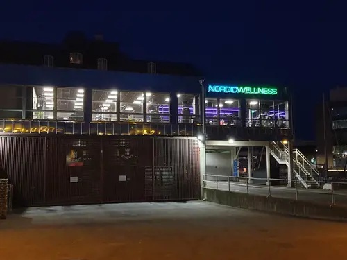 Välkommen till Nordic Wellness Kalmar Baronen!Här kan du ta del av toppmoderna maskiner, fria vikter, gruppträning, virtuell träning och riktigt mycket tränings-glädje.Kom gärna in och ta en kaffe, kika på den fantastiska anläggningen och prata med oss direkt i receptionen.Vi erbjuder självklart prov-vecka för dig som vill testa vår härliga klubb och utbud.Vi har gratis parkering hos oss också.GRATIS KONSULTATION!Vill du få hjälp att nå dina mål?Med en personlig tränare kommer du snabbt igång med ett individanpassat träningsschema som ger resultat.I det första mötet går vi igenom vad du önskar uppnå samt sätter realistiska mål efter dina förutsättningar.Fyll i kontaktformuläret nedan så kontaktar vi dig för 30 minuters kostnadsfri konsultation.Vissa personliga tränare erbjuder nu också tjänsten PT online.Vid förhinder behöver du avboka mötet 24h innan utsatt tid, annars debiteras du 200 kr.Kolla ditt gym på alla bolagFitnessprofilen Julia på Nordic Wellness: Är ditt mål att ha en något tajtare form till beachen?BEHÖVER DU PT? Känner du att du inte har disciplinen att komma i gång med träningen hemma? Hör av dig direkt till Julia och boka professionell hjälp!Nordic Wellness Din Bästa-GymPartnerHär är de 15st mest sökta gymmen på GymKarta i Juli 2023Nordic Wellness Lindholmen på Lindholmsallén 20 i GöteborgSATS Gamlestaden på Gamlestadstorget 7 i GöteborgSTC Sävedalen - Göteborgsvägen 104 - GymKarta.seSTC munkebäck på Munkebäcks Allé 26 i GöteborgNordic Wellness Göteborg Kviberg Arena - GymKarta.seNordic Wellness Kungälv Kongahälla - GymKarta.seActic Lerum - Vattenpalatset på Häradsvägen 3 i Lerum&nbsp;Maximus Gym Brunnsbo på Folkvisegatan 15 i GöteborgSATS Hovås på Björklundabacken 2 i Hovås - GymKarta.seNordic Wellness Backaplan på Gustaf Dalénsgatan 13Fitness24Seven på Lergöksgatan 6 i Västra FrölundaSATS Askim (Sisjön stora) på Ekonomivägen 6 i AskimSTC på Ekenleden 10 i Kållered - GymKarta.seNordic Wellness Marklandsgatan - GymKarta.seNordic Wellness på Vasagatan 7 i GöteborgNo Carb Protein-Pannkakor - Muskelshoppen