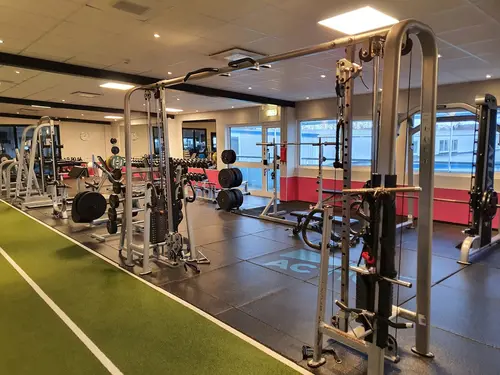 Därför ska du träna hos Actic Som en av Sveriges ledande gymkedjor har vi jobbat med träning i över 40 årVi har ett brett erbjudande av inspirerande träning på 110 gym och 50 bad från Luleå i norr till Malmö i söder.Hos oss träffar du vänlig och kunnig personal och gymmar i fräscha lokaler. Du kan träna gruppträning både inomhus och utomhus och självklart är du också välkommen att simma och bada hos oss!110 GYM ÖVER HELA SVERIGE50 BAD I DIREKT ANSLUTNING TILL VÅRA GYMINSPIRERANDE OCH EFFEKTIV GRUPPTRÄNINGONLINEPASS I ACTIC APPENVECKORS DIGITAL TRÄNINGSSTART MED COACHGENERÖSA ÖPPETTIDERSKRÄDDARSY DITT MEDLEMSKAPHitta ditt Actic gym nära digMed över 115 gym runt om i Sverige finns det många möjligheter till träning, ange namnet på det gym eller den stad som du vill träna på nedan så hittar du den information du behöver.Träna i gymmet, testa på gruppträningspass, simma i badet eller kontakta oss så kan vi hjälpa dig att hitta den träning som passar dig!GruppträningDet är roligare att träna tillsammans!För dig som gillar att träna i grupp med en peppande instruktör till inspirerande musik rekommenderar vi gruppträning.Mer än hälften av våra anläggningar erbjuder gruppträning!Boka passDu hittar aktuella scheman för alla gruppträningspass på Mina Sidor eller på ditt gym.Du bokar enkelt dina gruppträningspass i vår Actic app eller på Mina Sidor.Bokningsreglerna hittar du här.Träna på gym och få upp din styrka!Varför ska du träna styrketräning? Nedan får du några exempel på vilka fördelar du får genom att träna styrka på gym med oss:&nbsp;En starkare kropp avlastar kroppens leder.Skelettets hållfasthet förbättras och bentätheten ökar, något som motverkar risken att drabbas av benskörhet.Ämnesomsättningen ökar, vilket är bra om du vill gå ner eller hålla din vikt.Muskulära obalanser tränas bort och ger en bättre hållning.Du kommer att få en bättre hållning vid stärkande av core.Du kommer lättare kunna lyfta dina barn eller barnbarn, bära hem kassarna från mataffären&nbsp; och förhoppningsvis även känna dig starkare!Träna styrka med säker och effektiv träningHos oss på Actic hittar du alltid instruktörer ute i lokalen som ger råd och tips kring hur du kan träna styrketräning på gym.Vi visar hur övningar kan genomföras för att undvika skador och berättar hur du kan undvika vanliga fel i din träning – allt för att du ska få ut maximalt av din träning, nå dina mål och bygga muskler.Lycka till med din styrketräning!30 minuter räcker!På Actic tränar vi enligt träningsmetoden HIT (högintensitetsträning), vilket innebär att du på endast 30 minuter ger din kropp tillräcklig träning för att utvecklas.Genom att träna på gym och köra ett set med 8-12 repetitioner i varje maskin med mycket kort vila mellan maskinerna hinner du träna hela kroppen på endast 30 minuter.Vår rekommendation är 2-3 träningspass på gymmet i veckan.Då hinner du både stimulera muskeltillväxten och få tid till återhämtning mellan passen.