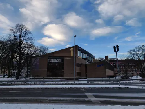 Därför ska du träna hos Actic Simhallsbadet CitySom en av Sveriges ledande gymkedjor har vi jobbat med träning i över 40 årVi har ett brett erbjudande av inspirerande träning på 110 gym och 50 bad från Luleå i norr till Malmö i söder.Hos oss träffar du vänlig och kunnig personal och gymmar i fräscha lokaler. Du kan träna gruppträning både inomhus och utomhus och självklart är du också välkommen att simma och bada hos oss!110 GYM ÖVER HELA SVERIGE50 BAD I DIREKT ANSLUTNING TILL VÅRA GYMINSPIRERANDE OCH EFFEKTIV GRUPPTRÄNINGONLINEPASS I ACTIC APPENVECKORS DIGITAL TRÄNINGSSTART MED COACHGENERÖSA ÖPPETTIDERSKRÄDDARSY DITT MEDLEMSKAPHitta ditt Actic gym nära digMed över 115 gym runt om i Sverige finns det många möjligheter till träning, ange namnet på det gym eller den stad som du vill träna på nedan så hittar du den information du behöver.Träna i gymmet, testa på gruppträningspass, simma i badet eller kontakta oss så kan vi hjälpa dig att hitta den träning som passar dig!GruppträningDet är roligare att träna tillsammans!För dig som gillar att träna i grupp med en peppande instruktör till inspirerande musik rekommenderar vi gruppträning.Mer än hälften av våra anläggningar erbjuder gruppträning!Boka passDu hittar aktuella scheman för alla gruppträningspass på Mina Sidor eller på ditt gym.Du bokar enkelt dina gruppträningspass i vår Actic app eller på Mina Sidor.Bokningsreglerna hittar du här.Träna på gym och få upp din styrka!Varför ska du träna styrketräning? Nedan får du några exempel på vilka fördelar du får genom att träna styrka på gym med oss:&nbsp;En starkare kropp avlastar kroppens leder.Skelettets hållfasthet förbättras och bentätheten ökar, något som motverkar risken att drabbas av benskörhet.Ämnesomsättningen ökar, vilket är bra om du vill gå ner eller hålla din vikt.Muskulära obalanser tränas bort och ger en bättre hållning.Du kommer att få en bättre hållning vid stärkande av core.Du kommer lättare kunna lyfta dina barn eller barnbarn, bära hem kassarna från mataffären&nbsp; och förhoppningsvis även känna dig starkare!Träna styrka med säker och effektiv träningHos oss på Actic hittar du alltid instruktörer ute i lokalen som ger råd och tips kring hur du kan träna styrketräning på gym.Vi visar hur övningar kan genomföras för att undvika skador och berättar hur du kan undvika vanliga fel i din träning – allt för att du ska få ut maximalt av din träning, nå dina mål och bygga muskler.Lycka till med din styrketräning!30 minuter räcker!På Actic tränar vi enligt träningsmetoden HIT (högintensitetsträning), vilket innebär att du på endast 30 minuter ger din kropp tillräcklig träning för att utvecklas.Genom att träna på gym och köra ett set med 8-12 repetitioner i varje maskin med mycket kort vila mellan maskinerna hinner du träna hela kroppen på endast 30 minuter.Vår rekommendation är 2-3 träningspass på gymmet i veckan.Då hinner du både stimulera muskeltillväxten och få tid till återhämtning mellan passen.